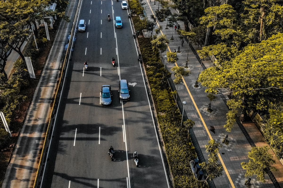 Perizinan Rumija Termurah untuk Kebutuhan Proyek dan Utilitas Pemanfaatan ruang di sekitar jalan perlu memperhatikan fungsi dan keselamatan jalan. Hal ini penting bagi perusahaan yang berencana memasang jaringan utilitas, membangun akses, atau melakukan pekerjaan di area milik jalan. Sebelum kegiatan dilakukan, perusahaan perlu memeriksa jenis izin yang dibutuhkan. Perizinan Rumija Termurah dapat membantu pelaku usaha memahami persyaratan dan menyiapkan dokumen sesuai kebutuhan proyek. PT Bintang Teknik Konsultan menyediakan layanan konsultasi teknis dan perizinan untuk membantu perusahaan mengidentifikasi kebutuhan administrasi proyek. Apa Itu Rumija? Rumija merupakan singkatan dari Ruang Milik Jalan. Area ini merupakan bagian dari ruang jalan yang ditetapkan untuk kebutuhan penyelenggaraan jalan. Pemanfaatannya tidak dapat dilakukan sembarangan. Penggunaan Rumija perlu memperhatikan fungsi jalan, keselamatan pengguna, dan keamanan konstruksi. Persyaratan juga dapat berbeda berdasarkan status jalan dan kewenangan penyelenggaranya. Karena itu, perusahaan perlu memastikan lokasi dan jenis kegiatan sebelum memulai pekerjaan. Kapan Perizinan Rumija Dibutuhkan? Kebutuhan perizinan dapat muncul ketika proyek melibatkan penggunaan area milik jalan. Contohnya adalah pemasangan kabel, pipa, jaringan utilitas, atau pekerjaan lain yang berkaitan dengan bagian jalan. Namun, jenis izin bergantung pada lokasi dan bentuk pemanfaatannya. Persyaratan untuk jalan tol juga dapat berbeda dari jalan non-tol. Melalui Perizinan Rumija Termurah, perusahaan dapat memperoleh pendampingan untuk: Mengidentifikasi jenis izin yang relevan. Meninjau lokasi dan rencana pekerjaan. Memeriksa kelengkapan dokumen pendukung. Mengidentifikasi kebutuhan gambar teknis. Memahami tahapan pengajuan kepada pihak berwenang. Dengan persiapan tersebut, perusahaan dapat mengetahui kebutuhan administrasi sebelum pekerjaan dimulai. Dokumen yang Perlu Dipersiapkan Dokumen yang diperlukan bergantung pada jenis kegiatan dan kewenangan penyelenggara jalan. Namun, beberapa data awal dapat disiapkan terlebih dahulu. Data tersebut meliputi identitas perusahaan, lokasi pekerjaan, gambar rencana, metode pelaksanaan, serta informasi teknis terkait utilitas atau bangunan yang akan dipasang. Selain itu, dokumen tambahan mungkin diperlukan setelah evaluasi awal. Karena itu, pemeriksaan persyaratan menjadi langkah penting sebelum pengajuan. Faktor yang Memengaruhi Biaya Pengurusan Biaya jasa konsultasi dapat berbeda sesuai kebutuhan proyek. Faktor yang memengaruhinya meliputi lokasi, kompleksitas pekerjaan, kelengkapan dokumen, dan ruang lingkup pendampingan. Sebaiknya, perusahaan meminta estimasi biaya setelah kebutuhan proyek diperiksa. Perlu diperhatikan juga bahwa biaya jasa konsultan berbeda dari biaya resmi atau kewajiban lain yang mungkin berlaku. Konsultasikan Perizinan Rumija Anda PT Bintang Teknik Konsultan membantu perusahaan mengidentifikasi kebutuhan dokumen dan tahapan perizinan pemanfaatan Rumija. Jika Anda mencari Perizinan Rumija Termurah, hubungi PT Bintang Teknik Konsultan untuk mendiskusikan kebutuhan proyek Anda. Dapatkan informasi mengenai persyaratan, ruang lingkup layanan, dan estimasi biaya sesuai kondisi pekerjaan.