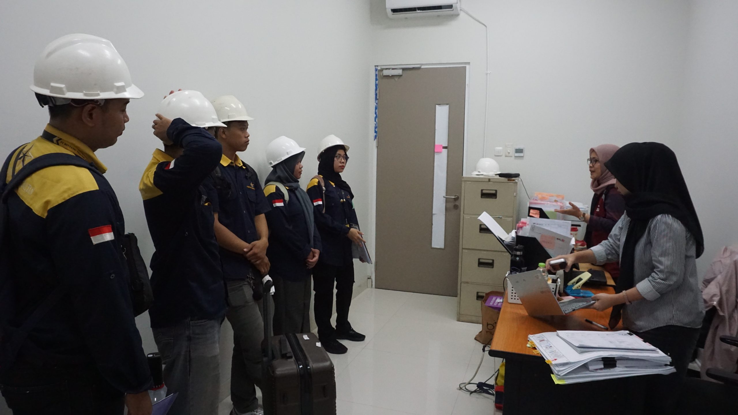 Jasa Legalitas Bangunan untuk Mendukung Kepatuhan Pemilik Gedung Bangunan yang digunakan untuk kegiatan usaha perlu memperhatikan aspek keamanan, fungsi, dan legalitas. Pemilik tidak cukup hanya memastikan bangunan selesai dibangun dan dapat digunakan. Dokumen yang berkaitan dengan persetujuan pembangunan serta kelayakan fungsi juga perlu diperhatikan sesuai ketentuan yang berlaku. Untuk membantu memenuhi kebutuhan tersebut, Jasa Legalitas Bangunan dapat menjadi pilihan bagi pemilik gedung, pengembang, maupun pelaku usaha yang membutuhkan pendampingan administrasi dan teknis. Mengapa Legalitas Bangunan Penting? Legalitas bangunan berkaitan dengan pemenuhan ketentuan yang mengatur pembangunan, perubahan, dan pemanfaatan bangunan gedung. Kelengkapan dokumen membantu pemilik memahami status administrasi bangunan serta kewajiban yang perlu dipenuhi. Salah satu dokumen yang perlu diperhatikan adalah Persetujuan Bangunan Gedung (PBG). Dokumen ini berkaitan dengan persetujuan atas rencana pembangunan maupun perubahan bangunan sesuai ketentuan. Selain itu, terdapat Sertifikat Laik Fungsi (SLF) yang berkaitan dengan kelaikan fungsi bangunan sebelum dimanfaatkan sesuai peruntukannya. Kebutuhan dokumen tersebut perlu ditinjau berdasarkan kondisi dan jenis bangunan. Melalui Jasa Legalitas Bangunan, pemilik dapat memperoleh gambaran mengenai dokumen yang diperlukan dan tahapan persiapan yang harus dilakukan. Jenis Kebutuhan Legalitas yang Perlu Diperiksa Setiap bangunan memiliki karakteristik berbeda. Rumah tinggal, gedung perkantoran, pusat perbelanjaan, gudang, dan fasilitas industri dapat memiliki kebutuhan administrasi maupun teknis yang tidak sama. Beberapa hal yang dapat menjadi bagian dari pemeriksaan awal meliputi: Kesesuaian fungsi bangunan dengan rencana pemanfaatannya. Kelengkapan dokumen PBG dan dokumen pendukung. Kebutuhan pemeriksaan teknis untuk persiapan SLF. Kesesuaian data bangunan dengan kondisi aktual. Dokumen pendukung lain berdasarkan lokasi dan jenis kegiatan. Pemeriksaan ini penting terutama untuk bangunan yang mengalami renovasi, perubahan fungsi, atau penyesuaian fasilitas. Data lama perlu ditinjau agar tidak langsung digunakan tanpa memastikan kesesuaiannya. Tahapan Pendampingan Legalitas Bangunan Pendampingan dapat dimulai dengan mengumpulkan informasi mengenai lokasi, fungsi, luas, dan kondisi bangunan. Selanjutnya, dokumen yang sudah tersedia diperiksa untuk mengetahui bagian yang masih perlu dilengkapi. Jika ditemukan ketidaksesuaian, pemilik dapat memperoleh arahan mengenai dokumen atau aspek teknis yang perlu ditinjau lebih lanjut. Proses berikutnya disesuaikan dengan kebutuhan bangunan dan mekanisme yang berlaku. Menggunakan Jasa Legalitas Bangunan juga membantu pemilik memahami pembagian tanggung jawab antara pemilik, tenaga ahli, konsultan, dan pihak berwenang. Pendampingan Bersama PT Bintang Teknik Konsultan PT Bintang Teknik Konsultan membantu pemilik bangunan dan pelaku usaha memahami kebutuhan administrasi serta teknis terkait PBG, SLF, dan dokumen pendukung lainnya. Melalui Jasa Legalitas Bangunan, kebutuhan proyek dapat dibahas berdasarkan kondisi aktual, bukan sekadar perkiraan umum. Hubungi PT Bintang Teknik Konsultan untuk mendiskusikan kebutuhan legalitas bangunan dan memperoleh informasi mengenai ruang lingkup pendampingan yang sesuai.