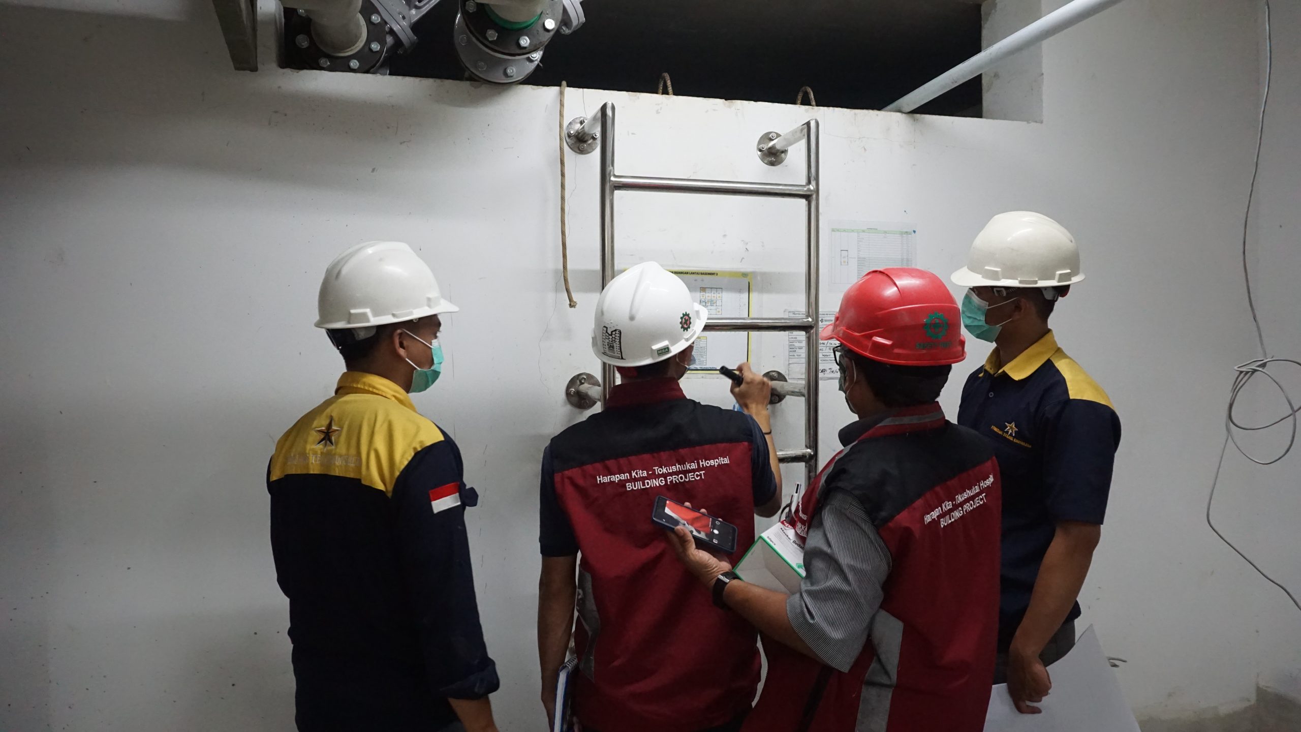 Pengurusan Izin Teknis untuk Menunjang Kesiapan Operasional Perusahaan Kegiatan operasional perusahaan sering kali melibatkan fasilitas, instalasi, dan peralatan yang memiliki persyaratan teknis tertentu. Selain memenuhi kebutuhan produksi, perusahaan juga perlu memastikan bahwa penggunaan fasilitas tersebut sesuai dengan ketentuan yang berlaku. Dalam hal ini, Pengurusan Izin Teknis menjadi bagian penting yang perlu direncanakan. Persiapan yang tepat membantu perusahaan memahami kewajiban administrasi, menyiapkan dokumen pendukung, serta mengidentifikasi kebutuhan pemeriksaan teknis. Apa yang Dimaksud dengan Izin Teknis? Izin atau persetujuan teknis merupakan bentuk pemenuhan ketentuan yang berkaitan dengan aspek teknis suatu kegiatan, fasilitas, atau instalasi. Jenis dokumen yang diperlukan bergantung pada bidang usaha, karakteristik kegiatan, dan peraturan sektoral yang berlaku. Sebagai contoh, perusahaan dapat memiliki kebutuhan terkait instalasi listrik, pengelolaan lingkungan, keselamatan peralatan, maupun fasilitas bangunan. Setiap bidang memiliki persyaratan dan mekanisme pemeriksaan yang berbeda. Karena itu, Pengurusan Izin Teknis sebaiknya diawali dengan identifikasi kegiatan perusahaan. Langkah ini membantu menentukan dokumen mana yang benar-benar relevan dan menghindari persiapan berkas yang tidak sesuai kebutuhan. Jenis Izin Teknis yang Dapat Dibutuhkan Berikut beberapa contoh kebutuhan teknis yang dapat dijumpai dalam kegiatan usaha: Ketenagalistrikan: Sertifikat Laik Operasi (SLO), dokumen instalasi, dan persyaratan teknis ketenagalistrikan lainnya. Lingkungan: Persetujuan Teknis (PERTEK) untuk aspek lingkungan tertentu sesuai ketentuan. Keselamatan kerja: Pemeriksaan dan pengujian peralatan yang termasuk dalam ruang lingkup K3. Bangunan gedung: Dokumen teknis yang berkaitan dengan PBG dan SLF. Kegiatan pertambangan: Persyaratan teknis dan perizinan sesuai jenis serta tahapan kegiatan pertambangan. Daftar tersebut tidak berlaku secara seragam untuk semua perusahaan. Penentuan kebutuhan harus mempertimbangkan aktivitas, kapasitas, lokasi, dan karakteristik fasilitas. Tahapan Persiapan Pengurusan Agar lebih terarah, perusahaan dapat melakukan beberapa langkah berikut. Pertama, identifikasi kegiatan. Petakan jenis usaha, fasilitas, instalasi, dan peralatan yang digunakan. Kedua, periksa kewajiban teknis. Tentukan dokumen atau pemeriksaan yang relevan berdasarkan ketentuan yang berlaku. Ketiga, siapkan dokumen pendukung. Kumpulkan data perusahaan, informasi fasilitas, gambar teknis, serta dokumen lain sesuai kebutuhan. Keempat, lakukan pemeriksaan awal. Pastikan informasi administrasi dan teknis saling sesuai sebelum proses dilanjutkan. Kelima, tindak lanjuti hasil pemeriksaan. Apabila terdapat kekurangan, lakukan perbaikan atau lengkapi dokumen sesuai arahan pihak terkait. Mengapa Pendampingan Diperlukan? Tidak semua perusahaan memiliki tenaga internal yang memahami seluruh aspek perizinan teknis. Dengan pendampingan Pengurusan Izin Teknis, perusahaan dapat memperoleh gambaran mengenai kebutuhan dokumen, ruang lingkup pekerjaan, dan tahapan yang perlu dilalui. PT Bintang Teknik Konsultan membantu perusahaan meninjau kebutuhan teknis dan administrasi sesuai karakteristik kegiatan usaha. Hubungi PT Bintang Teknik Konsultan untuk mendiskusikan Pengurusan Izin Teknis dan mempersiapkan kebutuhan operasional perusahaan Anda.