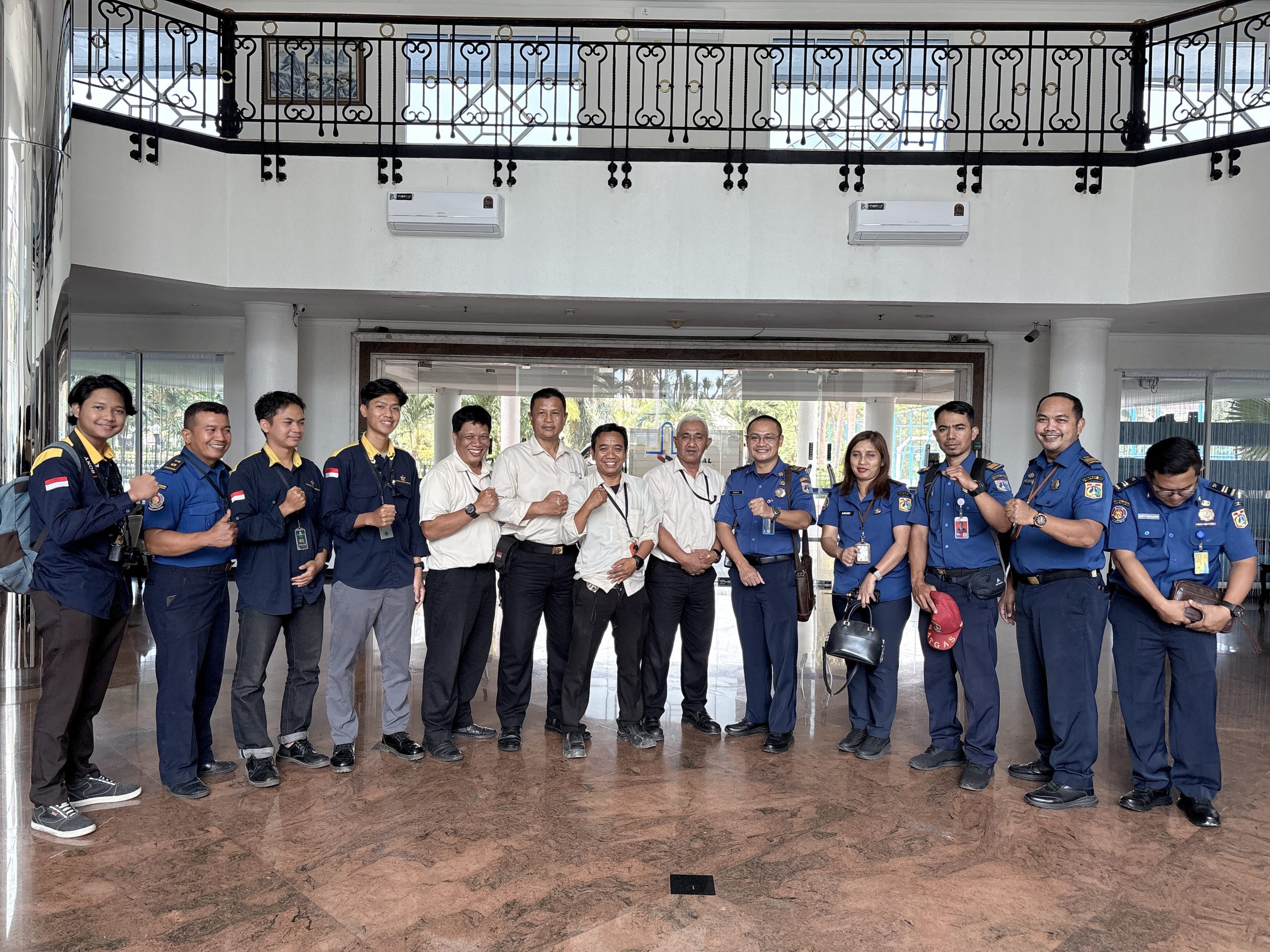 Konsultan RKK Damkar untuk Keselamatan Kebakaran Bangunan Keselamatan kebakaran perlu menjadi perhatian setiap pemilik bangunan. Sistem proteksi dan prosedur keadaan darurat harus disesuaikan dengan karakteristik bangunan. Karena itu, perusahaan perlu memahami persyaratan keselamatan kebakaran yang berlaku. Konsultan RKK Damkar dapat membantu mengidentifikasi kebutuhan dokumen dan aspek teknis yang perlu diperhatikan. PT Bintang Teknik Konsultan membantu perusahaan memahami kebutuhan konsultasi teknis sesuai ruang lingkup layanan yang tersedia. Apa Itu RKK Damkar? RKK berkaitan dengan Rencana Keselamatan Kebakaran. Istilah dan persyaratan dokumennya perlu dipastikan berdasarkan ketentuan yang berlaku untuk bangunan terkait. Perencanaan keselamatan kebakaran dapat mencakup sistem proteksi, jalur evakuasi, dan prosedur penanganan keadaan darurat. Kebutuhannya dapat berbeda berdasarkan fungsi bangunan dan ketentuan pemerintah daerah. Oleh sebab itu, pemeriksaan awal diperlukan sebelum menentukan dokumen yang harus dipersiapkan. Mengapa Membutuhkan Konsultan RKK Damkar? Persiapan keselamatan kebakaran melibatkan beberapa aspek teknis. Pemilik bangunan perlu memastikan bahwa kebutuhan proteksi dan evakuasi telah diperhatikan. Melalui Konsultan RKK Damkar, perusahaan dapat memperoleh bantuan untuk: Mengidentifikasi kebutuhan sistem proteksi kebakaran. Meninjau ketersediaan jalur evakuasi. Memeriksa kesiapan prosedur keadaan darurat. Mengidentifikasi dokumen teknis pendukung. Memahami persyaratan yang relevan dengan bangunan. Dengan pendampingan yang terarah, perusahaan dapat mengetahui aspek yang masih memerlukan perhatian. Bangunan Apa Saja yang Perlu Memperhatikan Proteksi Kebakaran? Keselamatan kebakaran penting bagi berbagai jenis bangunan. Contohnya adalah gedung perkantoran, hotel, pusat perbelanjaan, gudang, dan fasilitas industri. Namun, kebutuhan teknis setiap bangunan tidak selalu sama. Fungsi, luas, dan karakteristik penggunaan bangunan dapat memengaruhi persyaratannya. Karena itu, pemilik bangunan perlu memeriksa kebutuhan secara spesifik. Sistem proteksi juga harus dijaga agar tetap berfungsi dengan baik. Konsultasikan Kebutuhan Damkar Anda PT Bintang Teknik Konsultan membantu perusahaan mengidentifikasi kebutuhan konsultasi teknis dan dokumen yang relevan. Jika Anda membutuhkan Konsultan RKK Damkar, hubungi PT Bintang Teknik Konsultan. Diskusikan kebutuhan keselamatan kebakaran dan ruang lingkup pendampingan sesuai kondisi bangunan Anda.
