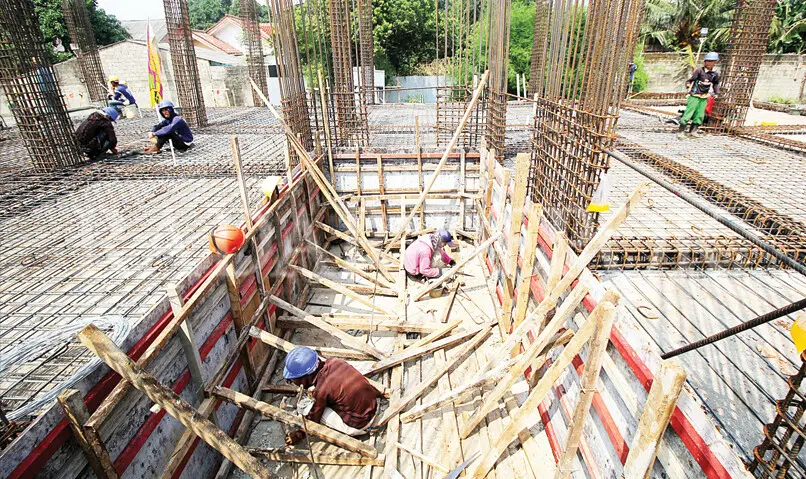 Jasa Pengurusan PEIL untuk Mendukung Perencanaan Bangunan Perencanaan bangunan tidak hanya berkaitan dengan desain, struktur, dan fungsi ruang. Aspek elevasi atau ketinggian bangunan terhadap kondisi lingkungan sekitar juga perlu diperhatikan, terutama pada lokasi yang memiliki potensi genangan atau banjir. Dalam kondisi tertentu, dokumen PEIL diperlukan sebagai bagian dari persyaratan teknis bangunan sesuai ketentuan pemerintah daerah. Melalui Jasa Pengurusan PEIL, pemilik bangunan dapat memperoleh pendampingan untuk memahami persyaratan, menyiapkan dokumen, dan mengidentifikasi tahapan pengurusan berdasarkan lokasi serta karakteristik proyek. Apa Itu PEIL? PEIL dalam konteks bangunan umumnya berkaitan dengan penetapan atau informasi elevasi yang menjadi acuan ketinggian tertentu, termasuk dalam kaitannya dengan kondisi banjir atau drainase setempat. Istilah, fungsi dokumen, dan persyaratannya dapat berbeda menurut ketentuan daerah yang berlaku. Karena itu, pemilik bangunan perlu memastikan kebutuhan PEIL berdasarkan lokasi proyek dan persyaratan teknis yang ditetapkan oleh instansi terkait. Langkah ini penting agar dokumen yang disiapkan sesuai dengan tujuan pengajuannya. Mengapa Pengurusan PEIL Perlu Dipersiapkan? Elevasi bangunan yang direncanakan tanpa mempertimbangkan kondisi lingkungan dapat menimbulkan persoalan, seperti risiko genangan, perbedaan ketinggian dengan jalan, atau kendala dalam sistem drainase. Selain mendukung perencanaan teknis, dokumen PEIL dapat menjadi bagian dari pemenuhan persyaratan administrasi bangunan apabila diwajibkan. Dengan menggunakan Jasa Pengurusan PEIL, pemilik proyek dapat lebih mudah mengidentifikasi kebutuhan dokumen dan memahami proses yang perlu dijalani. Pendampingan juga membantu menyelaraskan informasi administrasi dengan data teknis yang tersedia. Namun, kebutuhan dan hasil pengurusan tetap bergantung pada persyaratan serta evaluasi pihak berwenang. Tahapan Persiapan Pengurusan PEIL Sebelum memulai proses, terdapat beberapa hal yang sebaiknya dipersiapkan. Identifikasi lokasi: Pastikan alamat dan batas area proyek diketahui dengan jelas. Persiapan data bangunan: Siapkan informasi mengenai fungsi, luas, dan rencana pembangunan. Pengumpulan dokumen teknis: Gambar rencana, informasi elevasi, atau data pendukung lainnya dapat diperlukan sesuai ketentuan. Pemeriksaan persyaratan: Konfirmasikan dokumen yang dibutuhkan kepada instansi terkait. Tindak lanjut: Lengkapi kekurangan data atau lakukan penyesuaian apabila diminta dalam proses evaluasi. Daftar tersebut merupakan gambaran awal. Persyaratan yang sebenarnya dapat berbeda sesuai wilayah dan karakteristik bangunan. Mengapa Memilih Pendampingan yang Tepat? Pengurusan dokumen teknis membutuhkan ketelitian dalam menyiapkan data dan memahami prosedur. Informasi yang tidak lengkap dapat menyebabkan proses perlu diperbaiki atau dilengkapi kembali. Oleh sebab itu, Jasa Pengurusan PEIL sebaiknya dipilih berdasarkan kejelasan ruang lingkup pekerjaan, transparansi biaya, dan pemahaman terhadap persyaratan daerah. Konsultasikan PEIL Bersama PT Bintang Teknik Konsultan PT Bintang Teknik Konsultan membantu perusahaan dan pemilik proyek memahami kebutuhan konsultasi teknis serta persiapan dokumen sesuai ruang lingkup layanan yang tersedia. Melalui Jasa Pengurusan PEIL, Anda dapat mendiskusikan kebutuhan dokumen berdasarkan lokasi dan rencana bangunan. Hubungi PT Bintang Teknik Konsultan untuk mendapatkan informasi lebih lanjut mengenai persiapan pengurusan PEIL.