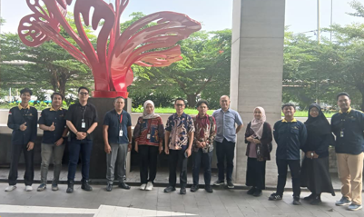 Konsultan SLF Termurah di Jakarta untuk Pengurusan Sertifikat Laik Fungsi Mencari konsultan SLF termurah di Jakarta dapat menjadi langkah awal bagi pemilik bangunan, pengembang, dan pelaku usaha yang ingin mempersiapkan pengurusan Sertifikat Laik Fungsi dengan biaya yang efisien. SLF merupakan sertifikat yang berkaitan dengan pemenuhan persyaratan kelaikan fungsi bangunan gedung sesuai ketentuan yang berlaku. Di Jakarta, berbagai jenis bangunan digunakan untuk mendukung kegiatan perkantoran, perdagangan, industri, dan aktivitas komersial lainnya. Setiap bangunan memiliki fungsi dan karakteristik teknis yang berbeda, sehingga kebutuhan pengurusan SLF perlu disesuaikan dengan kondisi bangunan masing-masing. Apa Itu SLF dan Mengapa Dibutuhkan? Sertifikat Laik Fungsi atau SLF merupakan dokumen yang menyatakan bahwa bangunan gedung telah memenuhi persyaratan kelaikan fungsi sesuai ketentuan yang berlaku. Persyaratan tersebut berkaitan dengan aspek keselamatan, kesehatan, kenyamanan, dan kemudahan berdasarkan fungsi bangunan. Proses pengurusan SLF dapat melibatkan pemeriksaan dokumen administratif, penilaian teknis, serta pemeriksaan kondisi bangunan. Oleh karena itu, pemilik bangunan perlu mempersiapkan dokumen yang relevan dan memastikan persyaratan teknis yang diperlukan telah diperhatikan. Pemahaman terhadap kebutuhan tersebut membantu perusahaan menyusun rencana pengurusan secara lebih terarah dan mengantisipasi kekurangan dokumen sejak awal. Mengapa Memilih Konsultan SLF Termurah di Jakarta? Menggunakan konsultan SLF termurah di Jakarta dapat membantu pemilik bangunan merencanakan biaya jasa secara lebih efisien. Konsultan dapat memberikan arahan mengenai dokumen yang perlu disiapkan, kebutuhan pemeriksaan teknis, serta tahapan administrasi yang relevan dengan kondisi bangunan. Biaya pengurusan dapat berbeda berdasarkan luas bangunan, fungsi, kompleksitas teknis, kelengkapan dokumen, dan ruang lingkup pekerjaan. Oleh karena itu, penting untuk memperoleh penawaran yang jelas dan sesuai dengan kebutuhan aktual. Selain harga, pemilik bangunan juga perlu mempertimbangkan pengalaman konsultan, kompetensi tenaga ahli, transparansi biaya, dan kualitas komunikasi selama proses pendampingan. Konsultan yang tepat dapat membantu memberikan gambaran mengenai persyaratan dan tahapan pengurusan secara lebih terstruktur. Layanan Konsultan SLF Profesional di Jakarta PT Bintang Teknik Konsultan menyediakan layanan konsultasi dan pendampingan pengurusan SLF sesuai kebutuhan bangunan. Layanan dapat mencakup pemeriksaan awal dokumen, identifikasi persyaratan teknis, koordinasi pemeriksaan bangunan, serta pendampingan administrasi sesuai ruang lingkup pekerjaan. Pada tahap awal, informasi mengenai lokasi, fungsi, luas, dan kondisi bangunan dapat membantu mengidentifikasi kebutuhan layanan. Dengan begitu, proses perencanaan dan estimasi biaya dapat disesuaikan dengan karakteristik bangunan yang akan diurus. Bagi Anda yang mencari konsultan SLF termurah di Jakarta, konsultasi awal dapat membantu menentukan ruang lingkup pekerjaan dan memperjelas dokumen yang perlu dipersiapkan. Manfaat Pendampingan Pengurusan SLF Pendampingan konsultan membantu pemilik bangunan memahami persyaratan yang relevan, mempersiapkan dokumen, dan mengidentifikasi hal-hal yang perlu diperhatikan sebelum proses pengurusan dilanjutkan. Meskipun demikian, penerbitan SLF tetap bergantung pada pemenuhan persyaratan dan evaluasi oleh pihak berwenang. Penggunaan jasa konsultan tidak menggantikan kewajiban pemilik bangunan untuk memenuhi ketentuan yang berlaku. Konsultasikan Kebutuhan SLF di Jakarta Pastikan pengurusan SLF bangunan Anda dipersiapkan secara tepat. Hubungi PT Bintang Teknik Konsultan untuk mendiskusikan kebutuhan SLF di Jakarta serta mendapatkan informasi layanan dan penawaran biaya yang disesuaikan dengan kondisi bangunan Anda.