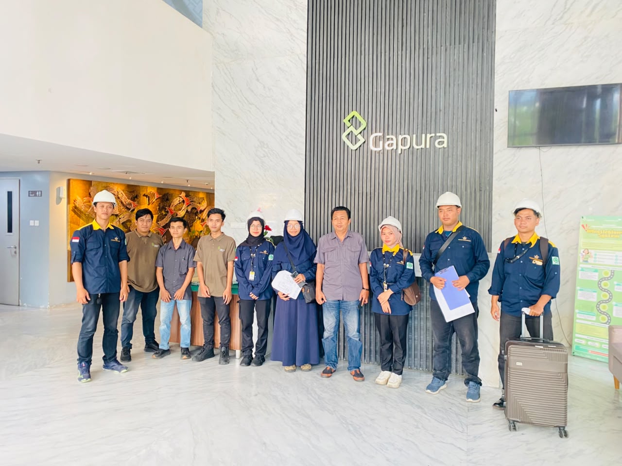 Pengurusan KKOP Tercepat untuk Kebutuhan Pembangunan Pembangunan gedung atau fasilitas di sekitar bandar udara memerlukan perhatian khusus. Ketinggian bangunan dan aktivitas tertentu dapat memengaruhi keselamatan operasi penerbangan. Karena itu, pemilik proyek perlu memastikan kesesuaian rencana pembangunan dengan ketentuan kawasan keselamatan penerbangan. Pengurusan KKOP Tercepat membantu perusahaan memahami persyaratan dan mempersiapkan dokumen sesuai kebutuhan proyek. PT Bintang Teknik Konsultan menyediakan layanan konsultasi teknis dan perizinan untuk membantu perusahaan mengidentifikasi kebutuhan terkait pembangunan di sekitar bandar udara. Apa Itu KKOP? KKOP merupakan singkatan dari Kawasan Keselamatan Operasi Penerbangan. Kawasan ini ditetapkan untuk mendukung keselamatan dan keamanan kegiatan penerbangan. Ketentuan KKOP dapat memengaruhi rencana pembangunan, terutama terkait ketinggian bangunan dan objek yang berpotensi mengganggu operasi penerbangan. Oleh sebab itu, pemilik proyek perlu memeriksa lokasi dan rencana bangunan sejak tahap perencanaan. Dengan demikian, potensi ketidaksesuaian dapat diketahui lebih awal. Siapa yang Membutuhkan Pengurusan KKOP? Kebutuhan pemeriksaan KKOP dapat muncul pada proyek yang berada di sekitar bandar udara atau dalam kawasan yang memiliki ketentuan keselamatan penerbangan. Contohnya adalah pembangunan gedung bertingkat, hotel, fasilitas industri, menara, dan bangunan komersial tertentu. Namun, kebutuhan dokumen bergantung pada lokasi, ketinggian objek, dan ketentuan yang berlaku. Melalui Pengurusan KKOP Tercepat, perusahaan dapat memperoleh bantuan untuk: Mengidentifikasi kebutuhan pemeriksaan KKOP. Meninjau lokasi dan rencana ketinggian bangunan. Memeriksa dokumen perencanaan yang tersedia. Mengidentifikasi kebutuhan data teknis tambahan. Memahami tahapan pengajuan kepada pihak terkait. Dokumen yang Perlu Dipersiapkan Persyaratan dapat berbeda sesuai lokasi dan karakteristik proyek. Namun, beberapa informasi awal dapat dipersiapkan untuk mendukung pemeriksaan. Informasi tersebut meliputi alamat dan koordinat lokasi, fungsi bangunan, elevasi lahan, rencana ketinggian bangunan, serta gambar perencanaan. Data tambahan mungkin diperlukan setelah pemeriksaan awal. Karena itu, perusahaan perlu memastikan kelengkapan dokumen berdasarkan ketentuan instansi berwenang. Faktor yang Memengaruhi Waktu Pengurusan Waktu pengurusan dipengaruhi oleh kelengkapan dokumen, kompleksitas lokasi, kebutuhan evaluasi teknis, dan proses pemeriksaan oleh pihak berwenang. Persiapan yang baik dapat membantu mengurangi kendala administrasi. Namun, waktu penerbitan persetujuan tidak dapat dijamin karena mengikuti proses evaluasi yang berlaku. Konsultasikan Kebutuhan KKOP Anda PT Bintang Teknik Konsultan membantu perusahaan mengidentifikasi kebutuhan dokumen terkait KKOP dan rencana pembangunan. Jika Anda membutuhkan Pengurusan KKOP Tercepat, hubungi PT Bintang Teknik Konsultan untuk berkonsultasi mengenai persyaratan, tahapan pengurusan, dan estimasi waktu sesuai kondisi proyek Anda.