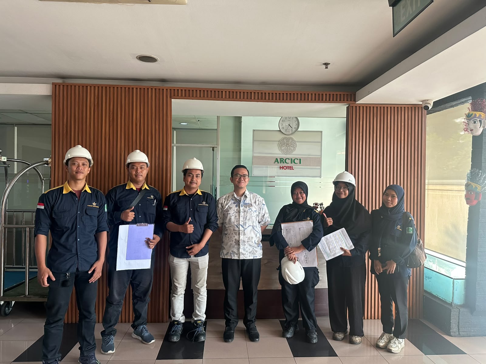 Biaya Pengurusan PBG dan Faktor yang Memengaruhinya Sebelum membangun atau mengubah bangunan, pemilik perlu memahami persyaratan Persetujuan Bangunan Gedung (PBG). Selain menyiapkan dokumen teknis, perencanaan anggaran juga menjadi hal penting. Karena itu, informasi mengenai biaya pengurusan PBG dapat membantu pemilik bangunan mempersiapkan kebutuhan perizinan sejak awal. PT Bintang Teknik Konsultan menyediakan layanan konsultasi untuk membantu klien memahami kebutuhan dokumen dan ruang lingkup pengurusan PBG. Apa Itu Biaya Pengurusan PBG? Biaya pengurusan PBG merupakan biaya yang berkaitan dengan pemenuhan persyaratan dan proses pengajuan PBG. Besarnya biaya tidak selalu sama untuk setiap bangunan. Hal ini terjadi karena setiap proyek memiliki karakteristik berbeda. Fungsi bangunan, luas, kompleksitas teknis, serta kelengkapan dokumen dapat memengaruhi kebutuhan pekerjaan. Selain itu, biaya jasa konsultan dan biaya yang ditetapkan melalui mekanisme resmi merupakan komponen yang perlu dibedakan. Karena itu, pemohon sebaiknya meminta rincian biaya sebelum memulai proses. Faktor yang Memengaruhi Biaya Pengurusan PBG Ada beberapa faktor yang perlu diperhatikan saat memperkirakan anggaran. 1. Fungsi dan luas bangunan Bangunan dengan fungsi serta ukuran berbeda dapat memiliki kebutuhan teknis yang berbeda pula. Kondisi ini dapat memengaruhi persiapan dokumen. 2. Kelengkapan dokumen Dokumen yang sudah lengkap dapat mengurangi kebutuhan perbaikan tambahan. Sebaliknya, kekurangan data mungkin memerlukan pekerjaan lanjutan. 3. Kompleksitas teknis Sebagian bangunan memerlukan dokumen teknis yang lebih terperinci. Oleh sebab itu, kebutuhan pemeriksaan dan persiapan dapat berbeda. 4. Ruang lingkup jasa konsultan Biaya jasa bergantung pada pekerjaan yang disepakati. Misalnya, layanan dapat mencakup konsultasi awal, pemeriksaan dokumen, atau pendampingan pada tahapan tertentu. Cara Menyiapkan Anggaran Pengurusan PBG Agar perencanaan lebih terarah, pemilik bangunan dapat melakukan beberapa langkah berikut: Siapkan informasi fungsi dan luas bangunan. Kumpulkan dokumen tanah dan data lokasi. Periksa ketersediaan gambar serta dokumen teknis. Minta rincian pekerjaan dari penyedia jasa. Pastikan komponen biaya dijelaskan secara tertulis. Dengan cara tersebut, pemilik bangunan dapat membandingkan penawaran secara lebih objektif. Selain harga, perhatikan juga kejelasan layanan dan pengalaman penyedia jasa. Mengapa Perlu Berkonsultasi Sebelum Mengurus PBG? Konsultasi awal membantu mengidentifikasi kebutuhan proyek sebelum proses pengajuan dimulai. Dengan demikian, pemilik bangunan dapat mengetahui dokumen yang perlu disiapkan dan memperkirakan ruang lingkup pekerjaan. Namun, biaya dan waktu pengurusan tidak dapat dipastikan tanpa memahami kondisi proyek. Proses evaluasi oleh pihak berwenang juga berada di luar kendali konsultan. Dapatkan Informasi Biaya PBG yang Lebih Jelas PT Bintang Teknik Konsultan siap membantu Anda memahami kebutuhan dokumen serta ruang lingkup pengurusan PBG sesuai karakteristik bangunan. Hubungi PT Bintang Teknik Konsultan untuk berkonsultasi mengenai biaya pengurusan PBG. Dengan pemeriksaan awal, Anda dapat menyusun persiapan dan anggaran berdasarkan kebutuhan proyek yang sebenarnya.