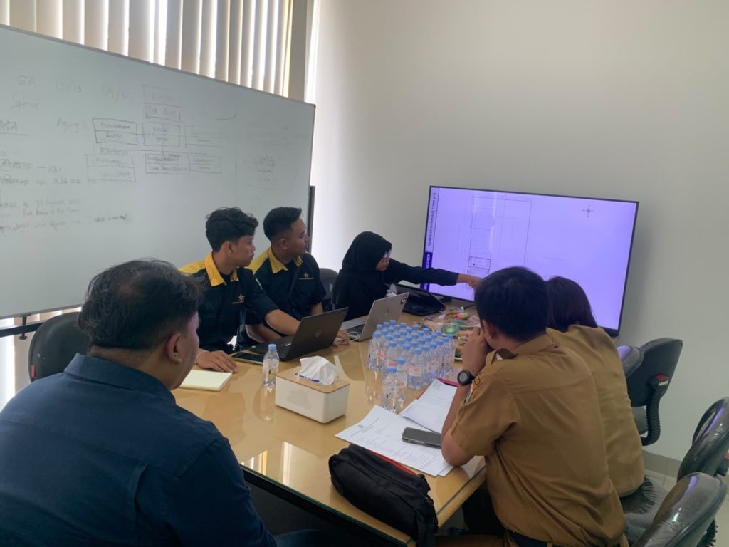 Jasa Perizinan Perusahaan untuk Mendukung Kegiatan Usaha yang Tertib Setiap perusahaan perlu memperhatikan legalitas dan kepatuhan terhadap ketentuan yang berlaku. Seiring perkembangan kegiatan usaha, kebutuhan perizinan juga dapat bertambah. Perubahan fasilitas, perluasan operasional, hingga penggunaan peralatan baru dapat menimbulkan kewajiban administrasi maupun teknis yang perlu diperiksa. Untuk membantu mengelola kebutuhan tersebut, Jasa Perizinan Perusahaan dapat memberikan pendampingan dalam mengidentifikasi dokumen dan memahami proses yang harus dipenuhi. Pentingnya Mengelola Perizinan Perusahaan Perizinan bukan hanya dokumen administratif yang disimpan setelah diterbitkan. Dokumen tersebut berkaitan dengan kegiatan, lokasi, fasilitas, serta kewajiban perusahaan berdasarkan peraturan yang berlaku. Sebagai contoh, perusahaan yang membangun fasilitas baru perlu memperhatikan aspek legalitas bangunan. Perusahaan yang menjalankan kegiatan produksi juga perlu meninjau kewajiban lingkungan dan keselamatan kerja. Dengan menggunakan Jasa Perizinan Perusahaan, pelaku usaha dapat memperoleh bantuan untuk memetakan kebutuhan berdasarkan karakteristik bisnisnya. Hal ini membantu perusahaan mengetahui dokumen yang sudah dimiliki, kewajiban yang belum dipenuhi, dan aspek yang perlu diperiksa lebih lanjut. Jenis Kebutuhan Perizinan yang Dapat Didampingi Kebutuhan setiap perusahaan berbeda. Berikut beberapa bidang yang dapat menjadi bagian dari pendampingan: Perizinan bangunan: PBG, SLF, dan dokumen teknis bangunan lainnya. Perizinan lingkungan: AMDAL, UKL-UPL, SPPL, PERTEK, serta dokumen lingkungan sesuai kebutuhan. Perizinan ketenagalistrikan: SLO dan dokumen teknis instalasi listrik. Keselamatan kerja: Riksa uji dan pemeriksaan peralatan tertentu sesuai ruang lingkup K3. Perizinan pertambangan: Dokumen dan persyaratan sesuai jenis kegiatan pertambangan. Dokumen usaha dan fasilitas: Persyaratan pendukung yang berkaitan dengan operasional perusahaan. Jenis layanan yang diperlukan harus ditentukan melalui pemeriksaan kegiatan usaha dan ketentuan sektoral. Tidak semua perusahaan wajib memiliki seluruh dokumen tersebut. Cara Memilih Penyedia Jasa Perizinan Sebelum menentukan mitra, perusahaan perlu memperhatikan beberapa hal. Pastikan penyedia jasa mampu menjelaskan ruang lingkup pekerjaan, persyaratan, estimasi biaya, dan tanggung jawab masing-masing pihak. Selain itu, pilih penyedia jasa yang melakukan pemeriksaan berdasarkan kondisi perusahaan. Hindari penawaran yang menjanjikan seluruh persetujuan tanpa memperhatikan kelengkapan dokumen dan evaluasi instansi terkait. Pendampingan yang baik seharusnya membantu perusahaan memahami proses, bukan sekadar menawarkan pengurusan dokumen. PT Bintang Teknik Konsultan Siap Mendampingi Kebutuhan Usaha PT Bintang Teknik Konsultan menyediakan layanan konsultasi dan pendampingan teknis serta perizinan untuk berbagai kebutuhan perusahaan. Melalui Jasa Perizinan Perusahaan, kami membantu mengidentifikasi kebutuhan dokumen dan membahas tahapan persiapan sesuai kegiatan usaha. Hubungi PT Bintang Teknik Konsultan untuk mendiskusikan kebutuhan perizinan perusahaan Anda dan memperoleh informasi mengenai layanan yang sesuai dengan kondisi operasional.