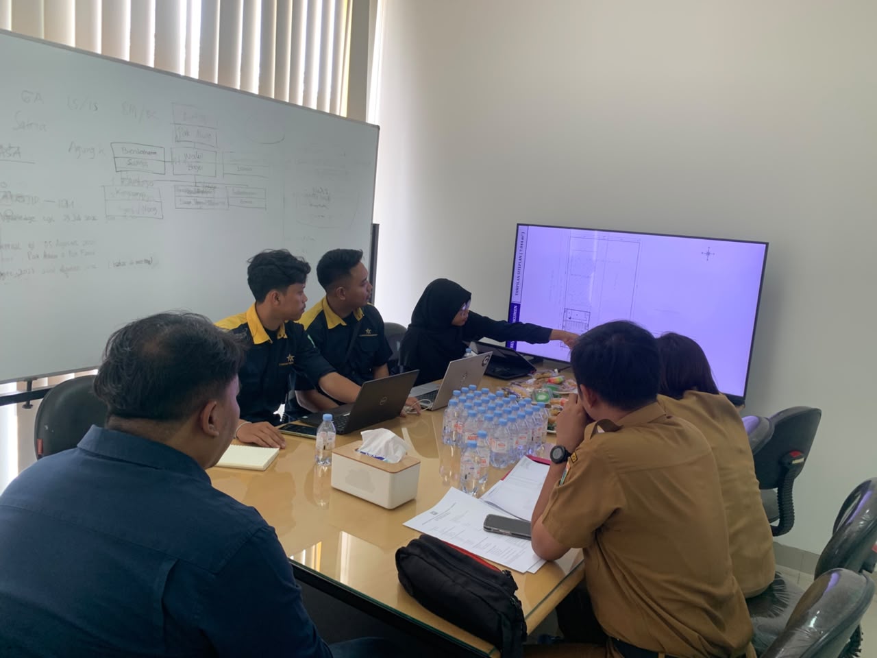 Jasa Perizinan Perusahaan untuk Mendukung Kegiatan Usaha yang Tertib Setiap perusahaan perlu memperhatikan legalitas dan kepatuhan terhadap ketentuan yang berlaku. Seiring perkembangan kegiatan usaha, kebutuhan perizinan juga dapat bertambah. Perubahan fasilitas, perluasan operasional, hingga penggunaan peralatan baru dapat menimbulkan kewajiban administrasi maupun teknis yang perlu diperiksa. Untuk membantu mengelola kebutuhan tersebut, Jasa Perizinan Perusahaan dapat memberikan pendampingan dalam mengidentifikasi dokumen dan memahami proses yang harus dipenuhi. Pentingnya Mengelola Perizinan Perusahaan Perizinan bukan hanya dokumen administratif yang disimpan setelah diterbitkan. Dokumen tersebut berkaitan dengan kegiatan, lokasi, fasilitas, serta kewajiban perusahaan berdasarkan peraturan yang berlaku. Sebagai contoh, perusahaan yang membangun fasilitas baru perlu memperhatikan aspek legalitas bangunan. Perusahaan yang menjalankan kegiatan produksi juga perlu meninjau kewajiban lingkungan dan keselamatan kerja. Dengan menggunakan Jasa Perizinan Perusahaan, pelaku usaha dapat memperoleh bantuan untuk memetakan kebutuhan berdasarkan karakteristik bisnisnya. Hal ini membantu perusahaan mengetahui dokumen yang sudah dimiliki, kewajiban yang belum dipenuhi, dan aspek yang perlu diperiksa lebih lanjut. Jenis Kebutuhan Perizinan yang Dapat Didampingi Kebutuhan setiap perusahaan berbeda. Berikut beberapa bidang yang dapat menjadi bagian dari pendampingan: Perizinan bangunan: PBG, SLF, dan dokumen teknis bangunan lainnya. Perizinan lingkungan: AMDAL, UKL-UPL, SPPL, PERTEK, serta dokumen lingkungan sesuai kebutuhan. Perizinan ketenagalistrikan: SLO dan dokumen teknis instalasi listrik. Keselamatan kerja: Riksa uji dan pemeriksaan peralatan tertentu sesuai ruang lingkup K3. Perizinan pertambangan: Dokumen dan persyaratan sesuai jenis kegiatan pertambangan. Dokumen usaha dan fasilitas: Persyaratan pendukung yang berkaitan dengan operasional perusahaan. Jenis layanan yang diperlukan harus ditentukan melalui pemeriksaan kegiatan usaha dan ketentuan sektoral. Tidak semua perusahaan wajib memiliki seluruh dokumen tersebut. Cara Memilih Penyedia Jasa Perizinan Sebelum menentukan mitra, perusahaan perlu memperhatikan beberapa hal. Pastikan penyedia jasa mampu menjelaskan ruang lingkup pekerjaan, persyaratan, estimasi biaya, dan tanggung jawab masing-masing pihak. Selain itu, pilih penyedia jasa yang melakukan pemeriksaan berdasarkan kondisi perusahaan. Hindari penawaran yang menjanjikan seluruh persetujuan tanpa memperhatikan kelengkapan dokumen dan evaluasi instansi terkait. Pendampingan yang baik seharusnya membantu perusahaan memahami proses, bukan sekadar menawarkan pengurusan dokumen. PT Bintang Teknik Konsultan Siap Mendampingi Kebutuhan Usaha PT Bintang Teknik Konsultan menyediakan layanan konsultasi dan pendampingan teknis serta perizinan untuk berbagai kebutuhan perusahaan. Melalui Jasa Perizinan Perusahaan, kami membantu mengidentifikasi kebutuhan dokumen dan membahas tahapan persiapan sesuai kegiatan usaha. Hubungi PT Bintang Teknik Konsultan untuk mendiskusikan kebutuhan perizinan perusahaan Anda dan memperoleh informasi mengenai layanan yang sesuai dengan kondisi operasional.