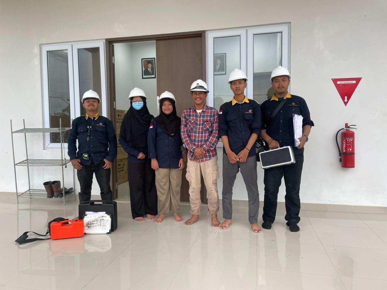 Konsultan PBG Terbaik untuk Kebutuhan Legalitas Bangunan Pengurusan Persetujuan Bangunan Gedung (PBG) membutuhkan persiapan dokumen yang cermat. Pemilik bangunan perlu memperhatikan persyaratan administrasi sekaligus kesesuaian teknis bangunan. Oleh sebab itu, memilih konsultan PBG terbaik dapat membantu Anda memahami proses pengajuan dengan lebih jelas. PT Bintang Teknik Konsultan menyediakan layanan konsultasi teknis dan perizinan bagi pemilik bangunan, pengembang, perusahaan, serta pelaku usaha. Apa Peran Konsultan PBG? Konsultan PBG membantu klien memahami kebutuhan dokumen dan persyaratan teknis yang berkaitan dengan pengajuan PBG. Pendampingan dapat mencakup pemeriksaan awal, identifikasi dokumen, serta arahan mengenai tahapan yang perlu dilakukan. Namun, ruang lingkup layanan bergantung pada kondisi bangunan dan kebutuhan klien. Karena itu, konsultasi awal penting untuk menentukan pekerjaan yang diperlukan. Mengapa Memilih Konsultan PBG yang Tepat? Setiap bangunan memiliki karakteristik berbeda. Faktor seperti fungsi, luas, lokasi, dan kompleksitas teknis dapat memengaruhi kebutuhan dokumen. Konsultan yang tepat dapat membantu pemilik bangunan memahami faktor-faktor tersebut sejak awal. Beberapa manfaat pendampingan antara lain: Membantu memeriksa kelengkapan dokumen. Mengidentifikasi kebutuhan gambar dan data teknis. Memberikan penjelasan mengenai tahapan pengajuan. Membantu mengurangi kesalahan administrasi. Mendukung koordinasi terkait perbaikan dokumen. Dengan persiapan yang terarah, pemilik bangunan dapat menjalankan proses pengajuan secara lebih tertib. Cara Memilih Konsultan PBG Terbaik Sebelum menentukan penyedia jasa, perhatikan beberapa hal berikut. 1. Periksa ruang lingkup layanan Pastikan konsultan menjelaskan pekerjaan yang termasuk dalam layanan. Dengan begitu, Anda dapat memahami dukungan yang akan diterima. 2. Perhatikan pemahaman teknis Pengurusan PBG dapat melibatkan dokumen teknis yang cukup kompleks. Karena itu, pilih konsultan yang mampu menjelaskan kebutuhan bangunan dengan jelas. 3. Pastikan biaya transparan Mintalah informasi mengenai biaya jasa, tahapan pekerjaan, dan kemungkinan biaya tambahan. Langkah ini membantu Anda menyusun anggaran secara realistis. 4. Hindari janji berlebihan Waktu penyelesaian bergantung pada kelengkapan dokumen, kompleksitas bangunan, dan proses pemeriksaan oleh pihak berwenang. Konsultan yang profesional akan menjelaskan hal tersebut secara terbuka. Dokumen yang Perlu Dipersiapkan Dokumen awal dapat meliputi identitas pemohon, data tanah, lokasi bangunan, fungsi bangunan, gambar teknis, serta dokumen pendukung lainnya. Persyaratan pastinya perlu diperiksa berdasarkan kondisi bangunan dan ketentuan yang berlaku. Selanjutnya, pemeriksaan dokumen membantu menentukan langkah yang perlu dilakukan sebelum pengajuan. PT Bintang Teknik Konsultan Siap Mendampingi Anda PT Bintang Teknik Konsultan membantu klien memahami kebutuhan teknis dan administrasi dalam pengurusan PBG. Kami mengutamakan komunikasi yang jelas, persiapan dokumen yang terarah, dan layanan sesuai kebutuhan setiap proyek. Hubungi PT Bintang Teknik Konsultan untuk berkonsultasi mengenai konsultan PBG terbaik. Dapatkan arahan awal agar proses pengurusan PBG dapat dipersiapkan dengan lebih baik.
