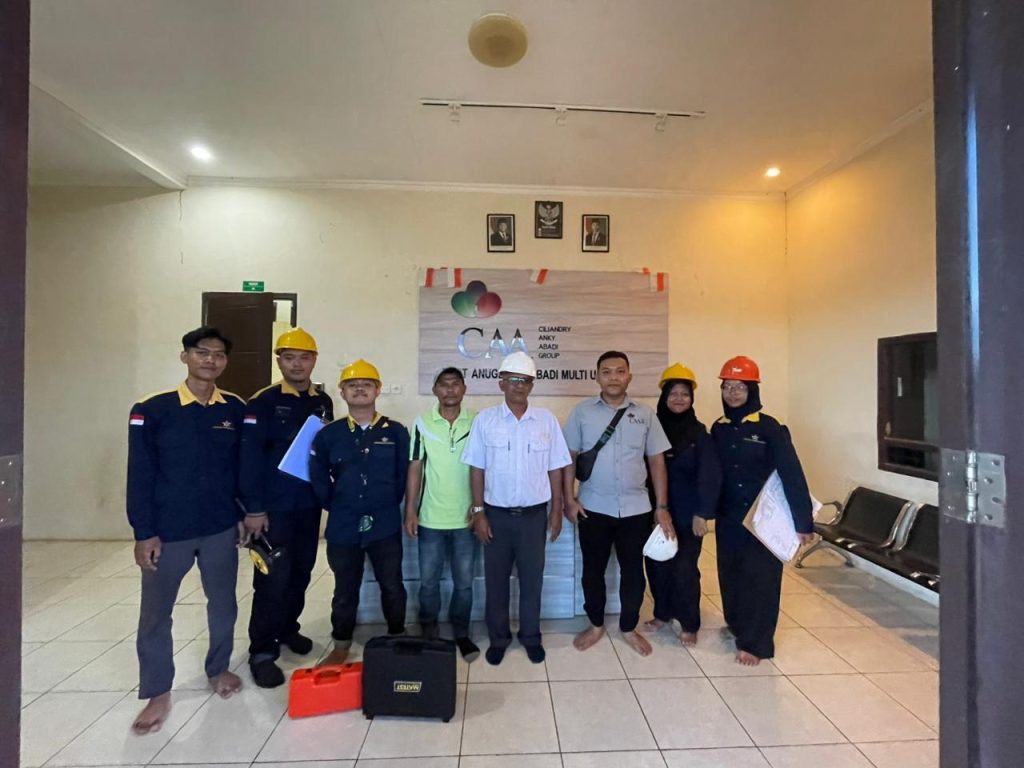 Jasa PBG Profesional untuk Mendukung Perizinan Bangunan Pengurusan Persetujuan Bangunan Gedung (PBG) memerlukan pemahaman terhadap persyaratan administratif dan teknis. Pemilik bangunan perlu memastikan bahwa dokumen yang disiapkan sesuai dengan kondisi serta fungsi bangunan. Untuk mendukung kebutuhan tersebut, jasa PBG profesional dapat membantu proses persiapan perizinan secara lebih terarah. PT Bintang Teknik Konsultan menyediakan layanan konsultasi teknis dan perizinan bagi pemilik gedung, pengembang, perusahaan, serta pelaku usaha. Mengenal Layanan Jasa PBG Profesional Jasa PBG profesional membantu pemohon memahami kebutuhan dokumen dan tahapan pengajuan Persetujuan Bangunan Gedung. Pendampingan dapat disesuaikan dengan kondisi bangunan dan ruang lingkup pekerjaan yang disepakati. PBG berkaitan dengan kegiatan pembangunan baru, perubahan, perluasan, pengurangan, atau perawatan bangunan sesuai ketentuan yang berlaku. Karena setiap proyek memiliki karakteristik berbeda, pemeriksaan awal menjadi langkah penting. Melalui pemeriksaan tersebut, kebutuhan dokumen dapat diidentifikasi sebelum pengajuan dilakukan. Manfaat Menggunakan Jasa PBG Profesional Pendampingan yang tepat dapat membantu pemilik bangunan menyiapkan dokumen secara lebih sistematis. Selain itu, pemohon dapat memahami aspek yang perlu diperhatikan selama proses pengurusan. Beberapa manfaatnya meliputi: Membantu memeriksa kelengkapan dokumen awal. Mengidentifikasi kebutuhan data dan gambar teknis. Menjelaskan tahapan pengurusan PBG. Membantu menemukan kekurangan dokumen. Memberikan arahan sesuai kondisi proyek. Dengan persiapan yang baik, pemilik bangunan dapat mengurangi risiko kesalahan administrasi. Namun, hasil pengajuan tetap mengikuti persyaratan dan evaluasi pihak berwenang. Dokumen yang Perlu Dipersiapkan Dokumen yang diperlukan dapat berbeda berdasarkan fungsi, lokasi, dan kompleksitas bangunan. Secara umum, pemohon dapat menyiapkan identitas pemilik, data tanah, informasi lokasi, fungsi bangunan, gambar teknis, serta dokumen pendukung lainnya. Selanjutnya, dokumen tersebut perlu diperiksa untuk mengetahui kelengkapan dan kesesuaiannya. Jika ada informasi yang belum tersedia, pemohon dapat mempersiapkannya sebelum melanjutkan proses. Cara Memilih Penyedia Jasa PBG Sebelum memilih konsultan, perhatikan beberapa aspek penting. Pertama, pastikan penyedia jasa menjelaskan ruang lingkup pekerjaan secara terbuka. Kedua, mintalah rincian biaya agar Anda memahami komponen layanan yang ditawarkan. Selain itu, perhatikan kemampuan konsultan dalam menjelaskan kebutuhan teknis. Komunikasi yang jelas membantu pemilik bangunan memahami proses dan tindak lanjut yang diperlukan. Hindari pula janji penerbitan yang tidak realistis. Waktu pengurusan bergantung pada kelengkapan dokumen, kompleksitas proyek, dan proses evaluasi pihak berwenang. Percayakan Kebutuhan PBG kepada PT Bintang Teknik Konsultan PT Bintang Teknik Konsultan siap membantu Anda memahami kebutuhan teknis dan administrasi dalam pengurusan PBG. Kami memberikan pendampingan sesuai kondisi bangunan dan kebutuhan setiap klien. Hubungi PT Bintang Teknik Konsultan untuk berkonsultasi mengenai jasa PBG profesional. Dapatkan informasi awal agar persiapan dokumen dan tahapan pengajuan dapat dilakukan secara lebih terarah.