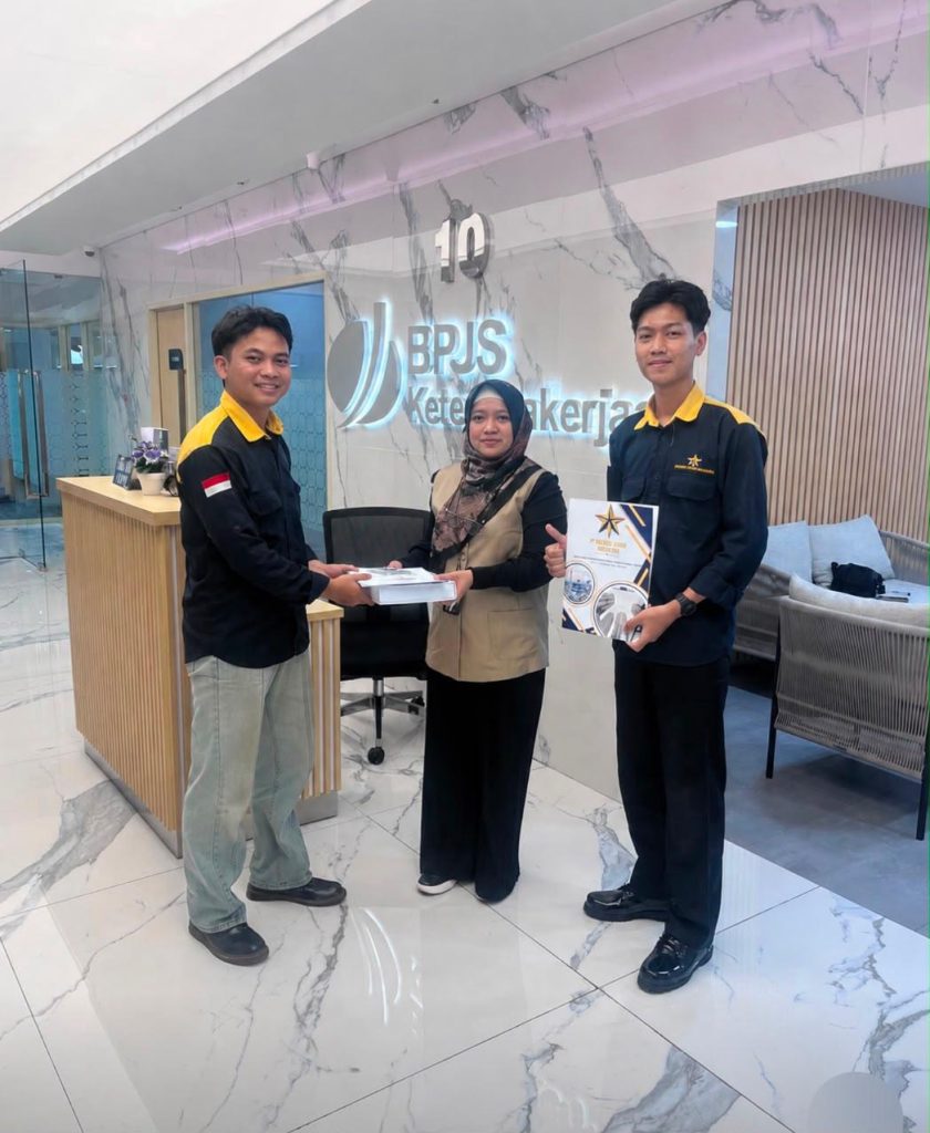 Jasa Inspeksi K3 untuk Mengidentifikasi Risiko di Tempat Kerja Kondisi tempat kerja yang aman membutuhkan perhatian terhadap peralatan, instalasi, prosedur, dan potensi bahaya yang dapat muncul selama kegiatan operasional. Salah satu upaya yang dapat dilakukan perusahaan adalah melaksanakan inspeksi berdasarkan kebutuhan dan tingkat risiko. Dalam proses tersebut, Jasa Inspeksi K3 dapat membantu perusahaan memahami aspek yang perlu diperiksa dan tindak lanjut yang diperlukan. Inspeksi yang terarah bukan hanya bertujuan menemukan ketidaksesuaian. Hasilnya juga dapat menjadi bahan evaluasi untuk meningkatkan pengendalian risiko dan mendukung pelaksanaan keselamatan kerja. Apa yang Diperiksa dalam Inspeksi K3? Ruang lingkup inspeksi bergantung pada tujuan pemeriksaan, karakteristik tempat kerja, serta jenis objek yang menjadi perhatian. Beberapa aspek yang dapat dievaluasi meliputi: Kondisi fisik peralatan dan fasilitas kerja. Kesesuaian penggunaan peralatan dengan prosedur yang ditetapkan. Kondisi area kerja dan potensi bahaya yang terlihat. Kelengkapan informasi atau dokumen pendukung. Penerapan tindakan pengendalian risiko yang relevan. Inspeksi umum di tempat kerja berbeda dari pemeriksaan dan pengujian teknis yang diwajibkan untuk peralatan tertentu. Oleh sebab itu, perusahaan perlu memastikan jenis pemeriksaan yang dibutuhkan sebelum menentukan penyedia layanan. Manfaat Inspeksi K3 bagi Operasional Inspeksi membantu perusahaan mengenali kondisi yang memerlukan perbaikan sebelum berkembang menjadi masalah yang lebih besar. Temuan yang tercatat dapat digunakan untuk menentukan prioritas tindakan berdasarkan tingkat risiko dan dampaknya terhadap operasional. Selain itu, pelaksanaan inspeksi secara terencana membantu perusahaan mengevaluasi kondisi peralatan dan konsistensi penerapan prosedur keselamatan. Hasilnya juga dapat mendukung perencanaan pemeliharaan serta pengendalian risiko di lingkungan kerja. Namun, inspeksi tidak dapat menggantikan pemeliharaan rutin atau kewajiban pemeriksaan teknis khusus apabila hal tersebut dipersyaratkan oleh peraturan. Bagaimana Mempersiapkan Inspeksi K3? Sebelum inspeksi, perusahaan sebaiknya menentukan tujuan pemeriksaan dan objek yang akan dinilai. Informasi mengenai lokasi, jenis kegiatan, peralatan, serta riwayat temuan sebelumnya dapat membantu memperjelas kebutuhan. Selanjutnya, pastikan akses ke area pemeriksaan tersedia dan dokumen pendukung telah disiapkan. Jika inspeksi memerlukan pengujian khusus, perusahaan perlu memastikan bahwa pekerjaan dilakukan oleh personel atau pihak yang kompeten dan berwenang sesuai ketentuan. Setelah pemeriksaan selesai, hasilnya perlu ditinjau untuk menentukan tindak lanjut. Setiap temuan sebaiknya memiliki penanggung jawab dan rencana penyelesaian yang jelas. Dukungan Inspeksi K3 untuk Perusahaan PT Bintang Teknik Konsultan membantu perusahaan mengidentifikasi kebutuhan konsultasi teknis dan layanan terkait keselamatan sesuai ruang lingkup yang tersedia. Dengan Jasa Inspeksi K3, perusahaan dapat mendiskusikan kebutuhan pemeriksaan, persiapan dokumen, serta tahapan tindak lanjut berdasarkan kondisi aktual. Hubungi PT Bintang Teknik Konsultan untuk mendapatkan informasi lebih lanjut mengenai layanan inspeksi dan kebutuhan teknis perusahaan Anda.