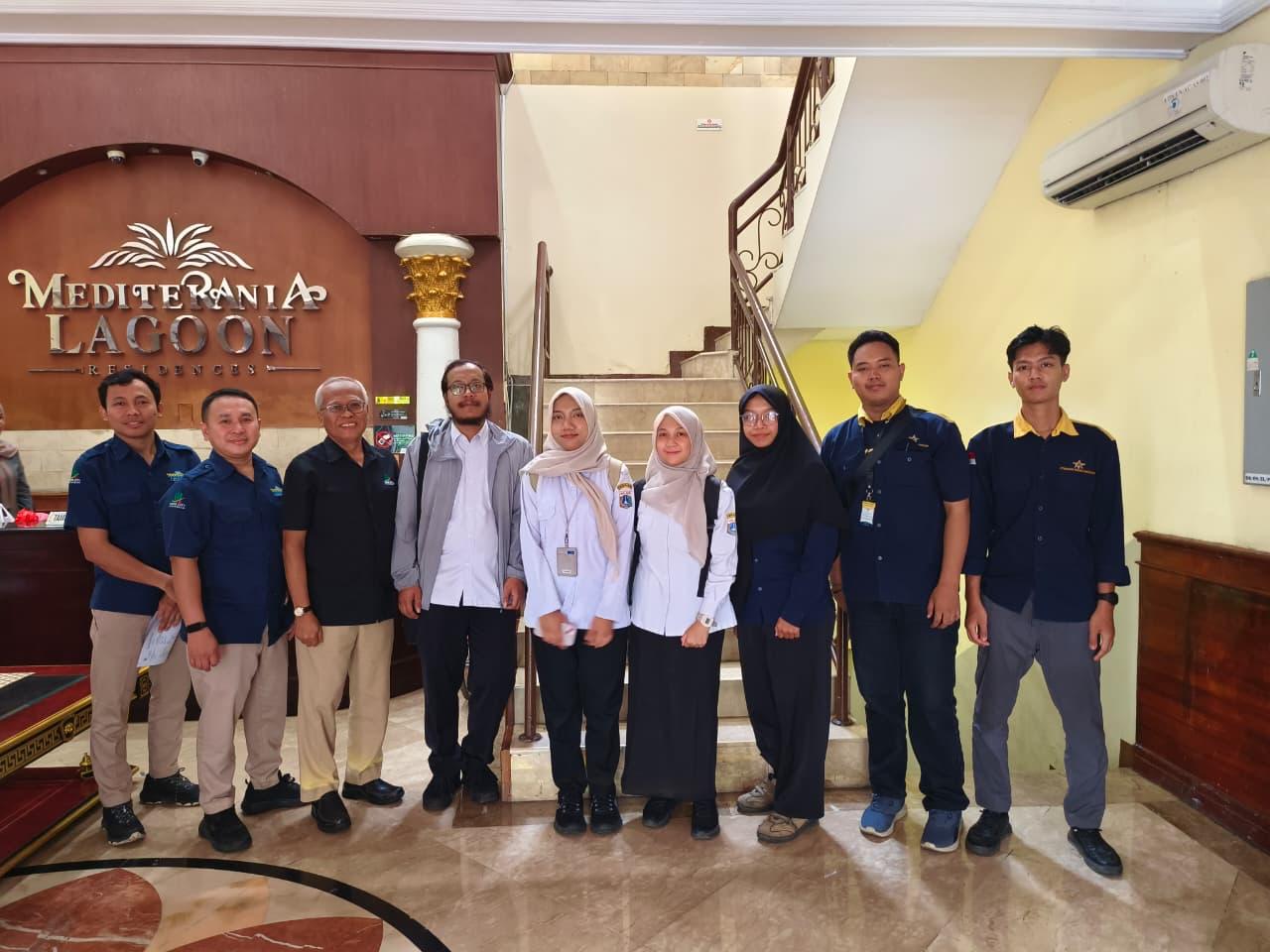 Jasa PBG Bangunan untuk Kebutuhan Perizinan Gedung Setiap proyek bangunan membutuhkan perencanaan yang matang. Selain aspek desain dan konstruksi, pemilik juga perlu memperhatikan persyaratan perizinan yang berlaku. Salah satu hal yang perlu dipahami adalah Persetujuan Bangunan Gedung (PBG). Untuk mendukung kebutuhan tersebut, jasa PBG bangunan dapat membantu mempersiapkan dokumen dan memahami tahapan pengajuan. PT Bintang Teknik Konsultan menyediakan layanan konsultasi teknis dan perizinan untuk berbagai kebutuhan bangunan. Mengenal PBG Bangunan PBG merupakan Persetujuan Bangunan Gedung yang berkaitan dengan pembangunan baru, perubahan, perluasan, pengurangan, atau perawatan bangunan sesuai ketentuan yang berlaku. Pengajuan PBG perlu memperhatikan fungsi bangunan dan persyaratan teknis yang relevan. Oleh karena itu, pemilik sebaiknya menyiapkan data proyek secara lengkap sebelum memulai proses. Selain itu, kebutuhan bangunan komersial, industri, dan hunian dapat berbeda. Pemeriksaan awal membantu mengidentifikasi persyaratan yang sesuai dengan kondisi masing-masing proyek. Siapa yang Membutuhkan Jasa PBG Bangunan? Layanan ini dapat membantu berbagai pihak yang sedang menyiapkan kebutuhan perizinan bangunan. Contohnya meliputi: Pemilik rumah atau bangunan pribadi. Pengembang perumahan dan properti. Perusahaan yang membangun fasilitas operasional. Pemilik gedung komersial. Pelaku usaha yang merencanakan perubahan bangunan. Meskipun demikian, kebutuhan layanan tetap bergantung pada kondisi bangunan dan tujuan pengajuan. Karena itu, konsultasi awal penting untuk menentukan ruang lingkup pekerjaan. Dokumen yang Perlu Dipersiapkan Persyaratan PBG dapat berbeda berdasarkan fungsi, lokasi, dan kompleksitas bangunan. Namun, beberapa dokumen berikut dapat menjadi persiapan awal: Identitas pemilik atau pemohon. Informasi kepemilikan dan lokasi tanah. Data fungsi serta peruntukan bangunan. Gambar arsitektur dan dokumen teknis terkait. Dokumen pendukung lain sesuai ketentuan. Selanjutnya, dokumen tersebut perlu ditinjau untuk mengetahui kelengkapan dan kesesuaiannya. Manfaat Menggunakan Jasa PBG Bangunan Pendampingan konsultan membantu pemilik memahami kebutuhan pengajuan dengan lebih terstruktur. Selain itu, pemeriksaan dokumen dapat membantu menemukan kekurangan sebelum proses dilanjutkan. Manfaat yang dapat diperoleh antara lain: Identifikasi kebutuhan dokumen sejak awal. Arahan mengenai tahapan pengajuan. Pemeriksaan awal kelengkapan informasi. Penjelasan mengenai kebutuhan teknis bangunan. Pendampingan sesuai ruang lingkup yang disepakati. Namun, penggunaan jasa konsultan tidak otomatis menjamin persetujuan. Keputusan tetap mengikuti hasil evaluasi dan ketentuan pihak berwenang. Mengapa Memilih PT Bintang Teknik Konsultan? PT Bintang Teknik Konsultan membantu klien memahami kebutuhan teknis dan administrasi dalam pengurusan perizinan bangunan. Kami mengutamakan komunikasi yang jelas serta pendampingan sesuai karakteristik proyek. Hubungi PT Bintang Teknik Konsultan untuk berkonsultasi mengenai jasa PBG bangunan. Dapatkan informasi awal mengenai persyaratan, dokumen, dan tahapan yang perlu dipersiapkan untuk proyek Anda.
