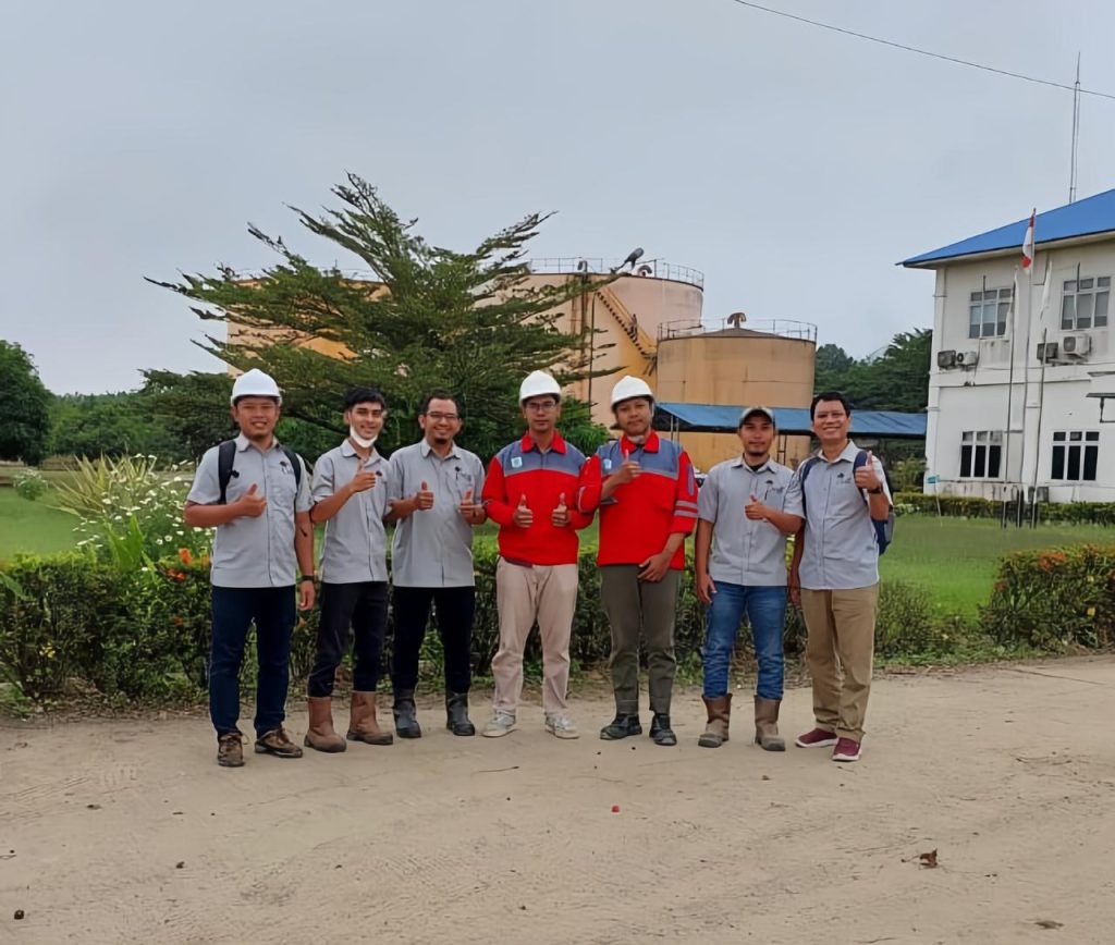 Konsultan B3 Termurah untuk Kebutuhan Pengelolaan Limbah Perusahaan Kegiatan industri dapat menghasilkan limbah yang memerlukan penanganan khusus. Salah satunya adalah limbah Bahan Berbahaya dan Beracun (B3). Perusahaan perlu memastikan bahwa pengelolaan limbah dilakukan sesuai ketentuan lingkungan yang berlaku. Untuk membantu memenuhi kebutuhan tersebut, Konsultan B3 Termurah dapat menjadi pilihan bagi perusahaan yang memerlukan pendampingan terkait pengelolaan limbah B3 dan persiapan dokumen lingkungan. PT Bintang Teknik Konsultan membantu perusahaan mengidentifikasi kebutuhan perizinan dan dokumentasi lingkungan sesuai karakteristik kegiatan usahanya. Apa Itu Limbah B3? Limbah B3 merupakan sisa suatu usaha atau kegiatan yang mengandung Bahan Berbahaya dan Beracun. Limbah ini dapat menimbulkan risiko terhadap kesehatan manusia maupun lingkungan jika tidak dikelola dengan benar. Limbah B3 dapat ditemukan pada berbagai kegiatan industri. Contohnya meliputi oli bekas, aki bekas, bahan kimia tertentu, serta limbah lain yang memenuhi kriteria limbah B3. Karena karakteristiknya berbeda, setiap jenis limbah perlu diidentifikasi dan ditangani sesuai ketentuan yang berlaku. Mengapa Membutuhkan Konsultan B3? Pengelolaan limbah B3 tidak hanya berkaitan dengan penyimpanan. Perusahaan juga perlu memperhatikan pencatatan, pengemasan, pelabelan, dan penyerahan limbah kepada pihak yang memenuhi persyaratan. Dengan menggunakan Konsultan B3 Termurah, perusahaan dapat memperoleh pendampingan untuk: Mengidentifikasi jenis dan karakteristik limbah. Meninjau kebutuhan dokumen pengelolaan limbah B3. Memeriksa kesesuaian penyimpanan dan pencatatan. Mengidentifikasi kebutuhan Rincian Teknis (Rintek), jika diwajibkan. Memahami kewajiban pengelolaan sesuai kegiatan usaha. Pendampingan ini membantu perusahaan mengetahui aspek yang perlu diperbaiki sejak awal. Bagaimana Menentukan Biaya Konsultan B3? Biaya konsultasi bergantung pada jenis limbah, kondisi fasilitas, kelengkapan dokumen, dan ruang lingkup pekerjaan. Oleh karena itu, setiap perusahaan dapat memiliki kebutuhan biaya yang berbeda. Saat memilih Konsultan B3 Termurah, pastikan rincian layanan dan biaya dijelaskan secara transparan. Harga yang terjangkau tetap perlu disertai pendampingan yang sesuai dengan kebutuhan perusahaan. Konsultasikan Kebutuhan B3 Anda PT Bintang Teknik Konsultan membantu perusahaan mengidentifikasi kebutuhan dokumen dan pengelolaan lingkungan sesuai kondisi operasionalnya. Jika Anda membutuhkan Konsultan B3 Termurah, hubungi PT Bintang Teknik Konsultan untuk mendiskusikan kebutuhan pengelolaan limbah B3 dan memperoleh informasi mengenai ruang lingkup layanan yang sesuai.