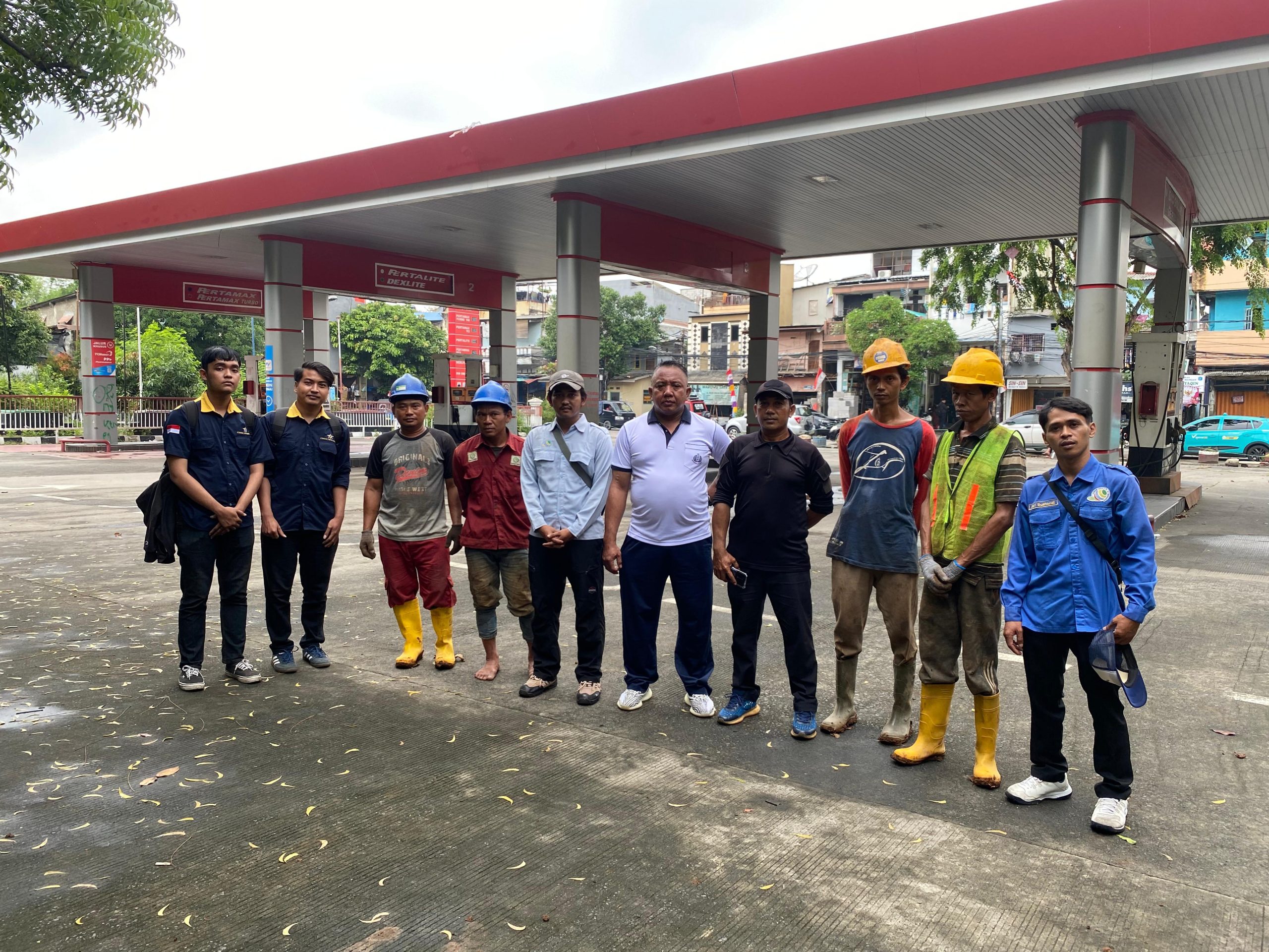 Konsultan ANDALALIN Terpercaya untuk Kebutuhan Proyek Perencanaan proyek tidak hanya berkaitan dengan desain bangunan dan kesiapan lahan. Pemilik proyek juga perlu mempertimbangkan dampak pembangunan terhadap kondisi lalu lintas. Oleh karena itu, memilih konsultan ANDALALIN terpercaya dapat membantu Anda memahami kebutuhan analisis dan mempersiapkan dokumen secara lebih sistematis. PT Bintang Teknik Konsultan menyediakan layanan konsultasi teknis dan perizinan untuk mendukung kebutuhan pengembangan usaha dan pembangunan. Mengenal Peran Konsultan ANDALALIN ANDALALIN merupakan Analisis Dampak Lalu Lintas yang berkaitan dengan dampak suatu pembangunan atau kegiatan terhadap lalu lintas di sekitarnya. Dalam prosesnya, kebutuhan analisis dapat mencakup kondisi jalan, volume kendaraan, akses lokasi, serta potensi perubahan pola perjalanan. Selanjutnya, informasi tersebut digunakan untuk menilai kebutuhan penanganan dampak sesuai ketentuan yang berlaku. Konsultan membantu klien memahami kebutuhan data, dokumen, dan tahapan pekerjaan. Namun, ruang lingkup layanan perlu disesuaikan dengan karakteristik proyek serta persyaratan instansi terkait. Manfaat Menggunakan Konsultan ANDALALIN Pendampingan yang tepat membantu pemilik proyek memahami kebutuhan sejak tahap awal. Selain itu, pemeriksaan dokumen dapat membantu mengidentifikasi informasi yang masih kurang. Beberapa manfaat pendampingan antara lain: Membantu mengidentifikasi kebutuhan kajian lalu lintas. Meninjau kelengkapan data proyek. Membantu mempersiapkan dokumen teknis. Memberikan arahan mengenai tahapan pengurusan. Membantu mengidentifikasi potensi dampak lalu lintas. Dengan demikian, pemilik proyek dapat menyusun persiapan secara lebih terarah sebelum melanjutkan proses pengajuan. Cara Memilih Konsultan ANDALALIN Terpercaya Sebelum memilih penyedia jasa, perhatikan beberapa aspek berikut. 1. Kejelasan ruang lingkup pekerjaan Pastikan konsultan menjelaskan pekerjaan yang termasuk dalam layanan. Dengan begitu, Anda mengetahui bentuk pendampingan yang akan diterima. 2. Pemahaman teknis Kajian lalu lintas membutuhkan data dan analisis yang sesuai. Pilih penyedia jasa yang mampu menjelaskan kebutuhan proyek secara jelas dan masuk akal. 3. Transparansi biaya Mintalah rincian biaya serta tahapan pekerjaan sebelum menyepakati layanan. Langkah ini membantu Anda merencanakan anggaran secara realistis. 4. Komunikasi yang baik Konsultan perlu menyampaikan perkembangan pekerjaan dan kebutuhan data dengan jelas. Komunikasi yang baik juga membantu koordinasi selama proses berlangsung. Data yang Perlu Disiapkan Untuk memulai konsultasi, siapkan informasi mengenai lokasi proyek, fungsi bangunan, luas lahan, rencana akses kendaraan, dan dokumen perencanaan yang tersedia. Selain itu, informasi mengenai kondisi lalu lintas sekitar dapat membantu proses identifikasi awal. Kebutuhan data tambahan akan mengikuti jenis dan skala proyek. Konsultasikan ANDALALIN Anda PT Bintang Teknik Konsultan siap membantu Anda memahami kebutuhan dokumen dan tahapan kajian lalu lintas sesuai karakteristik proyek. Hubungi PT Bintang Teknik Konsultan untuk berkonsultasi mengenai konsultan ANDALALIN terpercaya. Kami membantu Anda mempersiapkan kebutuhan teknis secara profesional dan terarah.