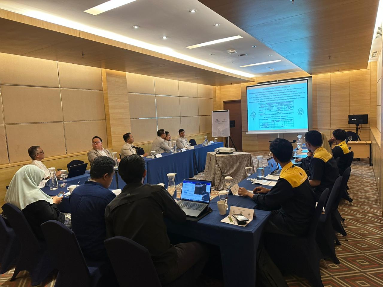 Perizinan SLF Terjangkau untuk Memenuhi Persyaratan Kelaikan Fungsi Bangunan Mencari layanan perizinan SLF terjangkau menjadi pertimbangan bagi pemilik bangunan, pengembang, dan pelaku usaha yang ingin memenuhi persyaratan kelaikan fungsi bangunan dengan biaya yang terencana. Sertifikat Laik Fungsi atau SLF merupakan sertifikat yang menyatakan bahwa bangunan gedung telah memenuhi persyaratan kelaikan fungsi sesuai ketentuan yang berlaku. Pengurusan SLF perlu dipersiapkan dengan memperhatikan kondisi bangunan, kelengkapan dokumen, dan persyaratan teknis yang relevan. Melalui perencanaan yang baik, pemilik bangunan dapat memahami kebutuhan pengurusan dan memperkirakan biaya yang diperlukan. Apa Itu SLF dan Mengapa Penting? Sertifikat Laik Fungsi merupakan dokumen yang berkaitan dengan pemenuhan persyaratan kelaikan fungsi bangunan gedung. Persyaratan tersebut mencakup aspek keselamatan, kesehatan, kenyamanan, dan kemudahan sesuai fungsi serta karakteristik bangunan. SLF menjadi bagian penting dalam pemenuhan kewajiban bangunan gedung sesuai ketentuan yang berlaku. Oleh karena itu, pemilik bangunan perlu memastikan bahwa persyaratan administrasi dan teknis telah dipersiapkan dengan baik. Proses pengurusan dapat melibatkan pemeriksaan dokumen, evaluasi teknis, dan pemeriksaan kondisi bangunan sesuai kebutuhan. Persiapan sejak awal membantu mengidentifikasi kekurangan yang perlu ditangani sebelum tahapan berikutnya dilakukan. Cara Mendapatkan Perizinan SLF Terjangkau Untuk memperoleh layanan perizinan SLF terjangkau, pemilik bangunan sebaiknya memulai dengan mengidentifikasi kondisi bangunan dan kelengkapan dokumen yang tersedia. Informasi mengenai fungsi, luas, usia, dan kondisi teknis bangunan dapat membantu menentukan kebutuhan pekerjaan. Selanjutnya, bandingkan penawaran dari penyedia jasa berdasarkan ruang lingkup layanan, transparansi biaya, dan kompetensi tenaga ahli. Pastikan pula biaya yang ditawarkan menjelaskan pekerjaan yang termasuk di dalamnya serta kemungkinan kebutuhan tambahan. Pendekatan tersebut membantu pemilik bangunan mengelola anggaran secara lebih terencana tanpa mengabaikan persyaratan teknis yang harus dipenuhi. Layanan Pendampingan SLF Profesional PT Bintang Teknik Konsultan menyediakan layanan konsultasi dan pendampingan terkait pengurusan SLF sesuai kebutuhan bangunan. Layanan dapat mencakup pemeriksaan awal dokumen, identifikasi persyaratan teknis, koordinasi pemeriksaan, serta pendampingan administrasi sesuai ruang lingkup pekerjaan. Melalui konsultasi awal, kebutuhan pengurusan dapat diidentifikasi berdasarkan kondisi bangunan. Dengan demikian, estimasi biaya dan tahapan pekerjaan dapat disusun secara lebih sesuai. Bagi Anda yang membutuhkan perizinan SLF terjangkau, konsultasi dengan penyedia jasa dapat membantu memperjelas kebutuhan dokumen dan langkah persiapan yang relevan. Manfaat Pengurusan SLF yang Terencana Persiapan yang tepat membantu pemilik bangunan memahami persyaratan kelaikan fungsi dan mengurangi risiko kekurangan dokumen. Selain itu, proses yang terstruktur dapat mendukung koordinasi pemeriksaan dan pemenuhan persyaratan yang diperlukan. Penerbitan SLF tetap bergantung pada pemenuhan persyaratan dan evaluasi sesuai prosedur yang berlaku, bukan semata-mata pada penggunaan jasa konsultan. Konsultasikan Kebutuhan SLF Anda Pastikan kebutuhan SLF bangunan Anda ditangani dengan perencanaan yang tepat. Hubungi PT Bintang Teknik Konsultan untuk mendapatkan informasi layanan dan penawaran biaya pengurusan SLF yang disesuaikan dengan kondisi bangunan Anda.