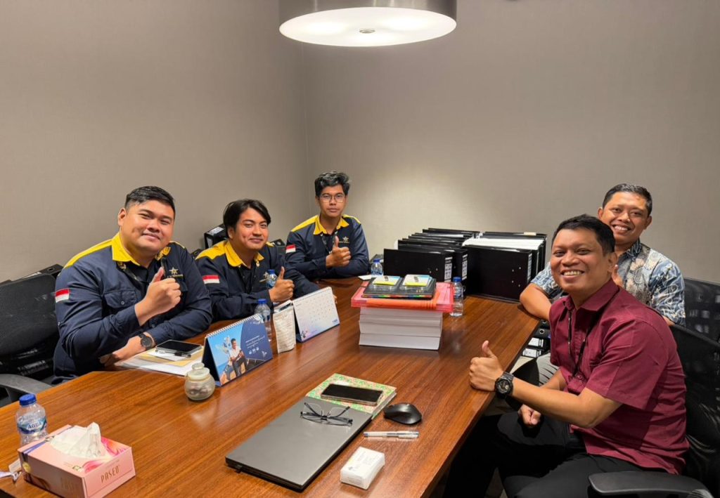 Konsultan Lingkungan Termurah untuk Pengurusan Dokumen dan Perizinan Lingkungan Mencari konsultan lingkungan termurah merupakan salah satu pertimbangan bagi perusahaan dan pelaku usaha yang ingin memenuhi kewajiban lingkungan dengan biaya yang efisien. Dalam menjalankan kegiatan operasional, perusahaan perlu memperhatikan persyaratan lingkungan sesuai jenis usaha, skala kegiatan, lokasi, dan potensi dampak yang ditimbulkan. Pemenuhan persyaratan lingkungan tidak hanya berkaitan dengan kelengkapan dokumen, tetapi juga dengan upaya mengelola dampak kegiatan usaha secara bertanggung jawab. Oleh karena itu, identifikasi kebutuhan sejak awal dapat membantu perusahaan mempersiapkan proses perizinan secara lebih terarah. Mengapa Perusahaan Membutuhkan Konsultan Lingkungan? Setiap kegiatan usaha memiliki karakteristik dan potensi dampak lingkungan yang berbeda. Berdasarkan ketentuan yang berlaku, perusahaan dapat diwajibkan menyiapkan dokumen lingkungan seperti AMDAL, UKL-UPL, atau SPPL sesuai kategori dan karakteristik kegiatannya. Selain dokumen lingkungan, kegiatan tertentu juga dapat membutuhkan persetujuan teknis terkait air limbah, emisi, maupun persyaratan pengelolaan limbah B3. Kebutuhan tersebut perlu diidentifikasi berdasarkan kegiatan yang dilakukan dan regulasi yang berlaku. Dengan memahami persyaratan yang relevan, perusahaan dapat menyusun rencana pemenuhan kewajiban lingkungan secara lebih terstruktur serta mengurangi risiko ketidaksesuaian dokumen. Keuntungan Menggunakan Konsultan Lingkungan Termurah Menggunakan konsultan lingkungan termurah dapat membantu perusahaan merencanakan anggaran konsultasi secara lebih efisien. Konsultan dapat memberikan arahan mengenai jenis dokumen yang dibutuhkan, data pendukung yang perlu disiapkan, serta tahapan pekerjaan sesuai ruang lingkup layanan. Pendampingan juga dapat membantu mengidentifikasi potensi kekurangan data sejak awal. Dengan demikian, perusahaan memiliki gambaran yang lebih jelas mengenai kebutuhan teknis dan administrasi sebelum proses pengurusan dilanjutkan. Namun, pemilihan konsultan sebaiknya tidak hanya didasarkan pada harga. Kompetensi tenaga ahli, pengalaman, transparansi biaya, dan pemahaman terhadap ketentuan lingkungan merupakan faktor penting yang perlu diperhatikan. Layanan Konsultan Lingkungan Profesional PT Bintang Teknik Konsultan menyediakan layanan konsultasi lingkungan sesuai kebutuhan perusahaan dan ruang lingkup layanan yang tersedia. Pendampingan dapat mencakup konsultasi AMDAL, UKL-UPL, SPPL, persetujuan teknis lingkungan, serta dokumen pendukung lainnya sesuai ketentuan yang berlaku. Pada tahap awal, perusahaan dapat mendiskusikan jenis kegiatan usaha, lokasi, dan kondisi operasional untuk membantu mengidentifikasi kebutuhan dokumen. Hasil konsultasi tersebut dapat menjadi dasar penyusunan ruang lingkup pekerjaan dan estimasi biaya. Bagi perusahaan yang mencari konsultan lingkungan termurah, proses konsultasi awal membantu memastikan layanan yang dipilih sesuai kebutuhan, bukan sekadar berdasarkan penawaran harga paling rendah. Pentingnya Kepatuhan terhadap Persyaratan Lingkungan Pemenuhan kewajiban lingkungan membantu perusahaan menjalankan kegiatan usaha sesuai ketentuan dan mengelola potensi dampak secara lebih bertanggung jawab. Persiapan dokumen yang tepat juga mendukung proses evaluasi oleh instansi berwenang. Perlu diingat bahwa persetujuan dokumen lingkungan mengikuti persyaratan dan prosedur yang berlaku, sehingga tidak dapat dijamin hanya berdasarkan penggunaan jasa konsultan. Konsultasikan Kebutuhan Lingkungan Perusahaan Anda Pastikan kebutuhan dokumen lingkungan perusahaan dipersiapkan secara tepat. Hubungi PT Bintang Teknik Konsultan untuk memperoleh informasi layanan konsultasi lingkungan dan penawaran biaya sesuai karakteristik kegiatan usaha Anda.