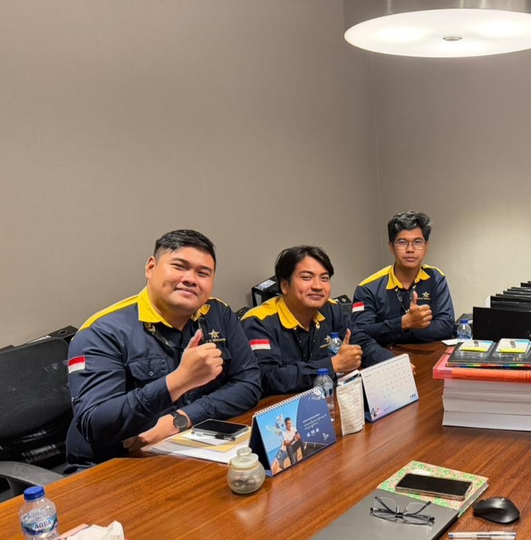 Konsultasi Teknis PERTEK untuk Menentukan Kebutuhan Persetujuan Lingkungan Perusahaan perlu memahami kewajiban lingkungan yang berkaitan dengan kegiatan operasionalnya. Dalam kondisi tertentu, pemenuhan persyaratan dapat melibatkan Persetujuan Teknis (PERTEK) yang memerlukan data dan kajian teknis sesuai jenis kegiatan. Untuk membantu menentukan langkah awal, Konsultasi Teknis PERTEK dapat menjadi bagian penting dalam perencanaan dokumen lingkungan. Konsultasi membantu perusahaan mengenali kebutuhan teknis, menilai ketersediaan data, dan menentukan ruang lingkup pekerjaan sebelum proses penyusunan dokumen dimulai. Kapan Konsultasi Teknis PERTEK Dibutuhkan? Konsultasi dapat diperlukan ketika perusahaan belum mengetahui jenis PERTEK yang relevan atau belum memahami dokumen yang harus dipersiapkan. Layanan ini juga dapat membantu perusahaan yang sedang merencanakan perubahan proses, sistem pengolahan, atau kegiatan yang berpotensi memengaruhi kewajiban lingkungan. Beberapa hal yang dapat dibahas meliputi: Identifikasi kebutuhan persetujuan teknis berdasarkan kegiatan. Penjelasan data dan dokumen pendukung. Evaluasi awal terhadap informasi teknis yang tersedia. Pembahasan kebutuhan kajian atau pengujian apabila relevan. Perencanaan tahapan penyusunan dan pengajuan dokumen. Ruang lingkup konsultasi perlu disesuaikan dengan kondisi perusahaan. Persyaratan untuk air limbah dapat berbeda dari persyaratan yang berkaitan dengan emisi atau aspek lingkungan lainnya. Tahapan Konsultasi Teknis PERTEK Tahap pertama adalah menyampaikan informasi mengenai jenis usaha, proses operasional, lokasi kegiatan, serta sumber dampak yang relevan. Informasi ini membantu memperjelas kebutuhan awal. Tahap kedua adalah meninjau data dan dokumen yang sudah tersedia. Perusahaan dapat menyiapkan dokumen lingkungan sebelumnya, informasi teknis, gambar sistem pengolahan, atau hasil pengujian yang relevan. Tahap ketiga adalah mengidentifikasi persyaratan dan kekurangan data. Dari proses ini, perusahaan dapat mengetahui informasi tambahan yang mungkin perlu dikumpulkan sebelum dokumen disusun. Tahap keempat adalah menyusun rencana tindak lanjut berdasarkan kebutuhan yang teridentifikasi. Melalui Konsultasi Teknis PERTEK, perusahaan dapat menentukan prioritas pekerjaan dengan lebih jelas sebelum melanjutkan proses pengajuan. Manfaat Konsultasi Sebelum Menyusun Dokumen Tanpa identifikasi awal, perusahaan berisiko menyusun dokumen yang tidak sesuai dengan jenis persetujuan teknis yang dibutuhkan. Hal tersebut dapat menimbulkan pekerjaan ulang, tambahan biaya, dan keterlambatan perencanaan. Konsultasi membantu memperjelas ruang lingkup pekerjaan serta kebutuhan data sejak awal. Meski demikian, konsultasi tidak menjamin persetujuan diterbitkan karena hasil akhirnya tetap bergantung pada pemenuhan persyaratan dan evaluasi pihak berwenang. Pendampingan Teknis untuk Kebutuhan PERTEK PT Bintang Teknik Konsultan membantu perusahaan memahami kebutuhan konsultasi teknis dan persiapan dokumen lingkungan sesuai ruang lingkup layanan yang tersedia. Dengan Konsultasi Teknis PERTEK, perusahaan dapat mendiskusikan kebutuhan data, jenis persetujuan, dan tahapan persiapan yang relevan. Hubungi PT Bintang Teknik Konsultan untuk membahas kebutuhan PERTEK berdasarkan proses operasional dan karakteristik kegiatan usaha Anda.