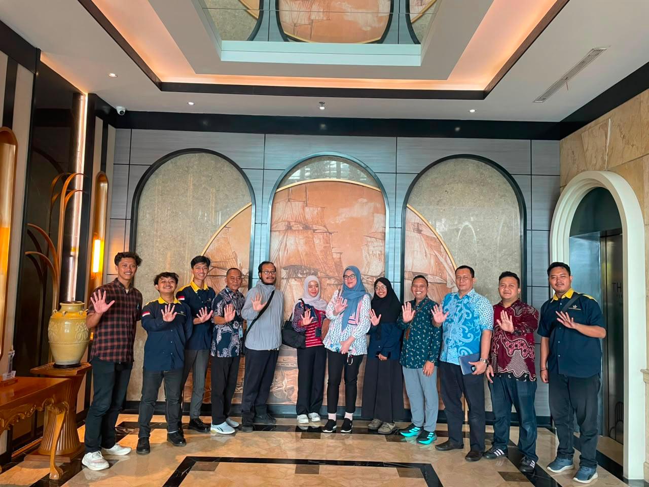 Konsultan DAMKAR Termurah untuk Kebutuhan Proteksi Kebakaran Bangunan Mencari konsultan DAMKAR termurah dapat menjadi pertimbangan bagi pemilik gedung, pengelola fasilitas, pengembang, dan pelaku usaha yang membutuhkan konsultasi terkait persyaratan proteksi kebakaran. Sistem proteksi kebakaran merupakan bagian penting dalam upaya melindungi penghuni, aset, dan bangunan dari risiko kebakaran. Setiap bangunan memiliki karakteristik dan tingkat risiko yang berbeda. Oleh karena itu, kebutuhan sistem proteksi kebakaran perlu diperhatikan berdasarkan fungsi bangunan, luas area, aktivitas operasional, serta ketentuan teknis yang berlaku. Apa Itu Layanan Konsultan DAMKAR? DAMKAR merupakan istilah yang umum digunakan untuk bidang pemadam kebakaran. Dalam konteks bangunan dan fasilitas usaha, konsultasi DAMKAR dapat berkaitan dengan pemenuhan persyaratan proteksi kebakaran, pemeriksaan kebutuhan sistem keselamatan kebakaran, serta persiapan dokumen teknis sesuai ruang lingkup pekerjaan. Sistem proteksi kebakaran dapat mencakup alat pemadam api ringan (APAR), sistem alarm kebakaran, hidran, sprinkler, jalur evakuasi, dan sarana lain sesuai kebutuhan serta standar yang berlaku. Kebutuhan setiap bangunan tidak selalu sama. Karena itu, identifikasi awal diperlukan agar sistem yang direncanakan sesuai dengan karakteristik bangunan dan potensi risikonya. Mengapa Memilih Konsultan DAMKAR Termurah? Menggunakan konsultan DAMKAR termurah dapat membantu perusahaan merencanakan anggaran konsultasi dan pemenuhan persyaratan secara lebih efisien. Konsultan dapat membantu mengidentifikasi kebutuhan sistem proteksi, memeriksa kelengkapan dokumen pendukung, dan memberikan arahan mengenai aspek teknis yang perlu diperhatikan. Biaya layanan dapat dipengaruhi oleh luas bangunan, jenis fasilitas, kompleksitas sistem proteksi kebakaran, kondisi instalasi yang tersedia, serta ruang lingkup pemeriksaan. Oleh karena itu, penawaran sebaiknya disusun berdasarkan kebutuhan aktual. Harga yang terjangkau tetap perlu diimbangi dengan kompetensi tenaga ahli, kejelasan pekerjaan, dan kesesuaian rekomendasi dengan ketentuan teknis yang berlaku. Layanan Konsultasi Proteksi Kebakaran PT Bintang Teknik Konsultan menyediakan layanan konsultasi teknis dan perizinan sesuai kebutuhan perusahaan dan ruang lingkup layanan yang tersedia. Untuk kebutuhan proteksi kebakaran, konsultasi awal dapat membantu mengidentifikasi jenis bangunan, kondisi fasilitas, sistem yang tersedia, dan persyaratan yang perlu diperhatikan. Pendampingan dapat disesuaikan dengan kebutuhan proyek, termasuk identifikasi dokumen pendukung dan perencanaan pemenuhan persyaratan teknis. Bagi Anda yang mencari konsultan DAMKAR termurah, pastikan penyedia jasa menjelaskan ruang lingkup layanan dan estimasi biaya secara transparan. Pentingnya Sistem Proteksi Kebakaran Sistem proteksi kebakaran yang direncanakan dan dipelihara dengan baik membantu mendukung keselamatan penghuni serta kesiapan bangunan dalam menghadapi keadaan darurat. Pemeriksaan berkala dan pemenuhan persyaratan yang relevan juga membantu mengidentifikasi kekurangan yang perlu diperbaiki. Pemenuhan persyaratan dan penerbitan dokumen terkait tetap mengikuti prosedur serta kewenangan instansi berwenang. Konsultasikan Kebutuhan Proteksi Kebakaran Anda Pastikan kebutuhan proteksi kebakaran bangunan dipersiapkan secara tepat. Hubungi PT Bintang Teknik Konsultan untuk mendiskusikan kebutuhan konsultasi DAMKAR dan mendapatkan informasi layanan sesuai karakteristik bangunan Anda.