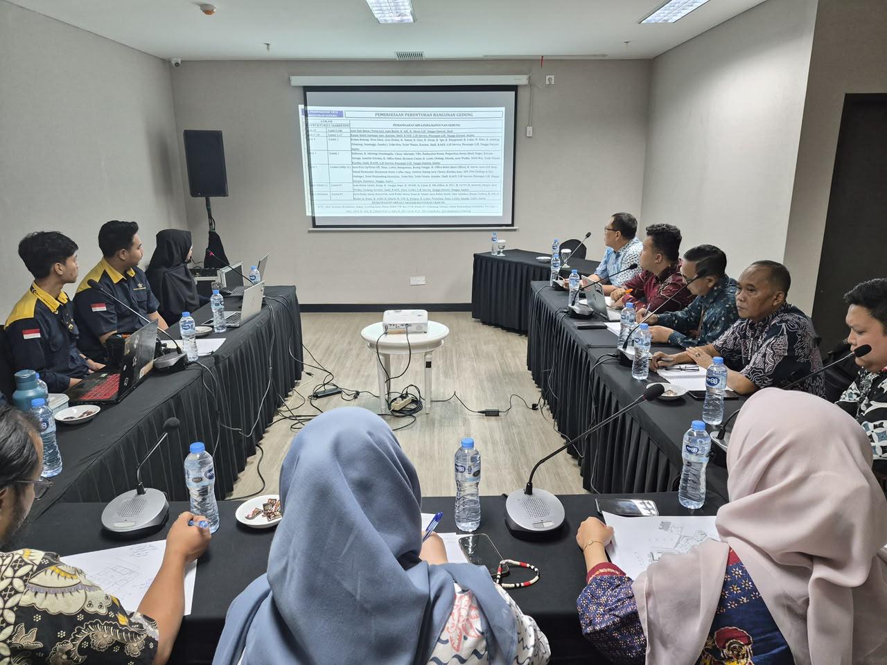Konsultan SLF Tercepat untuk Pengurusan Sertifikat Laik Fungsi Bangunan Mencari konsultan SLF tercepat menjadi pertimbangan bagi pemilik bangunan dan pelaku usaha yang ingin mempersiapkan pengurusan Sertifikat Laik Fungsi secara efektif. SLF merupakan sertifikat yang menyatakan bahwa bangunan gedung telah memenuhi persyaratan kelaikan fungsi sesuai ketentuan yang berlaku. Dalam kegiatan usaha, kesiapan dokumen bangunan dapat menjadi bagian penting dari perencanaan operasional. Oleh karena itu, pengurusan SLF perlu dipersiapkan secara terstruktur agar kebutuhan administrasi dan teknis dapat diidentifikasi sejak awal. Mengapa Proses Pengurusan SLF Perlu Dipersiapkan? Pengurusan SLF tidak hanya berkaitan dengan pengumpulan dokumen, tetapi juga pemenuhan persyaratan teknis sesuai kondisi dan fungsi bangunan. Prosesnya dapat melibatkan pemeriksaan administrasi, penilaian teknis, serta pemeriksaan kondisi bangunan sesuai ketentuan yang berlaku. Apabila dokumen belum lengkap atau terdapat persyaratan teknis yang perlu diperbaiki, proses pengurusan dapat membutuhkan waktu tambahan. Karena itu, persiapan sejak awal menjadi langkah penting untuk mengurangi kendala yang dapat diantisipasi. Bagaimana Konsultan SLF Tercepat Membantu Proses Anda? Menggunakan konsultan SLF tercepat dapat membantu pemilik bangunan menyusun tahapan pengurusan secara lebih terarah. Konsultan dapat membantu melakukan pemeriksaan awal dokumen, mengidentifikasi persyaratan yang perlu dipenuhi, serta memberikan arahan mengenai langkah yang perlu dilakukan. Persiapan yang sistematis membantu pemilik bangunan memahami prioritas pekerjaan dan mengurangi risiko keterlambatan akibat kekurangan dokumen. Namun, durasi pengurusan juga bergantung pada kondisi bangunan, kesiapan dokumen, kebutuhan pemeriksaan teknis, dan proses evaluasi oleh pihak berwenang. Oleh sebab itu, konsultan yang profesional sebaiknya memberikan estimasi waktu yang realistis berdasarkan kondisi bangunan, bukan menjanjikan penerbitan sertifikat dalam waktu tertentu tanpa mempertimbangkan persyaratan. Layanan Pendampingan SLF Profesional PT Bintang Teknik Konsultan menyediakan layanan konsultasi dan pendampingan terkait pengurusan SLF sesuai kebutuhan bangunan. Layanan dapat mencakup pemeriksaan awal dokumen, identifikasi persyaratan teknis, koordinasi pemeriksaan, dan pendampingan administrasi sesuai ruang lingkup pekerjaan. Melalui konsultasi awal, pemilik bangunan dapat menjelaskan kondisi bangunan, fungsi, luas, dan dokumen yang sudah tersedia. Informasi tersebut membantu mengidentifikasi kebutuhan pekerjaan serta memperkirakan tahapan yang perlu dilakukan. Bagi Anda yang mencari konsultan SLF tercepat, pastikan penyedia jasa memiliki alur kerja yang jelas, komunikasi yang baik, dan penjelasan transparan mengenai faktor yang memengaruhi durasi pengurusan. Tips Mempercepat Persiapan Pengurusan SLF Beberapa langkah yang dapat dilakukan adalah menyiapkan dokumen bangunan yang tersedia, memastikan informasi teknis sesuai kondisi aktual, dan segera menindaklanjuti kekurangan yang ditemukan. Koordinasi yang baik antara pemilik bangunan dan konsultan juga membantu proses persiapan berjalan lebih teratur. Meskipun demikian, penerbitan SLF tetap mengikuti pemenuhan persyaratan dan prosedur evaluasi yang berlaku. Konsultasikan Pengurusan SLF Anda Ingin mempersiapkan pengurusan SLF dengan lebih terarah? Hubungi PT Bintang Teknik Konsultan untuk berkonsultasi mengenai kebutuhan bangunan dan mendapatkan informasi tahapan serta estimasi waktu berdasarkan kondisi aktual.