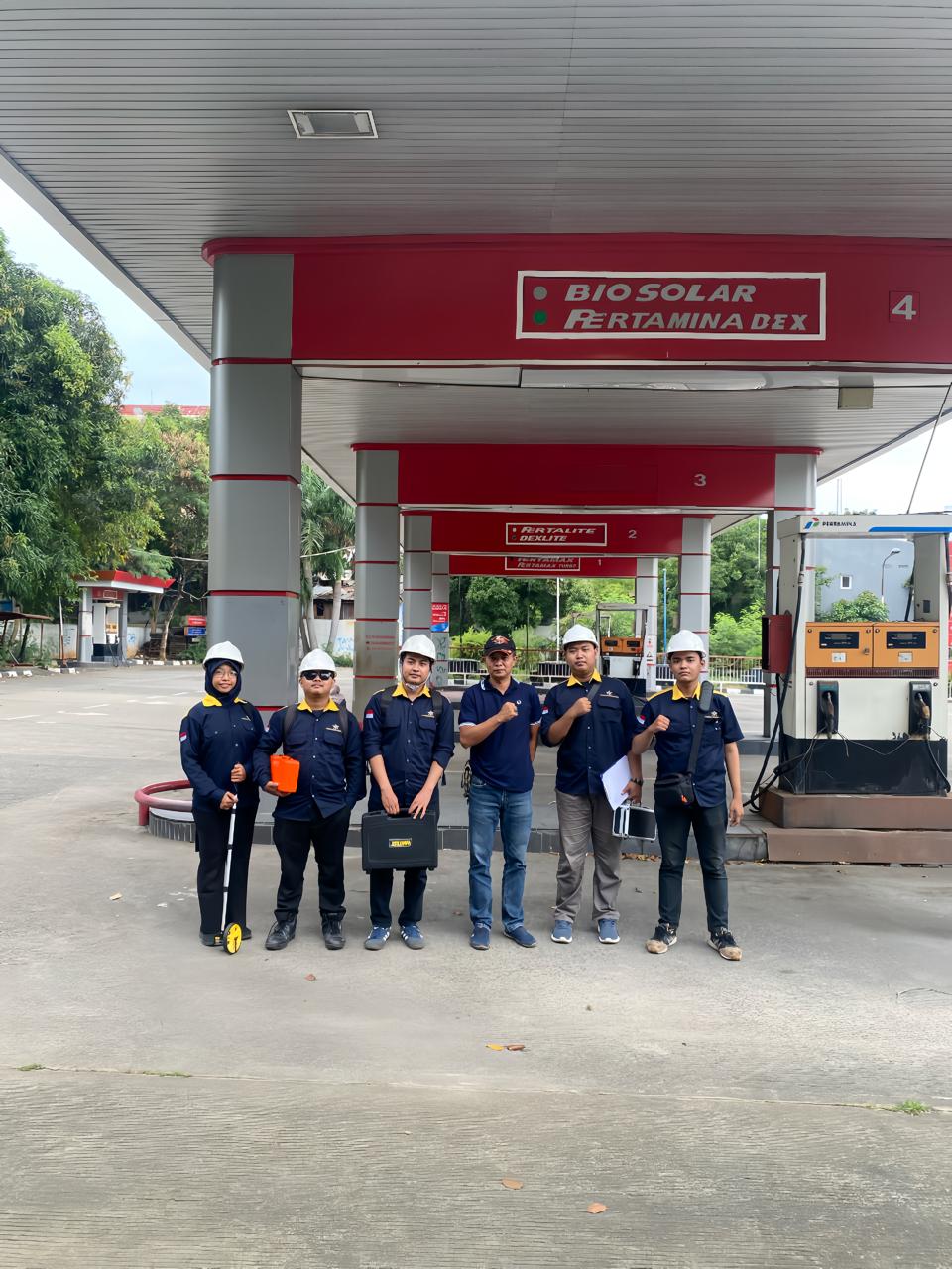 Konsultan PBG Termurah untuk Pengurusan Persetujuan Bangunan Gedung Mencari konsultan PBG termurah merupakan salah satu langkah yang dapat dilakukan pemilik bangunan, pengembang, dan pelaku usaha untuk merencanakan biaya pengurusan Persetujuan Bangunan Gedung secara efisien. PBG merupakan persetujuan yang diperlukan untuk membangun bangunan gedung baru, mengubah, memperluas, mengurangi, atau merawat bangunan sesuai ketentuan yang berlaku. Pengurusan PBG membutuhkan persiapan dokumen administrasi dan teknis yang disesuaikan dengan fungsi, kondisi, serta karakteristik bangunan. Dengan memahami kebutuhan sejak awal, pemilik bangunan dapat merencanakan tahapan pengurusan secara lebih terarah. Apa Itu Persetujuan Bangunan Gedung (PBG)? Persetujuan Bangunan Gedung atau PBG merupakan bagian dari pemenuhan persyaratan penyelenggaraan bangunan gedung. Persetujuan ini berkaitan dengan kesesuaian rencana teknis bangunan terhadap standar yang dipersyaratkan sesuai ketentuan yang berlaku. Persyaratan teknis dapat mencakup aspek arsitektur, struktur, dan sistem bangunan lainnya berdasarkan fungsi serta kompleksitas bangunan. Dokumen pendukung yang diperlukan dapat berbeda sesuai kondisi proyek, sehingga pemeriksaan awal menjadi langkah penting sebelum pengurusan dilakukan. Mengapa Menggunakan Konsultan PBG Termurah? Menggunakan konsultan PBG termurah dapat membantu pemilik bangunan merencanakan anggaran pengurusan dengan lebih baik. Konsultan dapat memberikan arahan mengenai kelengkapan dokumen, mengidentifikasi kebutuhan teknis, dan membantu mempersiapkan tahapan administrasi sesuai prosedur yang berlaku. Pendampingan ini juga membantu pemilik bangunan memahami persyaratan yang perlu dipenuhi sebelum mengajukan permohonan. Dengan persiapan yang baik, risiko kekurangan dokumen dan revisi yang dapat diantisipasi sejak awal berpotensi diminimalkan. Biaya jasa konsultan PBG dapat bervariasi berdasarkan luas bangunan, fungsi, tingkat kompleksitas teknis, kelengkapan dokumen, serta ruang lingkup pekerjaan. Karena itu, penawaran sebaiknya disusun berdasarkan kondisi proyek yang sebenarnya. Layanan Konsultan PBG Profesional PT Bintang Teknik Konsultan menyediakan layanan konsultasi dan pendampingan terkait pengurusan PBG sesuai kebutuhan bangunan. Layanan dapat mencakup pemeriksaan awal dokumen, identifikasi persyaratan teknis, koordinasi persiapan dokumen pendukung, serta pendampingan administrasi sesuai ruang lingkup pekerjaan. Pada tahap konsultasi awal, informasi mengenai lokasi, fungsi, luas, dan kondisi bangunan dapat membantu menentukan kebutuhan layanan. Dengan demikian, proses perencanaan biaya dan persiapan dokumen dapat dilakukan secara lebih terstruktur. Bagi Anda yang mencari konsultan PBG termurah, pastikan penawaran yang diterima menjelaskan tahapan pekerjaan, biaya jasa, dan komponen lain yang mungkin diperlukan. Manfaat Persiapan PBG yang Tepat Persiapan PBG yang baik membantu pemilik bangunan memahami kewajiban teknis dan administrasi sebelum pembangunan atau perubahan bangunan dilakukan. Pendampingan konsultan dapat mendukung koordinasi dokumen dan membantu mengidentifikasi persyaratan yang perlu diperhatikan. Namun, penerbitan PBG tetap bergantung pada pemenuhan persyaratan dan proses evaluasi oleh pihak berwenang. Konsultan tidak dapat menggantikan kewenangan instansi penerbit. Konsultasikan Pengurusan PBG Anda Persiapkan kebutuhan PBG dengan perencanaan yang tepat. Hubungi PT Bintang Teknik Konsultan untuk mendiskusikan kebutuhan bangunan Anda dan memperoleh informasi layanan serta estimasi biaya sesuai kondisi proyek.