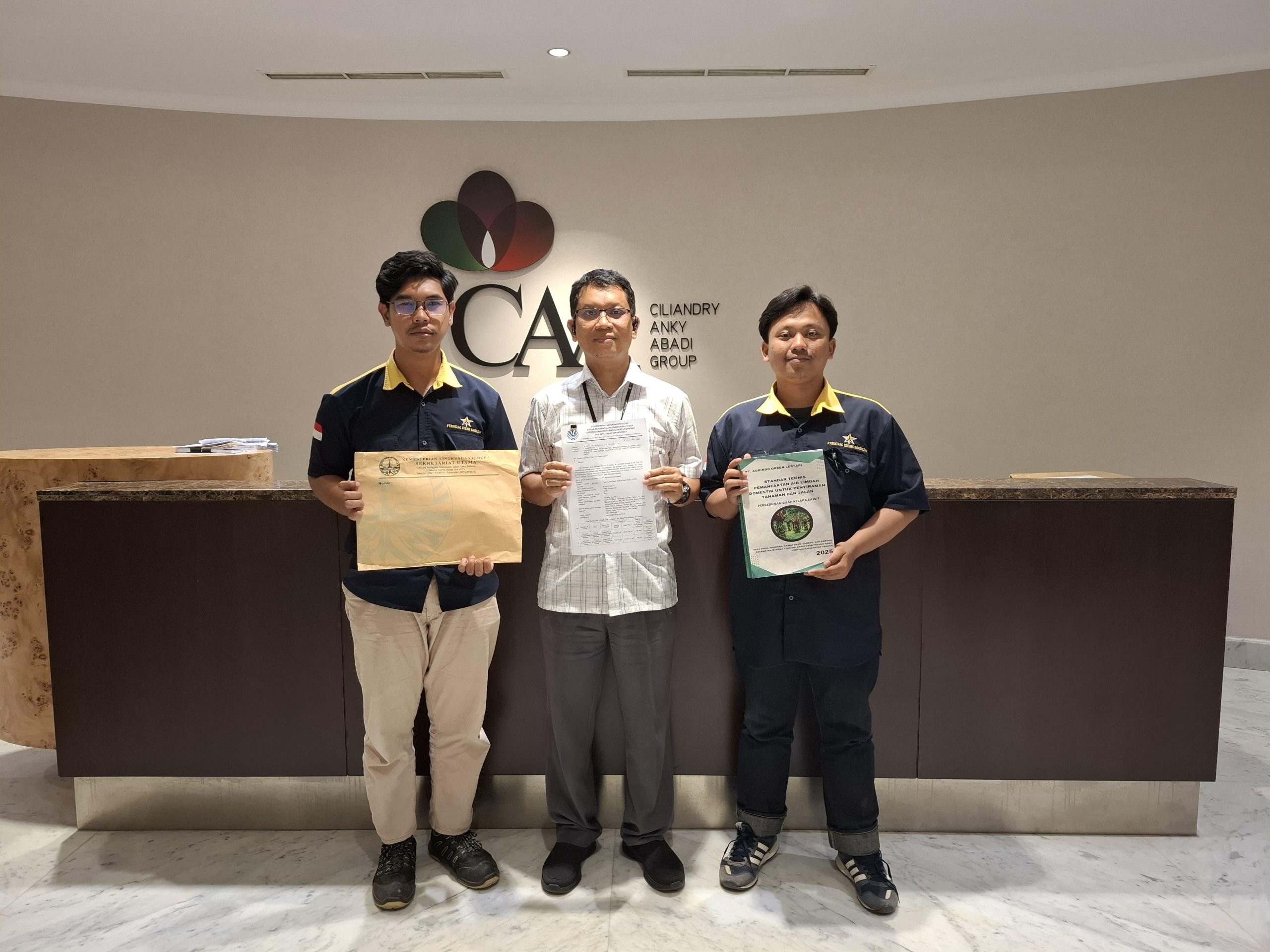 Biaya Pengurusan ANDALALIN dan Faktor yang Memengaruhinya Sebelum memulai pembangunan, pemilik proyek perlu mempertimbangkan berbagai kebutuhan teknis dan administrasi. Salah satunya adalah pemenuhan persyaratan Analisis Dampak Lalu Lintas (ANDALALIN), apabila diwajibkan. Karena itu, memahami biaya pengurusan ANDALALIN dapat membantu perusahaan menyusun anggaran proyek secara lebih terencana. PT Bintang Teknik Konsultan menyediakan layanan konsultasi untuk membantu klien memahami kebutuhan dokumen dan ruang lingkup pengurusan ANDALALIN. Apa Saja yang Memengaruhi Biaya ANDALALIN? Biaya pengurusan ANDALALIN tidak selalu sama untuk setiap proyek. Hal ini karena kebutuhan analisis dapat berbeda berdasarkan skala pembangunan, kondisi lalu lintas, dan kompleksitas lokasi. Selain itu, ruang lingkup pekerjaan konsultan juga dapat memengaruhi biaya. Oleh sebab itu, estimasi sebaiknya dibuat setelah informasi dasar proyek diperiksa. Faktor Penentu Biaya Pengurusan ANDALALIN Berikut beberapa faktor yang perlu diperhatikan saat menyusun anggaran. 1. Jenis dan skala pembangunan Pusat perbelanjaan, kawasan industri, perumahan, dan fasilitas komersial dapat menghasilkan pola perjalanan yang berbeda. Perbedaan tersebut memengaruhi kebutuhan analisis. 2. Kondisi lalu lintas di sekitar lokasi Kondisi jalan, volume kendaraan, akses masuk, dan persimpangan sekitar dapat memengaruhi kompleksitas kajian. Semakin kompleks kondisi yang perlu dianalisis, semakin besar kemungkinan kebutuhan pekerjaan tambahan. 3. Kelengkapan data proyek Data perencanaan yang lengkap membantu proses kajian berjalan lebih terarah. Sebaliknya, informasi yang belum tersedia dapat memerlukan pengumpulan atau pemeriksaan tambahan. 4. Ruang lingkup layanan Biaya jasa bergantung pada pekerjaan yang disepakati. Karena itu, pastikan penawaran menjelaskan kegiatan, dokumen, dan tahapan yang termasuk dalam layanan. Cara Menyiapkan Anggaran ANDALALIN Agar anggaran lebih terkontrol, pemilik proyek dapat melakukan beberapa langkah berikut: Siapkan data lokasi dan fungsi pembangunan. Kumpulkan denah serta rencana akses kendaraan. Sediakan dokumen perencanaan yang sudah tersedia. Mintalah rincian biaya dan ruang lingkup pekerjaan. Pastikan biaya tambahan dijelaskan sejak awal. Dengan langkah tersebut, Anda dapat membandingkan penawaran berdasarkan kebutuhan proyek. Jangan hanya mempertimbangkan harga terendah. Perhatikan juga kejelasan pekerjaan dan kualitas pendampingan. Apakah Biaya ANDALALIN Sama untuk Semua Proyek? Tidak. Setiap proyek memiliki karakteristik dan kebutuhan analisis yang berbeda. Karena itu, penyedia jasa perlu memahami kondisi proyek sebelum memberikan estimasi yang lebih sesuai. Selain itu, biaya jasa konsultan perlu dibedakan dari biaya lain yang mungkin timbul berdasarkan ketentuan atau kebutuhan teknis. Pastikan setiap komponen dijelaskan sebelum pekerjaan dimulai. Perlu diingat, biaya yang kompetitif tidak menjamin persetujuan otomatis. Proses tetap mengikuti persyaratan dan evaluasi pihak berwenang. Dapatkan Estimasi Biaya ANDALALIN PT Bintang Teknik Konsultan siap membantu Anda memahami kebutuhan dokumen dan ruang lingkup pengurusan ANDALALIN. Hubungi PT Bintang Teknik Konsultan untuk berkonsultasi mengenai biaya pengurusan ANDALALIN. Dengan pemeriksaan awal, Anda dapat menyusun anggaran berdasarkan kebutuhan proyek yang sebenarnya.