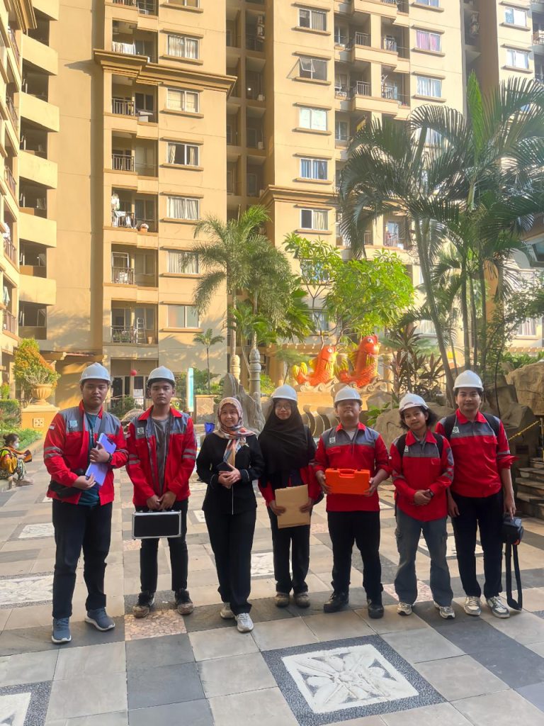 Jasa PBG Murah untuk Pengurusan Persetujuan Bangunan Gedung Persetujuan Bangunan Gedung (PBG) menjadi salah satu aspek penting dalam pemenuhan persyaratan bangunan. Pemilik bangunan perlu memastikan bahwa rencana pembangunan atau perubahan bangunan memenuhi ketentuan teknis yang berlaku. Untuk membantu kebutuhan tersebut, jasa PBG murah dapat menjadi solusi bagi pemilik bangunan yang membutuhkan pendampingan profesional. PT Bintang Teknik Konsultan menyediakan layanan konsultasi teknis dan perizinan untuk membantu proses persiapan dokumen PBG. Mengenal Persetujuan Bangunan Gedung PBG adalah Persetujuan Bangunan Gedung yang berkaitan dengan kegiatan membangun baru, mengubah, memperluas, mengurangi, atau merawat bangunan gedung sesuai peraturan. Dalam prosesnya, pemohon perlu memperhatikan fungsi bangunan, kondisi lokasi, serta persyaratan teknis yang relevan. Oleh karena itu, persiapan dokumen sebaiknya dilakukan secara menyeluruh. Selain itu, kebutuhan setiap bangunan tidak selalu sama. Bangunan hunian, komersial, dan industri dapat memiliki persyaratan yang berbeda sesuai karakteristiknya. Manfaat Menggunakan Jasa PBG Mengurus PBG membutuhkan perhatian terhadap dokumen administratif dan teknis. Dengan pendampingan yang sesuai, pemilik bangunan dapat memahami kebutuhan pengajuan sejak awal. Berikut beberapa manfaat menggunakan jasa PBG: Membantu mengidentifikasi dokumen yang diperlukan. Meninjau kelengkapan data bangunan. Membantu mempersiapkan gambar dan informasi teknis. Memberikan arahan mengenai tahapan pengajuan. Membantu menindaklanjuti kekurangan dokumen yang ditemukan. Dengan demikian, proses persiapan dapat berlangsung lebih terarah. Pemilik bangunan juga dapat mengurangi risiko kesalahan akibat dokumen yang belum lengkap. Persyaratan Umum Pengurusan PBG Persyaratan PBG bergantung pada fungsi, klasifikasi, dan kondisi bangunan. Meskipun demikian, terdapat beberapa informasi yang umumnya perlu disiapkan. Dokumen tersebut dapat mencakup: Identitas pemilik atau pemohon. Data tanah dan lokasi bangunan. Informasi fungsi serta peruntukan bangunan. Gambar arsitektur dan dokumen teknis terkait. Informasi pendukung sesuai kebutuhan pengajuan. Selanjutnya, dokumen perlu diperiksa untuk memastikan kesesuaian data. Jika terdapat kekurangan, pemohon dapat melengkapi dokumen sebelum melanjutkan tahapan berikutnya. Faktor yang Menentukan Biaya Jasa PBG Biaya pengurusan PBG dipengaruhi oleh beberapa faktor. Contohnya adalah luas dan fungsi bangunan, kompleksitas dokumen teknis, kondisi administrasi, serta ruang lingkup layanan. Karena itu, jasa PBG murah sebaiknya dipilih dengan mempertimbangkan kejelasan biaya dan pekerjaan. Pastikan layanan yang ditawarkan sesuai kebutuhan bangunan Anda. Perlu diingat, biaya jasa tidak selalu mencakup seluruh biaya teknis atau biaya lain yang mungkin timbul. Mintalah rincian layanan sebelum menyepakati pekerjaan. Konsultasikan PBG Anda Bersama PT Bintang Teknik Konsultan PT Bintang Teknik Konsultan siap membantu pemilik bangunan memahami kebutuhan dokumen dan tahapan pengurusan PBG. Hubungi PT Bintang Teknik Konsultan untuk mendapatkan konsultasi mengenai jasa PBG murah. Kami siap membantu Anda mempersiapkan proses perizinan sesuai kondisi dan kebutuhan bangunan.