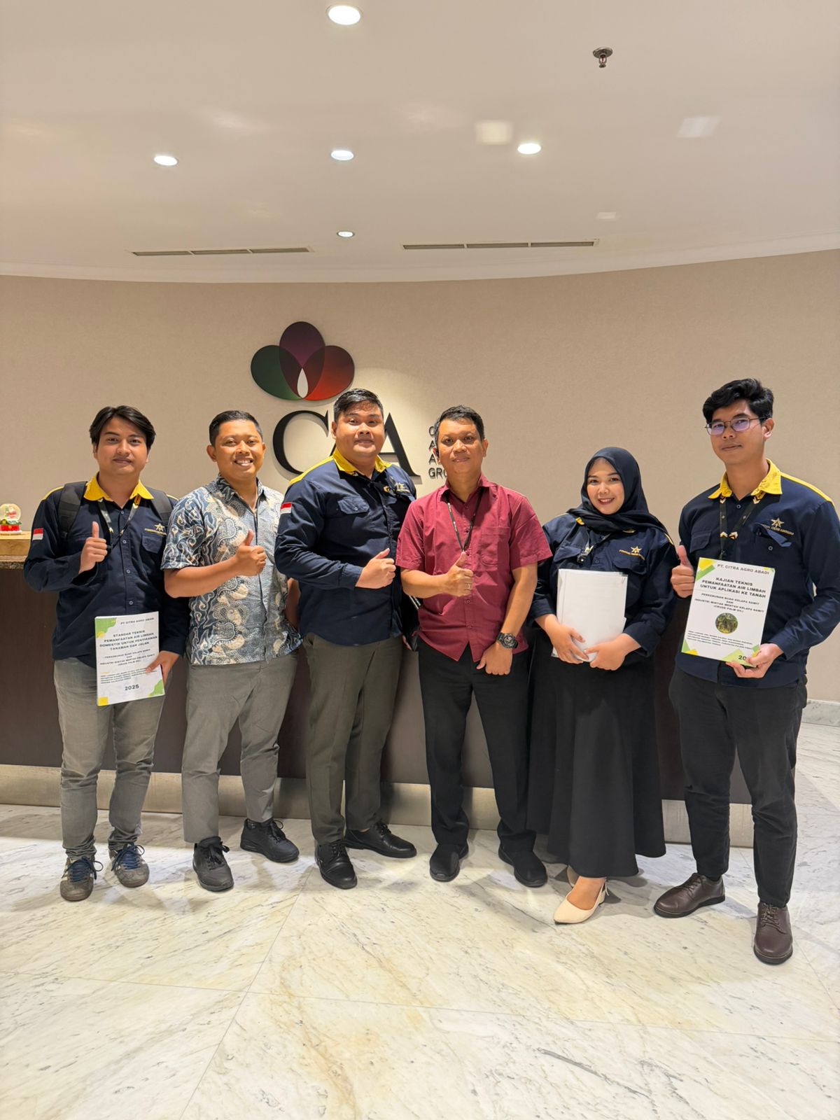 Jasa PERTEK Tercepat untuk Mendukung Pengurusan Persetujuan Teknis Pemenuhan persyaratan lingkungan menjadi bagian penting dalam kegiatan usaha. Perusahaan perlu memastikan bahwa kewajiban teknis yang berlaku telah diidentifikasi dan dipersiapkan dengan baik. Salah satu kebutuhan yang mungkin muncul adalah Persetujuan Teknis (PERTEK). Menggunakan Jasa PERTEK Tercepat dapat membantu perusahaan menata persiapan dokumen dan menjalankan tahapan pekerjaan secara lebih efisien. PT Bintang Teknik Konsultan menyediakan layanan konsultasi untuk membantu perusahaan memahami kebutuhan persetujuan teknis sesuai kegiatan operasionalnya. Apa Saja yang Perlu Dipersiapkan? Sebelum memulai pengurusan PERTEK, perusahaan perlu mengetahui jenis persetujuan yang dibutuhkan. Penentuan ini bergantung pada karakteristik kegiatan dan kewajiban lingkungan yang berlaku. Dokumen pendukung dapat mencakup data operasional, informasi teknis fasilitas, serta data pengelolaan lingkungan. Persyaratan pastinya perlu disesuaikan dengan jenis PERTEK yang diperlukan. Persiapan yang lengkap membantu perusahaan mengurangi risiko keterlambatan akibat kekurangan informasi. Bagaimana Jasa PERTEK Membantu Efisiensi Proses? Menggunakan Jasa PERTEK Tercepat dapat membantu perusahaan menyusun tahapan persiapan secara lebih terarah. Pendampingan dapat meliputi: Pemeriksaan awal kebutuhan persetujuan teknis. Penyusunan daftar dokumen yang diperlukan. Pemeriksaan konsistensi data teknis. Identifikasi kekurangan dokumen. Pendampingan persiapan pengajuan sesuai ruang lingkup layanan. Dengan langkah tersebut, perusahaan dapat mengetahui pekerjaan yang perlu diprioritaskan. Selain itu, proses perbaikan dokumen dapat dilakukan lebih terarah apabila ditemukan kekurangan. Faktor yang Memengaruhi Waktu Pengurusan Waktu pengurusan PERTEK berbeda untuk setiap perusahaan. Kelengkapan dokumen, kompleksitas kegiatan, dan kondisi fasilitas dapat memengaruhi durasi persiapan. Kebutuhan pemeriksaan tambahan atau perbaikan dokumen juga dapat menambah waktu pengerjaan. Selain itu, proses evaluasi oleh pihak berwenang berada di luar kendali langsung konsultan. Karena itu, estimasi waktu sebaiknya ditentukan setelah kebutuhan perusahaan diperiksa. Penyedia jasa profesional akan menjelaskan tahapan pekerjaan tanpa menjanjikan hasil yang tidak dapat dipastikan. Pilih Pendampingan PERTEK yang Terarah PT Bintang Teknik Konsultan membantu perusahaan memahami persyaratan teknis lingkungan dan menyiapkan dokumen sesuai kebutuhan. Jika Anda membutuhkan Jasa PERTEK Tercepat, hubungi PT Bintang Teknik Konsultan untuk berkonsultasi mengenai persyaratan, kelengkapan dokumen, dan estimasi tahapan pengurusan PERTEK.