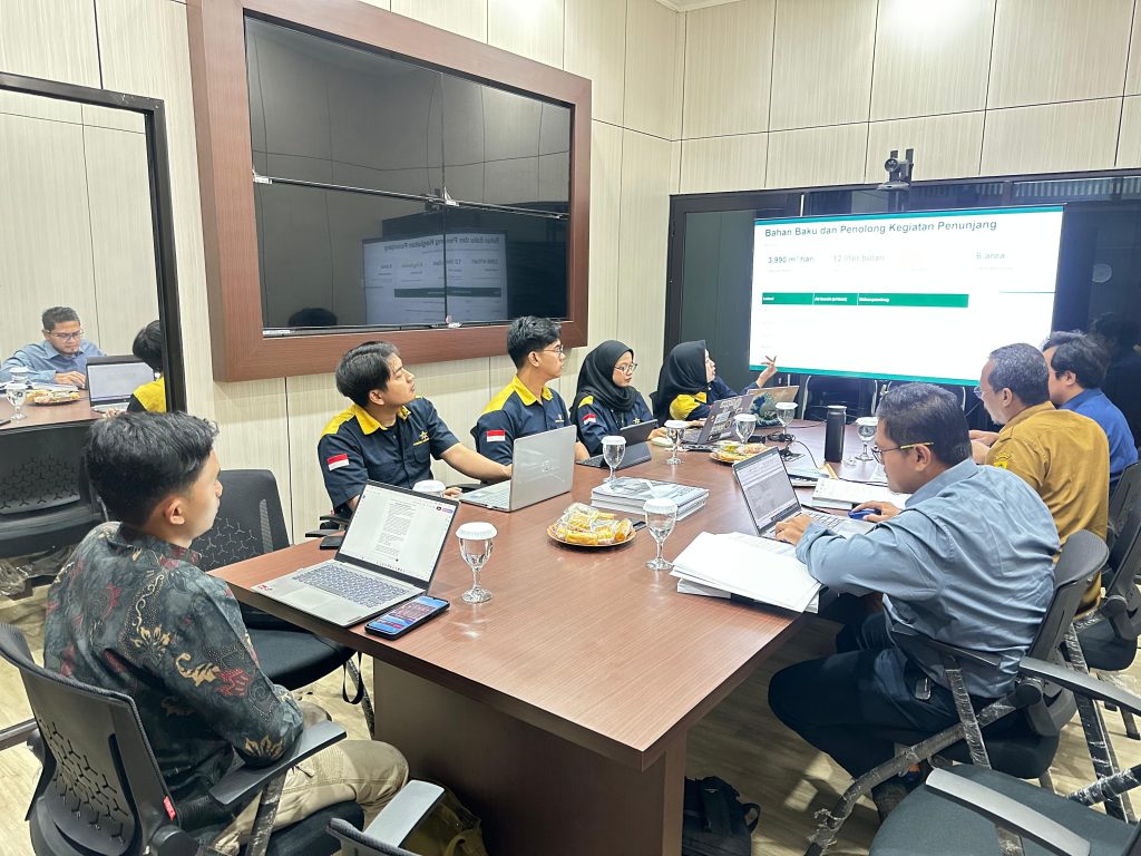 Solusi Lingkungan untuk Industri Kegiatan industri perlu memperhatikan dampaknya terhadap lingkungan sejak tahap perencanaan hingga operasional. Pengelolaan yang tepat membantu perusahaan mengenali potensi risiko dan memahami kewajiban yang perlu dipenuhi. Karena itu, Solusi Lingkungan untuk Industri perlu disesuaikan dengan jenis kegiatan, skala usaha, kondisi lokasi, dan ketentuan yang berlaku. Tantangan Lingkungan dalam Kegiatan Industri Setiap industri memiliki karakteristik yang berbeda. Beberapa kegiatan dapat menghasilkan air limbah, emisi udara, atau limbah bahan berbahaya dan beracun yang membutuhkan pengelolaan sesuai ketentuan. Selain itu, perubahan kapasitas produksi dan proses operasional dapat memengaruhi kebutuhan pengelolaan lingkungan. Oleh sebab itu, perusahaan perlu meninjau kegiatannya secara berkala agar dapat mengenali kebutuhan yang relevan. Melalui Solusi Lingkungan untuk Industri, perusahaan dapat mulai mengidentifikasi aspek lingkungan yang perlu diperhatikan sebelum menentukan langkah berikutnya. Jenis Layanan yang Dapat Dipertimbangkan Kebutuhan layanan lingkungan dapat berbeda untuk setiap perusahaan. Beberapa aspek yang dapat dipertimbangkan meliputi: Dokumen lingkungan: identifikasi kebutuhan AMDAL, UKL-UPL, atau SPPL. Pengelolaan limbah: peninjauan kebutuhan pengelolaan sesuai karakteristik limbah. Pengendalian pencemaran: kajian kebutuhan teknis untuk mengendalikan dampak kegiatan. Pemantauan lingkungan: perencanaan pemantauan sesuai kewajiban yang berlaku. Konsultasi teknis: pembahasan persyaratan lingkungan dan data pendukung. Namun, tidak semua industri memerlukan layanan yang sama. Pemeriksaan awal diperlukan untuk menentukan ruang lingkup yang sesuai. Pentingnya Perencanaan Lingkungan Perencanaan lingkungan sejak awal membantu perusahaan mengenali kebutuhan dokumen dan langkah pengelolaan yang diperlukan. Selain itu, perusahaan dapat mempersiapkan data secara bertahap dan menghindari keputusan yang hanya berdasarkan perkiraan. Penerapan Solusi Lingkungan untuk Industri juga perlu mempertimbangkan kondisi aktual di lapangan. Dengan begitu, pendekatan yang dipilih dapat lebih relevan dengan kegiatan perusahaan. Pendampingan PT Bintang Teknik Konsultan PT Bintang Teknik Konsultan membantu perusahaan memahami kebutuhan konsultasi teknis dan perizinan lingkungan. Kami mengutamakan komunikasi yang jelas, ketelitian informasi, dan pembahasan sesuai karakteristik usaha. Dengan pendampingan yang terarah, perusahaan dapat memahami kebutuhan lingkungan serta menentukan prioritas persiapan dokumen. Konsultasikan Kebutuhan Industri Anda Sedang merencanakan proyek baru atau meninjau kewajiban lingkungan perusahaan? Hubungi PT Bintang Teknik Konsultan untuk mendiskusikan Solusi Lingkungan untuk Industri sesuai kegiatan dan rencana operasional usaha Anda.