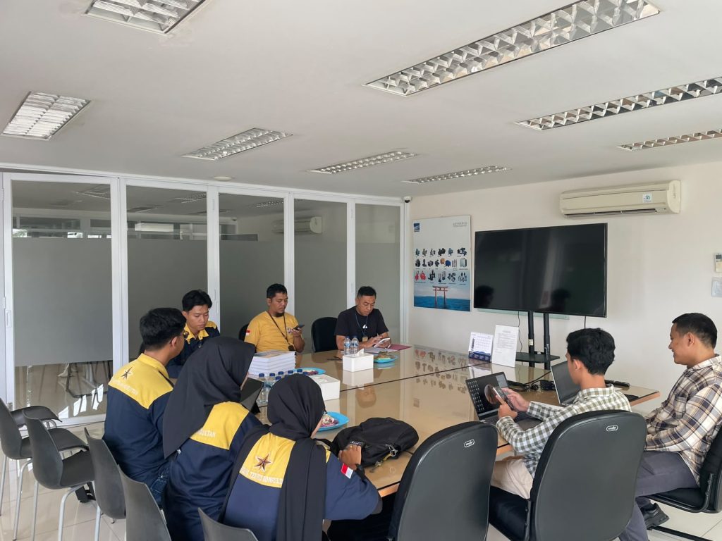 Konsultan Lingkungan Terpercaya untuk Kebutuhan Dokumen dan Perizinan Lingkungan Memilih konsultan lingkungan terpercaya merupakan langkah penting bagi perusahaan yang ingin memenuhi kewajiban lingkungan sesuai regulasi. Setiap kegiatan usaha memiliki karakteristik, skala operasional, dan potensi dampak yang berbeda. Karena itu, kebutuhan dokumen lingkungan perlu diidentifikasi berdasarkan jenis kegiatan, lokasi, serta ketentuan yang berlaku. Pendampingan konsultan yang tepat dapat membantu perusahaan memahami kewajiban yang relevan, mempersiapkan data pendukung, dan menyusun rencana pemenuhan persyaratan lingkungan secara lebih terarah. Mengapa Konsultan Lingkungan Dibutuhkan? Dalam menjalankan kegiatan usaha, perusahaan perlu memperhatikan potensi dampak terhadap lingkungan. Kewajiban dokumen lingkungan dapat berupa AMDAL, UKL-UPL, atau SPPL, bergantung pada kategori dan karakteristik kegiatan sesuai ketentuan yang berlaku. Untuk kegiatan tertentu, perusahaan juga dapat memerlukan persetujuan teknis terkait air limbah, emisi, atau pengelolaan limbah B3. Jenis dokumen dan persyaratan yang diperlukan perlu ditentukan berdasarkan kegiatan aktual serta regulasi yang relevan. Dengan bantuan konsultan, perusahaan dapat memperoleh arahan mengenai dokumen yang dibutuhkan dan tahapan persiapan yang perlu dilakukan. Ciri-Ciri Konsultan Lingkungan Terpercaya Memilih konsultan lingkungan terpercaya sebaiknya mempertimbangkan kompetensi tenaga ahli, pengalaman yang relevan, transparansi biaya, serta kemampuan menjelaskan persyaratan teknis dengan jelas. Konsultan juga perlu memahami bahwa kebutuhan setiap perusahaan berbeda sehingga layanan harus disesuaikan dengan kondisi kegiatan usaha. Selain itu, penyedia jasa yang profesional akan menjelaskan ruang lingkup pekerjaan, data yang perlu disiapkan, dan tahapan pendampingan secara terbuka. Hal tersebut membantu perusahaan memahami tanggung jawabnya selama proses pengurusan. Perusahaan juga sebaiknya berhati-hati terhadap penawaran yang menjanjikan persetujuan tanpa proses evaluasi atau tanpa pemenuhan persyaratan yang berlaku. Layanan Konsultan Lingkungan Profesional PT Bintang Teknik Konsultan menyediakan layanan konsultasi terkait kebutuhan teknis dan perizinan lingkungan sesuai ruang lingkup layanan yang tersedia. Pendampingan dapat mencakup konsultasi AMDAL, UKL-UPL, SPPL, persetujuan teknis lingkungan, serta dokumen pendukung lain sesuai kebutuhan perusahaan. Tahap awal konsultasi dapat dilakukan dengan mengidentifikasi jenis usaha, lokasi kegiatan, proses operasional, dan dokumen yang telah dimiliki. Informasi tersebut membantu menentukan kebutuhan pekerjaan serta data teknis yang perlu dipersiapkan. Bagi perusahaan yang mencari konsultan lingkungan terpercaya, konsultasi awal dapat menjadi langkah untuk menilai kesesuaian layanan, memahami kebutuhan dokumen, dan memperoleh gambaran biaya secara transparan. Manfaat Memenuhi Persyaratan Lingkungan Pemenuhan kewajiban lingkungan membantu perusahaan menjalankan kegiatan usaha sesuai ketentuan dan mengelola potensi dampak secara lebih bertanggung jawab. Persiapan dokumen yang tepat juga mendukung proses evaluasi dan koordinasi dengan instansi berwenang. Selain itu, perencanaan lingkungan yang baik membantu perusahaan mengidentifikasi kewajiban sejak awal, sehingga langkah pengelolaan dapat disesuaikan dengan karakteristik kegiatan. Persetujuan dokumen tetap bergantung pada kelengkapan persyaratan, hasil evaluasi, dan keputusan pihak berwenang. Konsultasikan Kebutuhan Lingkungan Perusahaan Anda Pastikan kebutuhan dokumen dan perizinan lingkungan dipersiapkan secara tepat. Hubungi PT Bintang Teknik Konsultan untuk mendapatkan konsultasi dan informasi layanan lingkungan sesuai karakteristik kegiatan usaha Anda.