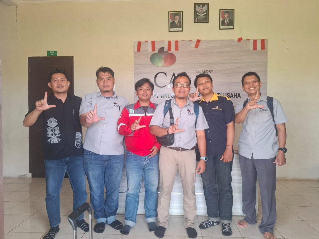 Jasa Perizinan IUPTLS untuk Instalasi Listrik Perusahaan Ketersediaan listrik sangat penting bagi kelancaran kegiatan industri dan bisnis. Banyak perusahaan menggunakan instalasi pembangkit sendiri untuk memenuhi kebutuhan listrik operasionalnya. Namun, penggunaan instalasi tersebut perlu memperhatikan ketentuan teknis dan perizinan. Jasa Perizinan IUPTLS membantu perusahaan memahami persyaratan yang relevan serta mempersiapkan dokumen sesuai karakteristik instalasi. PT Bintang Teknik Konsultan menyediakan layanan konsultasi teknis dan perizinan untuk membantu perusahaan mengidentifikasi kebutuhan ketenagalistrikan. Mengenal Perizinan IUPTLS IUPTLS merupakan singkatan dari Izin Usaha Penyediaan Tenaga Listrik untuk Kepentingan Sendiri. Istilah ini berkaitan dengan kegiatan penyediaan tenaga listrik untuk kebutuhan sendiri. Dalam praktiknya, jenis perizinan dan mekanisme pemenuhannya perlu diperiksa berdasarkan ketentuan terbaru. Hal ini karena persyaratan dapat bergantung pada kapasitas, fungsi, serta konfigurasi instalasi. Karena itu, perusahaan sebaiknya memastikan kewajibannya sebelum memulai proses pengajuan. Siapa yang Membutuhkan Jasa Perizinan IUPTLS? Kebutuhan konsultasi dapat muncul pada perusahaan yang menggunakan pembangkit listrik sendiri. Contohnya adalah fasilitas industri, gedung komersial, dan kegiatan usaha dengan kebutuhan listrik khusus. Namun, tidak semua instalasi memiliki kewajiban yang sama. Penentuannya harus berdasarkan karakteristik instalasi dan regulasi yang berlaku. Melalui Jasa Perizinan IUPTLS, perusahaan dapat memperoleh bantuan untuk: Mengidentifikasi jenis perizinan yang relevan. Meninjau kapasitas dan fungsi instalasi listrik. Memeriksa dokumen administrasi perusahaan. Mengidentifikasi kebutuhan data teknis. Menyusun langkah persiapan pengajuan. Dengan demikian, perusahaan dapat memahami proses yang perlu dijalankan sebelum melengkapi dokumen. Persiapan Dokumen Perizinan Dokumen yang diperlukan bergantung pada kondisi instalasi dan persyaratan instansi berwenang. Oleh sebab itu, perusahaan perlu menyiapkan informasi teknis secara akurat. Data awal dapat mencakup identitas perusahaan, lokasi instalasi, kapasitas pembangkit, diagram kelistrikan, serta spesifikasi peralatan. Selain itu, dokumen terkait keselamatan dan kelayakan instalasi mungkin diperlukan. Pemeriksaan awal dapat membantu menentukan dokumen tambahan yang harus dipersiapkan. Mengapa Persiapan Sejak Awal Penting? Persiapan yang terarah membantu perusahaan mengidentifikasi kekurangan dokumen lebih dini. Selain itu, perusahaan dapat merencanakan tahapan pekerjaan dan kebutuhan anggaran dengan lebih baik. Waktu pengurusan tetap bergantung pada kelengkapan data, kondisi teknis, dan proses evaluasi. Karena itu, tidak ada waktu penerbitan yang dapat dijamin tanpa mempertimbangkan kondisi tersebut. Hubungi PT Bintang Teknik Konsultan PT Bintang Teknik Konsultan membantu perusahaan memahami kebutuhan perizinan ketenagalistrikan dan persiapan dokumen pendukung. Jika Anda membutuhkan Jasa Perizinan IUPTLS, hubungi PT Bintang Teknik Konsultan untuk berkonsultasi mengenai kondisi instalasi, persyaratan, dan tahapan pengurusan yang sesuai.