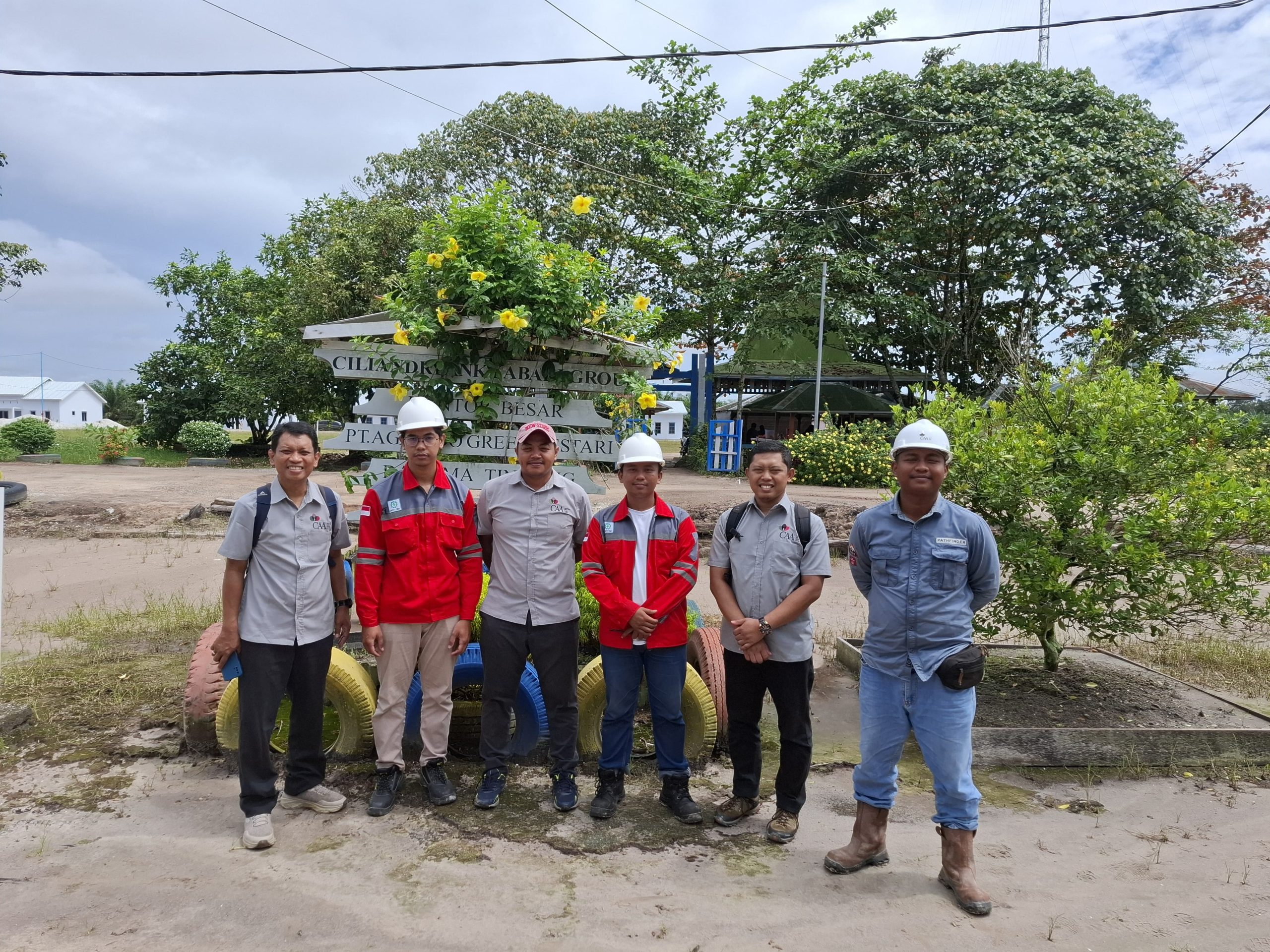 Konsultasi Perizinan Lingkungan Setiap pelaku usaha perlu memahami persyaratan lingkungan yang berkaitan dengan kegiatan operasionalnya. Namun, jenis dokumen yang diperlukan dapat berbeda sesuai skala, karakteristik, dan potensi dampak kegiatan. Karena itu, Konsultasi Perizinan Lingkungan menjadi langkah awal untuk memahami kewajiban yang perlu dipenuhi. Dengan informasi yang tepat, perusahaan dapat mempersiapkan kebutuhan dokumen secara lebih terarah sejak tahap perencanaan. Mengapa Konsultasi Lingkungan Diperlukan? Konsultasi membantu perusahaan mengenali persyaratan lingkungan yang sesuai dengan rencana kegiatannya. Misalnya, kegiatan tertentu dapat memerlukan AMDAL, sedangkan kegiatan lainnya dapat memerlukan UKL-UPL atau SPPL berdasarkan ketentuan yang berlaku. Melalui Konsultasi Perizinan Lingkungan, perusahaan dapat membahas karakteristik kegiatan, kebutuhan data, dan tahapan persiapan dokumen. Dengan demikian, pelaku usaha tidak perlu menentukan jenis dokumen hanya berdasarkan perkiraan. Hal yang Perlu Dibahas Agar konsultasi berjalan efektif, perusahaan sebaiknya menyiapkan informasi awal mengenai proyek. Pembahasan dapat mencakup beberapa hal berikut: Jenis dan skala kegiatan usaha. Lokasi serta luas area proyek. Rencana pembangunan atau operasional. Potensi dampak terhadap lingkungan. Data teknis yang telah tersedia. Kebutuhan dokumen dan ruang lingkup pendampingan. Informasi tersebut membantu proses peninjauan awal. Namun, kebutuhan akhir tetap harus ditentukan berdasarkan kondisi kegiatan dan peraturan yang berlaku. Manfaat Konsultasi Sejak Awal Konsultasi sejak tahap perencanaan membantu perusahaan mengidentifikasi kebutuhan dokumen lebih awal. Selain itu, perusahaan dapat mengetahui data yang masih kurang dan merencanakan langkah persiapan secara bertahap. Konsultasi Perizinan Lingkungan juga membantu memperjelas ruang lingkup pekerjaan dan kebutuhan pendampingan. Dengan komunikasi yang baik, perusahaan dapat memahami tahapan yang perlu dijalankan tanpa mengandalkan asumsi. Meski demikian, konsultasi tidak menggantikan proses evaluasi atau keputusan dari pihak berwenang. Layanan PT Bintang Teknik Konsultan PT Bintang Teknik Konsultan membantu pelaku usaha memahami kebutuhan konsultasi teknis dan perizinan sesuai karakteristik kegiatan. Kami mengutamakan penjelasan yang mudah dipahami serta pembahasan yang terarah. Hubungi PT Bintang Teknik Konsultan untuk melakukan Konsultasi Perizinan Lingkungan dan memperoleh informasi awal mengenai kebutuhan dokumen bagi rencana usaha Anda.
