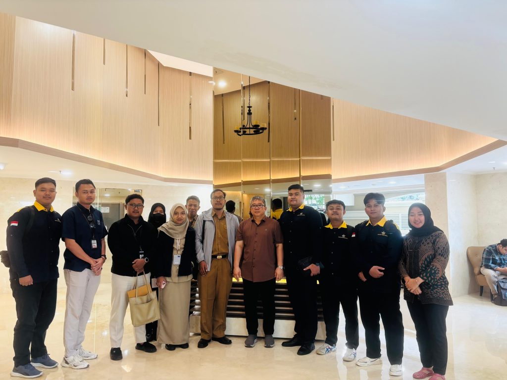 Konsultasi Teknis PEIL untuk Memahami Kebutuhan Dokumen Bangunan Sebelum mengurus dokumen teknis bangunan, pemilik proyek perlu mengetahui persyaratan yang berlaku di wilayah pembangunan. Salah satu dokumen yang mungkin dibutuhkan sesuai ketentuan setempat adalah PEIL. Melalui Konsultasi Teknis PEIL, pemilik bangunan dapat mendiskusikan kebutuhan dokumen, informasi elevasi, dan tahapan persiapan sebelum melanjutkan proses pengurusan. Konsultasi sejak awal membantu memperjelas ruang lingkup pekerjaan. Dengan demikian, pemilik proyek dapat mengidentifikasi data yang perlu disiapkan dan menghindari asumsi yang tidak sesuai dengan persyaratan aktual. Kapan Konsultasi Teknis PEIL Dibutuhkan? Konsultasi dapat dilakukan ketika pemilik proyek belum memahami apakah dokumen PEIL diperlukan untuk bangunannya. Layanan ini juga dapat membantu saat persyaratan daerah belum diketahui atau dokumen perencanaan masih perlu dilengkapi. Beberapa hal yang dapat dibahas meliputi: Identifikasi kebutuhan PEIL berdasarkan lokasi proyek. Penjelasan dokumen administratif dan teknis yang mungkin diperlukan. Pemeriksaan awal terhadap data bangunan dan lahan. Identifikasi kebutuhan informasi elevasi atau data tambahan. Penjelasan tahapan pengurusan sesuai prosedur yang berlaku. Kebutuhan konsultasi perlu disesuaikan dengan karakteristik proyek. Bangunan pada lokasi yang berbeda dapat memiliki kebutuhan informasi teknis dan administrasi yang tidak sama. Data yang Perlu Disiapkan untuk Konsultasi Agar pembahasan lebih efektif, pemilik proyek sebaiknya menyiapkan informasi dasar mengenai lokasi dan rencana pembangunan. Data tersebut dapat mencakup alamat, luas lahan, fungsi bangunan, gambar rencana, dan dokumen teknis yang sudah tersedia. Jika terdapat informasi mengenai kondisi jalan, saluran drainase, atau elevasi lahan, data tersebut juga dapat membantu pembahasan awal apabila relevan. Data yang lengkap memudahkan proses identifikasi kebutuhan. Namun, dokumen tambahan atau survei tetap dapat diperlukan apabila ditetapkan oleh persyaratan teknis yang berlaku. Tahapan Konsultasi Teknis PEIL Tahap pertama adalah menyampaikan kondisi proyek dan tujuan pengurusan dokumen. Informasi ini membantu memperjelas kebutuhan yang ingin dipenuhi. Tahap kedua adalah meninjau dokumen yang tersedia. Pemeriksaan awal dilakukan untuk mengidentifikasi informasi yang sudah lengkap dan data yang masih perlu dilengkapi. Tahap ketiga adalah membahas persyaratan yang relevan berdasarkan lokasi dan karakteristik bangunan. Selanjutnya, pemilik proyek dapat menyusun daftar tindak lanjut sesuai kebutuhan. Melalui Konsultasi Teknis PEIL, proses persiapan dapat dilakukan dengan lebih terarah. Meski demikian, konsultasi bukan pengganti keputusan atau evaluasi resmi dari instansi yang berwenang. Mengapa Konsultasi Sejak Awal Lebih Efektif? Menunda identifikasi kebutuhan dapat menyebabkan dokumen harus disesuaikan ketika proses pembangunan sudah berjalan. Perubahan tersebut berpotensi memengaruhi waktu, koordinasi, dan anggaran proyek. Dengan melakukan konsultasi lebih awal, pemilik bangunan dapat memahami persyaratan sebelum menentukan langkah berikutnya. Pendekatan ini juga membantu koordinasi antara pemilik proyek, perencana, dan pihak yang menangani dokumen. Diskusikan Kebutuhan PEIL Anda PT Bintang Teknik Konsultan membantu perusahaan dan pemilik proyek memahami kebutuhan konsultasi teknis dan persiapan dokumen sesuai ruang lingkup layanan yang tersedia. Melalui Konsultasi Teknis PEIL, Anda dapat mendiskusikan kebutuhan dokumen berdasarkan lokasi dan rencana bangunan. Hubungi PT Bintang Teknik Konsultan untuk mendapatkan informasi mengenai persiapan PEIL yang relevan dengan proyek Anda.