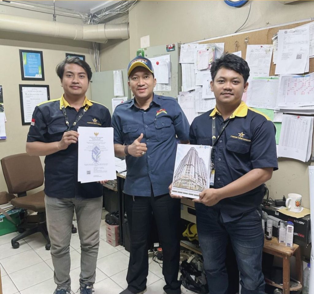 Jasa AMDAL untuk Perusahaan Setiap perusahaan perlu memperhatikan dampak kegiatan usahanya terhadap lingkungan. Oleh karena itu, pemenuhan persyaratan lingkungan perlu menjadi bagian dari perencanaan bisnis sejak awal. Salah satu aspek yang perlu diperhatikan adalah Analisis Mengenai Dampak Lingkungan Hidup atau AMDAL. Jasa AMDAL untuk Perusahaan membantu pelaku usaha memahami kebutuhan kajian lingkungan dan mempersiapkan dokumen sesuai karakteristik kegiatan. Dengan persiapan yang tepat, perusahaan dapat mengetahui tahapan yang perlu dilakukan sebelum menjalankan proyek. Mengapa AMDAL Penting bagi Perusahaan? AMDAL merupakan kajian mengenai dampak penting dari rencana usaha atau kegiatan terhadap lingkungan hidup. Kajian ini membantu mengidentifikasi potensi dampak sekaligus merencanakan langkah pengelolaan dan pemantauan lingkungan. Selain itu, AMDAL membantu perusahaan mempertimbangkan aspek lingkungan sejak tahap perencanaan. Dengan begitu, potensi permasalahan dapat dikenali lebih awal. Melalui Jasa AMDAL untuk Perusahaan, pelaku usaha juga dapat memperoleh arahan mengenai kebutuhan data, ruang lingkup kajian, dan tahapan persiapan dokumen. Namun, kewajiban AMDAL ditentukan berdasarkan karakteristik kegiatan serta ketentuan yang berlaku. Data yang Perlu Dipersiapkan Sebelum memulai proses, perusahaan sebaiknya menyiapkan informasi dasar mengenai rencana kegiatan. Informasi tersebut membantu menentukan kebutuhan kajian yang sesuai. Beberapa data awal yang dapat dipersiapkan meliputi: Profil dan jenis kegiatan usaha. Lokasi serta luas area proyek. Rencana pembangunan atau operasional. Kapasitas dan proses kegiatan. Informasi awal mengenai kondisi lingkungan sekitar. Kebutuhan data dapat berbeda untuk setiap proyek. Oleh sebab itu, pemeriksaan awal diperlukan agar proses persiapan lebih terarah. Memilih Layanan AMDAL yang Sesuai Perusahaan sebaiknya memilih penyedia layanan yang mampu menjelaskan proses secara jelas. Selain itu, pastikan ruang lingkup pekerjaan, kebutuhan tenaga ahli, dan komponen biaya dibahas sejak awal. Pendampingan yang terstruktur membantu perusahaan memahami tanggung jawabnya. Dengan demikian, proses penyusunan dokumen dapat direncanakan sesuai kebutuhan proyek. Layanan PT Bintang Teknik Konsultan PT Bintang Teknik Konsultan membantu perusahaan memahami kebutuhan dokumen lingkungan dan tahapan pendampingannya. Kami mengutamakan komunikasi yang jelas, ketelitian informasi, serta penyesuaian layanan terhadap karakteristik kegiatan. Melalui Jasa AMDAL untuk Perusahaan, kami membantu pelaku usaha mengidentifikasi kebutuhan awal dan merencanakan persiapan dokumen secara lebih terstruktur. Konsultasikan Kebutuhan AMDAL Anda Sedang merencanakan proyek industri, kawasan usaha, atau kegiatan lainnya? Hubungi PT Bintang Teknik Konsultan untuk membahas https://bintangteknikkonsultan.com/Jasa AMDAL untuk Perusahaan sesuai rencana kegiatan dan kebutuhan lingkungan usaha Anda.
