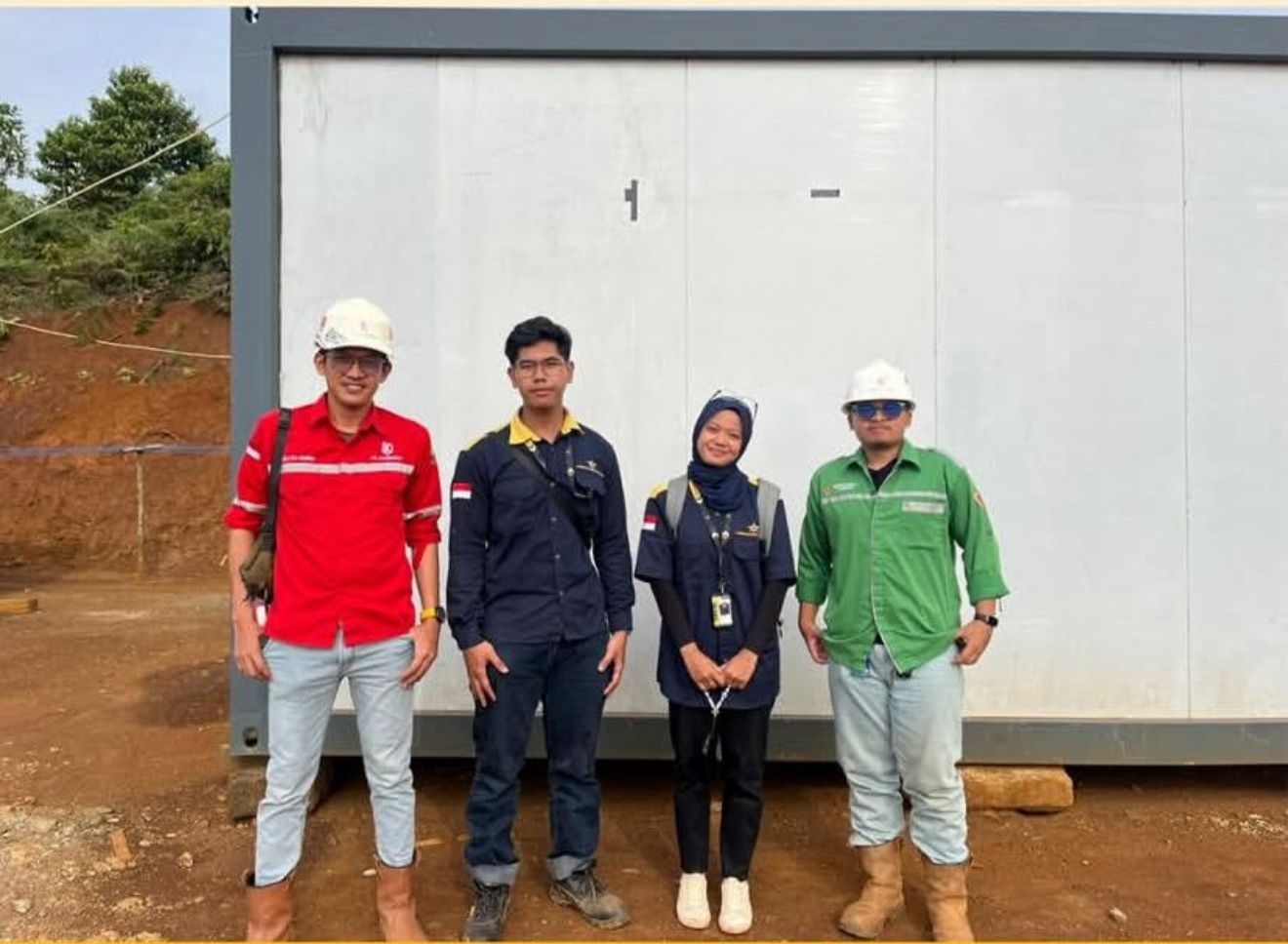 Konsultan Lingkungan Murah untuk Kebutuhan Perizinan Perusahaan Setiap kegiatan usaha perlu memperhatikan dampaknya terhadap lingkungan. Perusahaan juga harus memenuhi kewajiban lingkungan sesuai jenis dan skala kegiatannya. Untuk membantu proses tersebut, Konsultan Lingkungan Murah dapat menjadi pilihan bagi perusahaan yang membutuhkan pendampingan dalam menyiapkan dokumen dan memahami persyaratan lingkungan. PT Bintang Teknik Konsultan menyediakan layanan konsultasi perizinan dan lingkungan untuk membantu pelaku usaha mengidentifikasi kebutuhan sesuai kegiatan operasionalnya. Mengapa Dokumen Lingkungan Penting? Dokumen lingkungan membantu menjelaskan potensi dampak kegiatan usaha serta langkah pengelolaan yang perlu dilakukan. Jenis dokumen yang dibutuhkan bergantung pada karakteristik dan skala kegiatan. Karena itu, perusahaan perlu mengidentifikasi kewajibannya sebelum menentukan dokumen yang harus disiapkan. Beberapa dokumen lingkungan yang umum dikenal meliputi: AMDAL, untuk kegiatan yang wajib memiliki analisis mengenai dampak lingkungan. UKL-UPL, untuk kegiatan yang wajib memiliki upaya pengelolaan dan pemantauan lingkungan. SPPL, untuk kegiatan yang memenuhi kriteria kewajiban SPPL sesuai ketentuan. Selain itu, kegiatan tertentu dapat memerlukan persetujuan teknis atau dokumen pendukung lainnya. Layanan Konsultan Lingkungan untuk Perusahaan Menggunakan Konsultan Lingkungan Murah dapat membantu perusahaan memahami kebutuhan dokumen dan tahapan persiapannya. Pendampingan dapat meliputi: Identifikasi awal kebutuhan dokumen lingkungan. Persiapan data dan dokumen pendukung. Konsultasi terkait AMDAL, UKL-UPL, dan SPPL. Identifikasi kebutuhan persetujuan teknis. Pemeriksaan kelengkapan dokumen sesuai ruang lingkup layanan. Dengan persiapan yang terarah, perusahaan dapat mengetahui kewajiban yang perlu dipenuhi dan mengurangi risiko kekurangan dokumen. Bagaimana Memilih Konsultan Lingkungan? Harga merupakan salah satu pertimbangan saat memilih jasa konsultasi. Namun, perusahaan juga perlu memperhatikan kualitas pendampingan dan kejelasan layanan. Pastikan konsultan menjelaskan ruang lingkup pekerjaan, kebutuhan dokumen, estimasi biaya, serta tahapan pelaksanaan. Informasi tersebut membantu perusahaan menentukan layanan yang sesuai dengan anggaran. Selain itu, pilih penyedia jasa yang memahami karakteristik kegiatan usaha dan ketentuan lingkungan yang relevan. PT Bintang Teknik Konsultan Siap Membantu PT Bintang Teknik Konsultan membantu perusahaan mengidentifikasi kebutuhan dokumen dan perizinan lingkungan sesuai karakteristik kegiatan usahanya. Jika Anda mencari Konsultan Lingkungan Murah, hubungi PT Bintang Teknik Konsultan untuk berkonsultasi mengenai kebutuhan dokumen lingkungan dan estimasi biaya layanan yang sesuai.