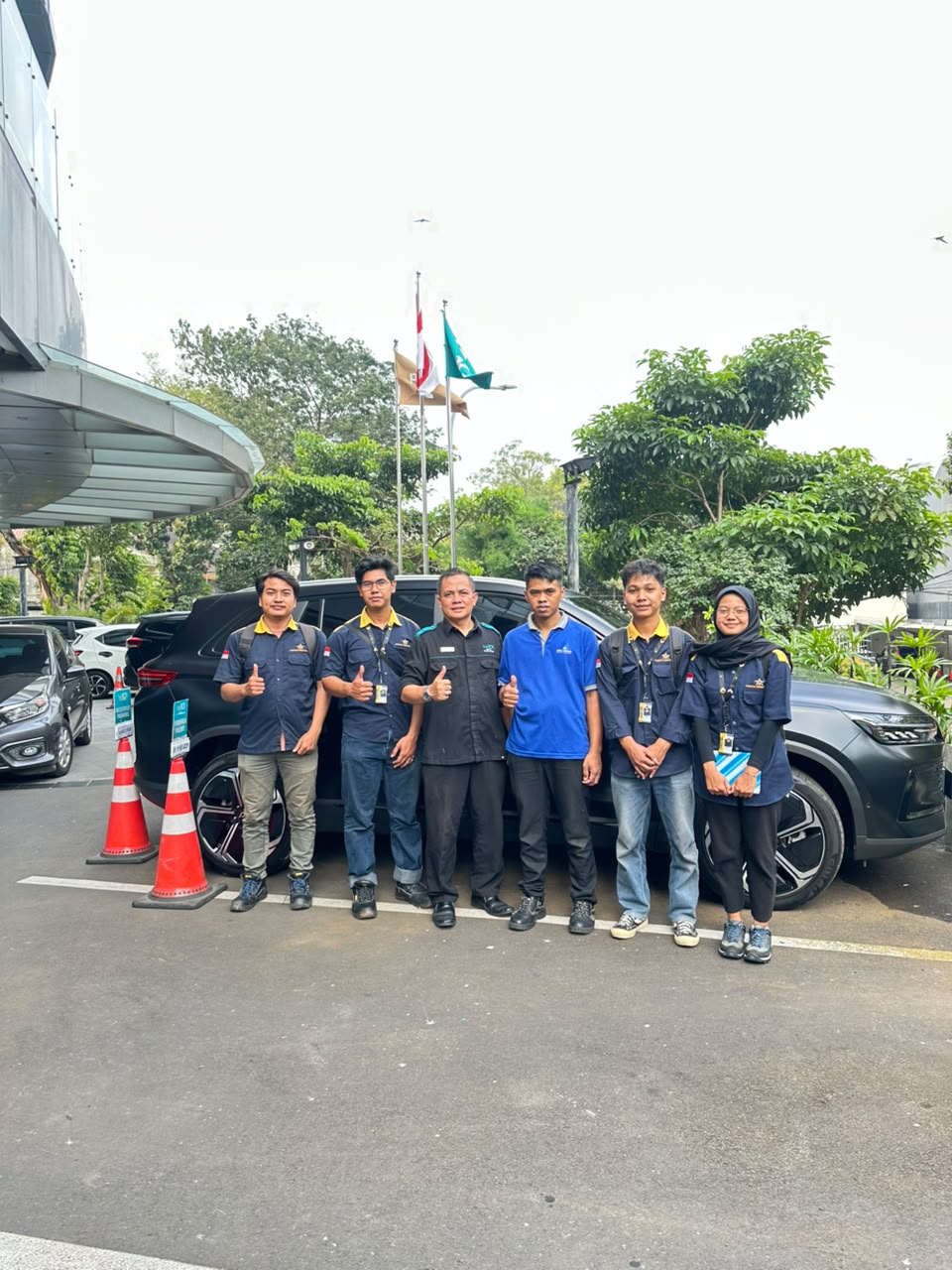 Memilih Konsultan AMDAL Pemenuhan kewajiban lingkungan membutuhkan persiapan yang cermat. Karena itu, perusahaan perlu mempertimbangkan pihak yang akan membantu proses kajian dan penyusunan dokumen. Salah satu langkah awal yang penting adalah Memilih Konsultan AMDAL sesuai kebutuhan proyek. Konsultan yang tepat dapat membantu perusahaan memahami persyaratan, menyiapkan data, dan merencanakan tahapan pekerjaan. Dengan begitu, proses persiapan dokumen dapat berjalan lebih terarah. Perhatikan Kompetensi dan Pengalaman Setiap kegiatan usaha memiliki karakteristik dan potensi dampak lingkungan yang berbeda. Oleh sebab itu, perusahaan perlu mempertimbangkan kompetensi tenaga ahli yang akan terlibat. Pastikan pihak yang dipilih memahami bidang kegiatan serta persyaratan yang berlaku. Selain itu, tanyakan bagaimana proses pengumpulan data dan kajian akan dilakukan. Saat Memilih Konsultan AMDAL, perusahaan juga sebaiknya memeriksa kesesuaian layanan dengan kebutuhan proyek. Jangan hanya mengandalkan penawaran harga tanpa memahami ruang lingkup pekerjaan. Periksa Ruang Lingkup Layanan Sebelum menyepakati kerja sama, pastikan perusahaan memahami layanan yang ditawarkan. Beberapa hal yang perlu dibahas meliputi: Pemeriksaan awal kebutuhan dokumen lingkungan. Pengumpulan dan peninjauan data teknis. Penyusunan kajian sesuai ruang lingkup pekerjaan. Koordinasi dan komunikasi selama proses. Pendampingan perbaikan dokumen jika diperlukan. Rincian layanan dapat berbeda berdasarkan karakteristik proyek. Karena itu, mintalah penjelasan tertulis agar kedua pihak memiliki pemahaman yang sama. Jangan Mengabaikan Komunikasi Komunikasi yang jelas membantu perusahaan memahami perkembangan pekerjaan. Konsultan sebaiknya mampu menjelaskan istilah teknis dengan bahasa yang mudah dipahami. Selain itu, perusahaan perlu memperoleh informasi mengenai data yang masih kurang dan tahapan berikutnya. Dengan demikian, proses koordinasi menjadi lebih efektif. Proses konsultasi juga dapat membantu memastikan apakah kegiatan memang memerlukan AMDAL atau jenis dokumen lingkungan lainnya. Penentuan tersebut harus mengacu pada karakteristik kegiatan dan ketentuan yang berlaku. Konsultan Lingkungan untuk Kebutuhan Usaha PT Bintang Teknik Konsultan membantu pelaku usaha memahami kebutuhan dokumen lingkungan dan proses pendampingannya. Kami mengutamakan penjelasan yang terarah, ketelitian informasi, dan layanan yang disesuaikan dengan kebutuhan proyek. Melalui proses Memilih Konsultan AMDAL yang tepat, perusahaan dapat lebih memahami ruang lingkup pekerjaan dan persiapan yang diperlukan. Mulai dengan Konsultasi Sebelum menentukan layanan, diskusikan terlebih dahulu rencana kegiatan dan kebutuhan dokumen Anda. Hubungi PT Bintang Teknik Konsultan untuk mendapatkan informasi awal saat Memilih Konsultan AMDAL bagi proyek perusahaan Anda.