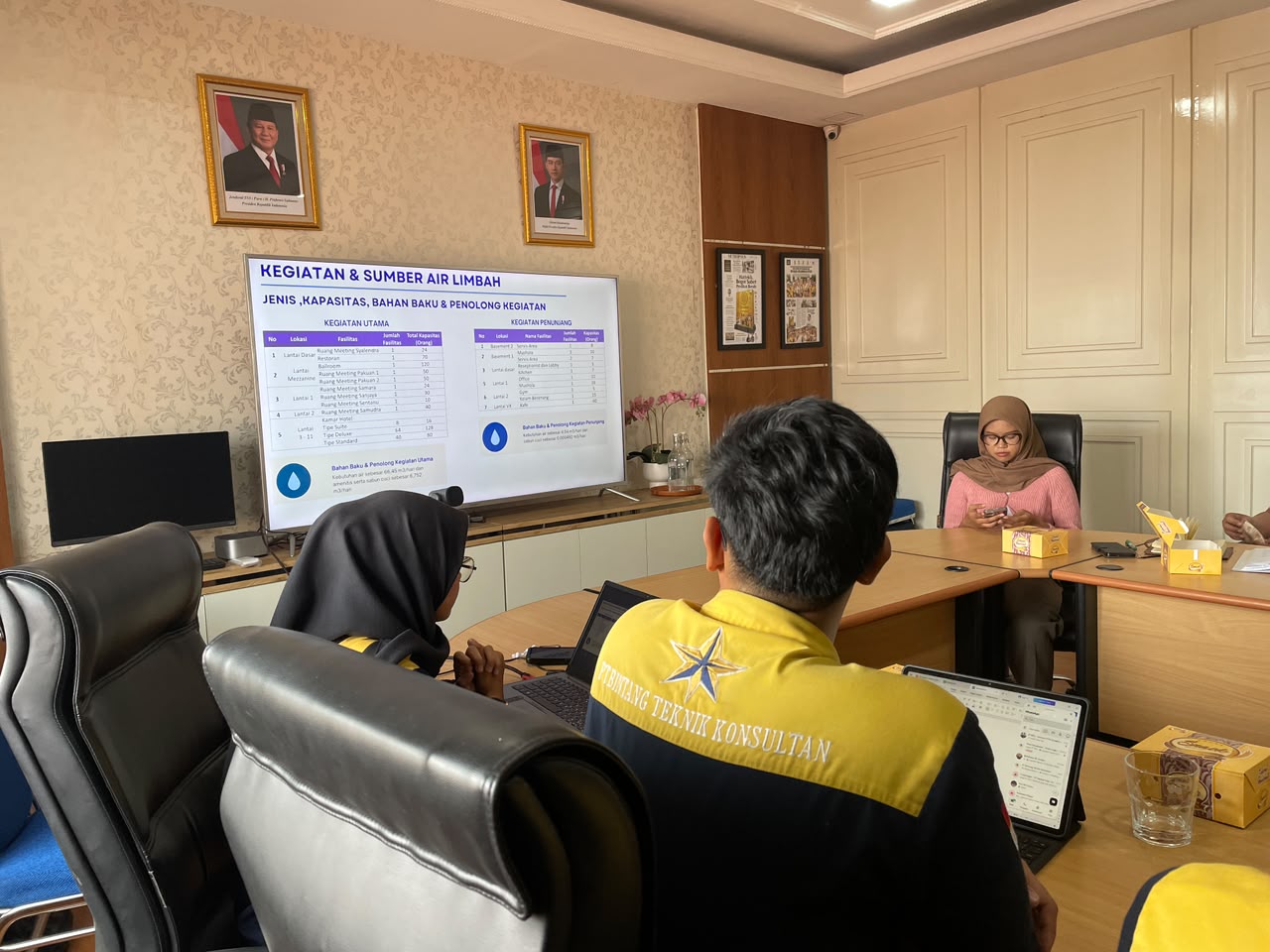 Persyaratan Dokumen PERTEK yang Perlu Disiapkan Perusahaan Penyusunan Persetujuan Teknis (PERTEK) membutuhkan data yang sesuai dengan jenis kegiatan dan kewajiban lingkungan yang berlaku. Sebelum memulai pengajuan, perusahaan perlu memahami Persyaratan Dokumen PERTEK agar persiapan dapat dilakukan secara lebih sistematis. Kelengkapan dokumen membantu proses evaluasi berjalan lebih terarah. Namun, dokumen yang dibutuhkan tidak selalu sama karena bergantung pada jenis persetujuan teknis, karakteristik kegiatan, dan ketentuan yang relevan. Jenis Dokumen yang Mungkin Dibutuhkan Secara umum, persiapan dokumen PERTEK dapat mencakup informasi administratif, gambaran kegiatan, dan data teknis lingkungan. Beberapa contoh informasi yang mungkin diperlukan antara lain: Identitas perusahaan dan informasi lokasi kegiatan. Uraian proses usaha atau kegiatan operasional. Informasi sumber dampak lingkungan. Data teknis mengenai air limbah atau emisi, sesuai kebutuhan. Informasi sistem pengolahan atau pengendalian yang digunakan. Gambar teknis, hasil pengujian, dan data pendukung lainnya apabila dipersyaratkan. Daftar tersebut merupakan gambaran awal, bukan daftar resmi yang berlaku untuk semua jenis PERTEK. Perusahaan perlu mengonfirmasi persyaratan berdasarkan jenis kegiatan dan ketentuan yang berlaku. Cara Memeriksa Kelengkapan Dokumen PERTEK Langkah pertama adalah menentukan jenis persetujuan teknis yang dibutuhkan. Perusahaan perlu mengidentifikasi sumber dampak dan cara pengelolaannya agar dokumen yang disiapkan sesuai dengan ruang lingkup pengajuan. Langkah kedua adalah mengumpulkan data yang tersedia. Pastikan informasi administratif, data teknis, dan gambaran kegiatan tidak saling bertentangan. Jika terdapat perbedaan, lakukan pemeriksaan sebelum dokumen disusun lebih lanjut. Langkah ketiga adalah mengevaluasi data yang masih kurang. Misalnya, kegiatan yang berkaitan dengan air limbah mungkin memerlukan informasi mengenai sumber, debit, karakteristik, serta sistem pengolahan sesuai kebutuhan teknisnya. Dengan memeriksa Persyaratan Dokumen PERTEK sejak awal, perusahaan dapat mengidentifikasi kekurangan dan menentukan langkah tindak lanjut sebelum pengajuan dilakukan. Kesalahan yang Sering Terjadi Salah satu kesalahan adalah menggunakan dokumen dari kegiatan lain tanpa memeriksa kesesuaiannya. Padahal, jenis proses usaha, sumber dampak, dan sistem pengendalian dapat berbeda. Kesalahan lainnya adalah menyampaikan data yang tidak mencerminkan kondisi aktual. Informasi yang tidak akurat dapat menyulitkan evaluasi dan berpotensi menimbulkan kebutuhan perbaikan dokumen. Oleh karena itu, perusahaan sebaiknya memastikan data teknis telah diperiksa dan dokumen disusun berdasarkan kondisi sebenarnya. Jika diperlukan, konsultasi dengan tenaga ahli dapat membantu mengidentifikasi kebutuhan persiapan. Konsultasikan Persyaratan Dokumen PERTEK PT Bintang Teknik Konsultan membantu perusahaan memahami kebutuhan konsultasi teknis dan persiapan dokumen lingkungan sesuai ruang lingkup layanan yang tersedia. Melalui Persyaratan Dokumen PERTEK yang teridentifikasi sejak awal, perusahaan dapat menyusun rencana persiapan secara lebih terarah dan mengurangi risiko kekurangan dokumen. Hubungi PT Bintang Teknik Konsultan untuk mendiskusikan jenis kegiatan, dokumen yang telah tersedia, serta persyaratan yang perlu diperiksa lebih lanjut.