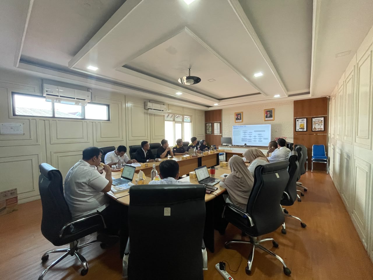 Tahapan Penyusunan AMDAL Memahami proses kajian lingkungan dapat membantu perusahaan merencanakan proyek secara lebih terstruktur. Salah satu hal yang perlu dipahami adalah Tahapan Penyusunan AMDAL, terutama bagi pelaku usaha yang memiliki rencana kegiatan dengan potensi dampak penting terhadap lingkungan. AMDAL atau Analisis Mengenai Dampak Lingkungan Hidup digunakan untuk mengkaji potensi dampak penting dari rencana usaha atau kegiatan tertentu. Prosesnya perlu mengikuti ketentuan yang berlaku dan menyesuaikan karakteristik proyek. Mengenal Proses Penyusunan AMDAL Secara umum, Tahapan Penyusunan AMDAL melibatkan beberapa proses utama yang saling berkaitan. Penapisan kegiatan: menentukan kewajiban dokumen lingkungan berdasarkan jenis dan karakteristik kegiatan. Pengumpulan data: menyiapkan informasi teknis dan data lingkungan yang dibutuhkan. Penyusunan kajian: mengidentifikasi serta menganalisis potensi dampak penting. Perencanaan pengelolaan: merumuskan langkah pengelolaan dan pemantauan lingkungan. Penilaian dokumen: mengikuti proses evaluasi serta melakukan penyempurnaan apabila diperlukan. Rincian proses dapat berbeda sesuai ketentuan dan kondisi proyek. Karena itu, perusahaan perlu memastikan tahapan yang relevan sebelum memulai pekerjaan. Faktor yang Memengaruhi Proses Kelengkapan data menjadi salah satu faktor penting dalam penyusunan AMDAL. Informasi yang akurat membantu menggambarkan rencana kegiatan dan kondisi lingkungan yang berkaitan dengan proyek. Selain itu, koordinasi antara perusahaan dan tim penyusun juga diperlukan. Perusahaan sebaiknya menyampaikan perubahan rencana kegiatan agar kajian menggunakan informasi yang sesuai. Dengan memahami Tahapan Penyusunan AMDAL, perusahaan dapat mengidentifikasi kebutuhan data dan menyiapkan sumber daya secara lebih terarah. Namun, persiapan yang baik tidak menjamin persetujuan otomatis karena dokumen tetap melalui proses evaluasi sesuai ketentuan. Mengapa Pendampingan Diperlukan? Pendampingan membantu perusahaan memahami ruang lingkup pekerjaan dan kebutuhan teknis sejak awal. Selain itu, komunikasi yang jelas dapat mempermudah koordinasi selama proses penyusunan dokumen. Perusahaan juga perlu memastikan apakah kegiatannya wajib AMDAL atau memerlukan jenis dokumen lingkungan lainnya. Pendampingan dari PT Bintang Teknik Konsultan PT Bintang Teknik Konsultan membantu pelaku usaha memahami kebutuhan dokumen lingkungan dan tahapan pendampingannya. Kami mengutamakan ketelitian informasi serta penyesuaian layanan dengan karakteristik proyek. Hubungi PT Bintang Teknik Konsultan untuk mendiskusikan Tahapan Penyusunan AMDAL dan mempersiapkan kebutuhan dokumen lingkungan bagi rencana kegiatan Anda.