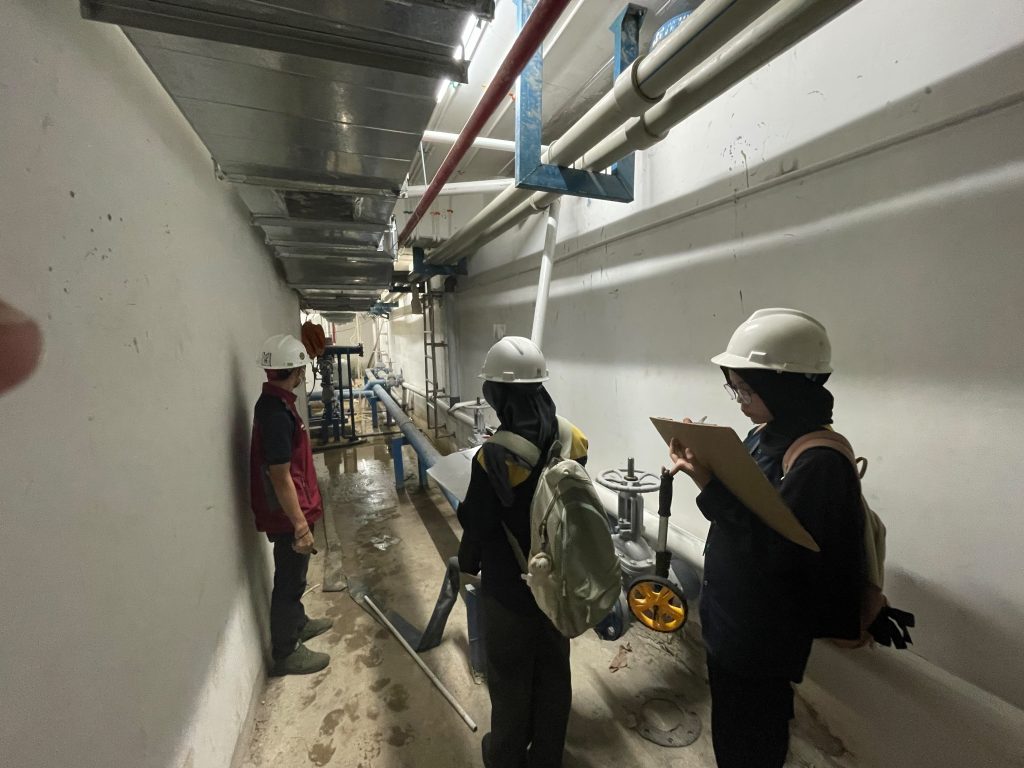Konsultan Teknis Profesional untuk Mendukung Kebutuhan Proyek dan Industri Setiap proyek pembangunan maupun kegiatan industri memiliki kebutuhan teknis yang perlu diperhatikan. Mulai dari perencanaan fasilitas, pemeriksaan instalasi, pemenuhan standar keselamatan, hingga persiapan dokumen perizinan. Seluruh aspek tersebut membutuhkan pemahaman yang sesuai dengan karakteristik proyek. Dalam menghadapi kebutuhan tersebut, Konsultan Teknis Profesional dapat membantu perusahaan mengidentifikasi permasalahan dan menentukan langkah persiapan yang tepat. Pendampingan teknis juga membantu memastikan bahwa kebutuhan proyek ditinjau berdasarkan data dan ketentuan yang relevan. Peran Konsultan Teknis dalam Kegiatan Usaha Konsultan teknis berperan membantu perusahaan memahami aspek teknis yang berkaitan dengan fasilitas, bangunan, instalasi, maupun kegiatan operasional. Bentuk pendampingannya dapat berbeda sesuai kebutuhan dan ruang lingkup pekerjaan. Sebagai contoh, perusahaan yang akan membangun fasilitas produksi perlu memperhatikan perencanaan bangunan dan persyaratan teknisnya. Sementara itu, perusahaan yang telah beroperasi mungkin membutuhkan pemeriksaan instalasi listrik, pengujian peralatan, atau evaluasi aspek keselamatan. Melalui Konsultan Teknis Profesional, perusahaan dapat mendiskusikan kondisi proyek dan memperoleh gambaran mengenai kebutuhan pemeriksaan maupun dokumen pendukung. Bidang Teknis yang Perlu Mendapat Perhatian Berbagai bidang usaha memiliki kebutuhan teknis masing-masing. Beberapa aspek yang dapat memerlukan pendampingan antara lain: 1. Teknik bangunan gedung Meliputi kebutuhan dokumen teknis, perencanaan bangunan, PBG, serta persiapan pemenuhan persyaratan SLF. 2. Teknik lingkungan Berkaitan dengan pengelolaan dampak kegiatan usaha, dokumen lingkungan, dan persetujuan teknis sesuai ketentuan. 3. Ketenagalistrikan Mencakup kebutuhan pemeriksaan instalasi, persyaratan keselamatan listrik, dan SLO sesuai karakteristik instalasi. 4. Keselamatan dan Kesehatan Kerja Meliputi identifikasi kebutuhan pemeriksaan serta pengujian peralatan yang termasuk dalam ruang lingkup K3. 5. Teknik pertambangan Berkaitan dengan kebutuhan teknis dan administrasi sesuai jenis kegiatan serta tahapan usaha pertambangan. Penentuan kebutuhan tersebut harus dilakukan berdasarkan kondisi aktual. Setiap proyek dapat memiliki persyaratan yang berbeda sehingga pemeriksaan awal tetap diperlukan. Cara Memilih Konsultan Teknis Perusahaan sebaiknya tidak hanya mempertimbangkan biaya ketika memilih penyedia jasa. Perhatikan pula pemahaman terhadap bidang pekerjaan, kompetensi tenaga ahli yang dilibatkan, kejelasan metode kerja, dan kemampuan berkomunikasi. Penyedia jasa yang baik akan menjelaskan ruang lingkup pekerjaan secara terbuka. Mereka juga perlu menyampaikan dokumen yang harus disiapkan, tahapan pemeriksaan, serta hal-hal yang berada di luar tanggung jawab layanan. Dengan memilih Konsultan Teknis Profesional, perusahaan dapat memperoleh pendampingan yang lebih terarah dalam menghadapi kebutuhan teknis proyek. PT Bintang Teknik Konsultan sebagai Mitra Teknis PT Bintang Teknik Konsultan menyediakan layanan konsultasi dan pendampingan untuk berbagai kebutuhan teknis serta perizinan perusahaan. Kami membantu meninjau kondisi proyek, mengidentifikasi kebutuhan dokumen, dan membahas langkah yang sesuai dengan karakteristik kegiatan usaha. Hubungi PT Bintang Teknik Konsultan untuk memperoleh informasi mengenai Konsultan Teknis Profesional dan mendiskusikan kebutuhan proyek Anda.