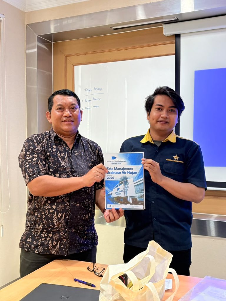 Konsultasi Perizinan Industri untuk Mengidentifikasi Kewajiban Usaha Menjalankan kegiatan industri membutuhkan kesiapan dari berbagai sisi. Perusahaan perlu memperhatikan proses produksi, fasilitas, tenaga kerja, lingkungan, hingga ketentuan perizinan. Setiap aspek tersebut dapat memiliki kewajiban administrasi dan teknis yang berbeda. Untuk memahami kebutuhan tersebut, Konsultasi Perizinan Industri dapat menjadi langkah awal sebelum perusahaan mengajukan dokumen atau melakukan penyesuaian kegiatan operasional. Melalui konsultasi, kebutuhan perizinan dapat ditinjau berdasarkan jenis industri dan kondisi fasilitas yang digunakan. Mengapa Perusahaan Industri Membutuhkan Konsultasi? Kegiatan industri sering melibatkan beberapa bidang perizinan sekaligus. Sebuah fasilitas produksi, misalnya, dapat membutuhkan pemenuhan ketentuan lingkungan, legalitas bangunan, keselamatan kerja, dan instalasi ketenagalistrikan. Apabila setiap kebutuhan tidak dipetakan dengan baik, perusahaan dapat mengalami kesulitan dalam menentukan dokumen yang harus diprioritaskan. Data yang tidak konsisten juga dapat menimbulkan pekerjaan tambahan ketika proses pemeriksaan berlangsung. Melalui Konsultasi Perizinan Industri, perusahaan dapat mendiskusikan aktivitas operasional dan mengidentifikasi kewajiban yang relevan. Hasil pembahasan awal dapat menjadi dasar untuk menyusun rencana pemenuhan dokumen secara lebih terstruktur. Aspek Perizinan yang Perlu Diperhatikan Kebutuhan setiap industri bergantung pada jenis kegiatan, kapasitas produksi, lokasi, serta fasilitas yang digunakan. Beberapa aspek yang umumnya perlu ditinjau antara lain: 1. Legalitas bangunan Perusahaan perlu memperhatikan dokumen yang berkaitan dengan pembangunan dan pemanfaatan bangunan, termasuk PBG dan SLF sesuai kebutuhan. 2. Persetujuan lingkungan Kegiatan industri perlu memperhatikan dokumen lingkungan yang sesuai dengan skala dan dampak kegiatannya. Kebutuhannya dapat meliputi AMDAL, UKL-UPL, SPPL, maupun persetujuan teknis tertentu. 3. Keselamatan dan Kesehatan Kerja Penggunaan mesin, instalasi, dan peralatan tertentu dapat menimbulkan kewajiban pemeriksaan atau pengujian K3 sesuai ketentuan. 4. Instalasi ketenagalistrikan Fasilitas industri yang menggunakan instalasi listrik perlu memperhatikan persyaratan keselamatan dan dokumen terkait, termasuk SLO apabila diwajibkan. 5. Perizinan sektoral Beberapa jenis industri memiliki persyaratan tambahan berdasarkan bidang usaha dan karakteristik kegiatannya. Informasi yang Perlu Disiapkan Sebelum melakukan konsultasi, perusahaan sebaiknya menyiapkan profil usaha, lokasi fasilitas, jenis kegiatan produksi, kapasitas operasional, serta dokumen yang telah dimiliki. Informasi tersebut membantu proses Konsultasi Perizinan Industri menjadi lebih terarah. Konsultan dapat melakukan peninjauan awal dan menjelaskan aspek yang perlu diperiksa lebih lanjut. Pendampingan Perizinan Industri Bersama PT Bintang Teknik Konsultan PT Bintang Teknik Konsultan membantu pelaku usaha memahami kebutuhan administrasi dan teknis yang berkaitan dengan kegiatan industri. Kami mendukung proses identifikasi dokumen, pemeriksaan awal, dan pembahasan ruang lingkup pendampingan sesuai kondisi perusahaan. Hubungi PT Bintang Teknik Konsultan untuk melakukan Konsultasi Perizinan Industri dan mendiskusikan kebutuhan perizinan yang relevan dengan kegiatan usaha Anda.