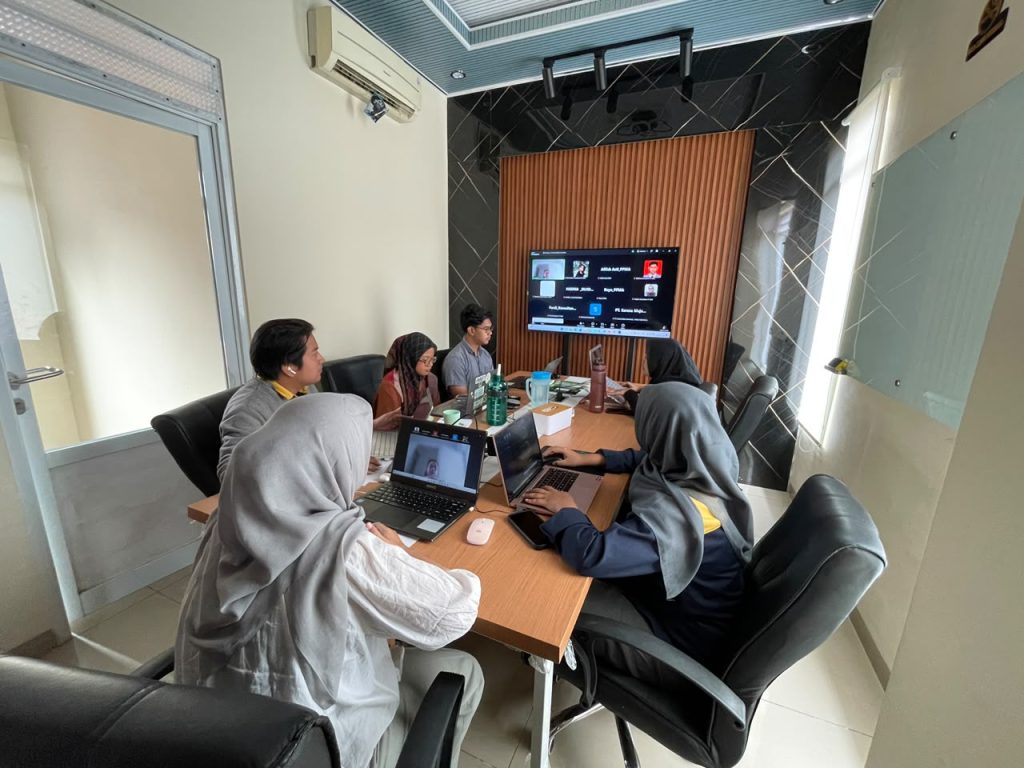 Konsultan Perizinan Terpadu untuk Berbagai Kebutuhan Usaha Menjalankan perusahaan tidak hanya membutuhkan perencanaan bisnis dan kegiatan operasional yang baik. Pelaku usaha juga perlu memperhatikan berbagai aspek perizinan agar aktivitas perusahaan berjalan sesuai ketentuan. Mulai dari legalitas bangunan, persetujuan lingkungan, hingga perizinan teknis, setiap kebutuhan perlu dipersiapkan secara tepat. Dalam kondisi tersebut, Konsultan Perizinan Terpadu dapat membantu perusahaan memahami kebutuhan administrasi dan teknis yang berkaitan dengan kegiatan usahanya. Pendampingan yang terarah membuat perusahaan lebih mudah mengidentifikasi dokumen yang perlu disiapkan serta tahapan yang harus diperhatikan. Mengapa Perizinan Perusahaan Perlu Dikelola Secara Terpadu? Satu kegiatan usaha terkadang berkaitan dengan beberapa jenis perizinan. Sebagai contoh, perusahaan yang memiliki fasilitas produksi dapat membutuhkan dokumen lingkungan, persetujuan bangunan, serta perizinan teknis sesuai aktivitas operasionalnya. Jika setiap kebutuhan ditangani tanpa koordinasi, perusahaan berisiko mengalami ketidaksesuaian data atau melewatkan dokumen pendukung. Oleh karena itu, pendekatan terpadu diperlukan agar kebutuhan perizinan dapat dipetakan secara lebih sistematis. Melalui Konsultan Perizinan Terpadu, perusahaan dapat mendiskusikan kebutuhan berdasarkan jenis usaha, lokasi kegiatan, fasilitas yang digunakan, dan rencana operasional. Dengan demikian, pendampingan tidak hanya berfokus pada satu dokumen, tetapi juga mempertimbangkan keterkaitan antarperizinan. Layanan yang Dapat Mendukung Kebutuhan Perusahaan Kebutuhan perizinan setiap perusahaan berbeda. Beberapa bidang yang umumnya memerlukan perhatian antara lain: Perizinan bangunan, seperti Persetujuan Bangunan Gedung (PBG) dan Sertifikat Laik Fungsi (SLF). Perizinan lingkungan, termasuk AMDAL, UKL-UPL, SPPL, dan persetujuan teknis sesuai kebutuhan. Perizinan ketenagalistrikan, seperti Sertifikat Laik Operasi (SLO) dan dokumen teknis instalasi listrik. Keselamatan dan Kesehatan Kerja (K3), termasuk pemeriksaan serta pengujian peralatan tertentu. Perizinan pertambangan, sesuai kegiatan dan tahapan usaha yang dijalankan. Dokumen teknis lainnya, berdasarkan karakteristik fasilitas dan ketentuan sektoral. Daftar tersebut merupakan gambaran layanan yang dapat dibutuhkan. Penentuan kewajiban tetap harus dilakukan berdasarkan kegiatan dan kondisi masing-masing perusahaan. Memilih Konsultan yang Tepat Saat memilih Konsultan Perizinan Terpadu, perusahaan sebaiknya memperhatikan pemahaman teknis, kejelasan ruang lingkup pekerjaan, transparansi biaya, dan kualitas komunikasi. Konsultan juga perlu menjelaskan dokumen yang menjadi tanggung jawab perusahaan serta tahapan yang memerlukan keterlibatan tenaga ahli atau instansi terkait. Hindari memilih layanan hanya berdasarkan janji proses cepat atau kepastian persetujuan. Setiap permohonan tetap mengikuti persyaratan dan evaluasi pihak yang berwenang. PT Bintang Teknik Konsultan sebagai Mitra Perizinan PT Bintang Teknik Konsultan menyediakan layanan konsultasi dan pendampingan untuk berbagai kebutuhan teknis serta perizinan perusahaan. Melalui Konsultan Perizinan Terpadu, kebutuhan usaha dapat ditinjau berdasarkan kondisi aktual dan dokumen yang tersedia. Hubungi PT Bintang Teknik Konsultan untuk mendiskusikan kebutuhan perizinan perusahaan Anda dan menentukan langkah persiapan yang sesuai.