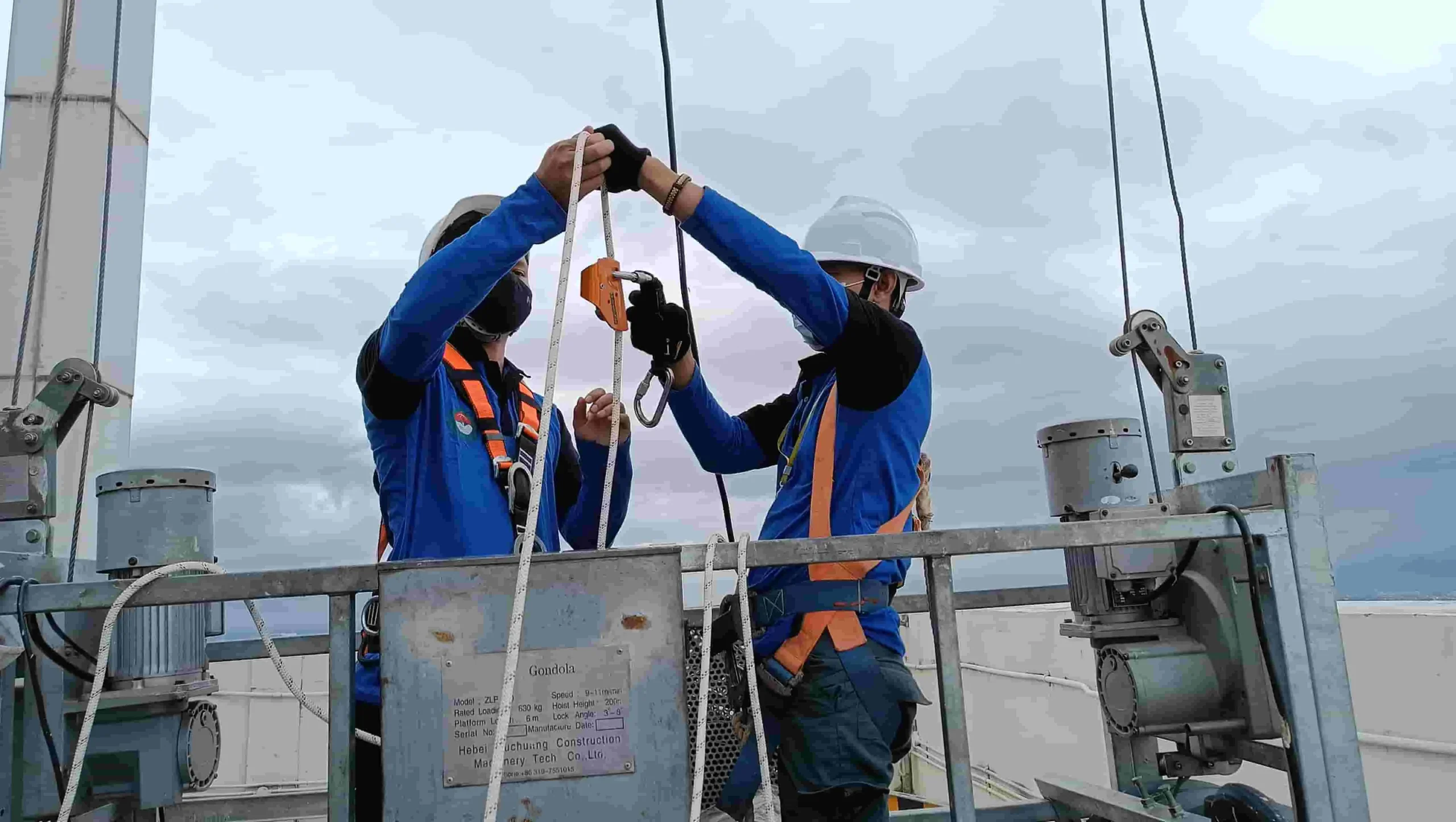 Jasa K3 Gondola untuk Keselamatan Pekerjaan di Ketinggian Gondola banyak digunakan untuk membantu pekerjaan di bagian luar gedung. Peralatan ini dapat mendukung kegiatan pembersihan kaca, perawatan fasad, dan pekerjaan pemeliharaan bangunan.