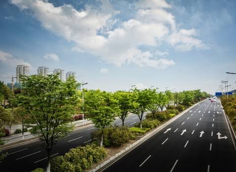 Izin Rumija Termurah untuk Pemasangan Utilitas dan Pekerjaan Jalan Pemasangan utilitas dan pelaksanaan proyek di sekitar jalan membutuhkan perencanaan yang matang. Perusahaan perlu memastikan bahwa kegiatan tersebut tidak mengganggu fungsi jalan maupun keselamatan pengguna. Salah satu hal yang perlu diperiksa adalah kebutuhan izin pemanfaatan Ruang Milik Jalan (Rumija). Izin Rumija Termurah dapat membantu perusahaan memahami persyaratan administrasi dan teknis sebelum melaksanakan pekerjaan. PT Bintang Teknik Konsultan menyediakan layanan konsultasi perizinan untuk membantu perusahaan mempersiapkan dokumen sesuai kebutuhan proyek. Apa Fungsi Izin Rumija? Izin Rumija berkaitan dengan pemanfaatan ruang milik jalan untuk kegiatan tertentu. Penggunaannya perlu mengikuti ketentuan yang berlaku serta kewenangan penyelenggara jalan. Contoh kegiatan yang dapat memerlukan pemeriksaan perizinan adalah pemasangan kabel, pipa, jaringan utilitas, dan pekerjaan infrastruktur lainnya. Namun, persyaratan setiap kegiatan tidak selalu sama. Oleh sebab itu, perusahaan perlu memastikan status jalan dan bentuk pekerjaan terlebih dahulu. Langkah ini membantu menentukan jenis izin yang relevan. Mengapa Izin Rumija Perlu Dipersiapkan? Pemanfaatan area jalan tanpa memenuhi persyaratan dapat menimbulkan kendala administratif dan teknis. Selain itu, pekerjaan yang tidak direncanakan dengan baik dapat mengganggu lalu lintas atau konstruksi jalan. Melalui layanan Izin Rumija Termurah, perusahaan dapat memperoleh bantuan untuk: Mengidentifikasi kebutuhan perizinan. Meninjau lokasi dan rencana pekerjaan. Memeriksa kelengkapan dokumen. Menyiapkan informasi teknis pendukung. Memahami tahapan pengajuan sesuai kewenangan terkait. Dengan demikian, perusahaan dapat merencanakan pekerjaan secara lebih terarah. Persiapan Dokumen Izin Rumija Dokumen yang dibutuhkan bergantung pada jenis pemanfaatan dan status jalan. Namun, perusahaan dapat mulai menyiapkan identitas pemohon, lokasi kegiatan, gambar rencana, dan uraian pekerjaan. Untuk pekerjaan utilitas, informasi mengenai jenis jaringan dan metode pemasangan juga dapat diperlukan. Sementara itu, pekerjaan konstruksi tertentu mungkin membutuhkan dokumen teknis tambahan. Karena itu, pemeriksaan awal penting dilakukan. Perusahaan dapat mengetahui kekurangan dokumen sebelum mengajukan permohonan. Apa yang Memengaruhi Biaya Pengurusan? Biaya layanan konsultasi ditentukan oleh kebutuhan pekerjaan. Beberapa faktor yang memengaruhi estimasi biaya adalah lokasi, kompleksitas teknis, jumlah dokumen, dan kebutuhan pendampingan. Perusahaan sebaiknya meminta rincian layanan sebelum pekerjaan dimulai. Pastikan juga terdapat kejelasan mengenai dokumen yang disiapkan dan tahapan yang termasuk dalam layanan. Perlu diingat, waktu penerbitan izin mengikuti proses evaluasi pihak berwenang. Karena itu, tidak ada waktu penyelesaian yang dapat dijamin untuk semua proyek. Konsultasikan Izin Rumija Anda PT Bintang Teknik Konsultan membantu perusahaan memahami kebutuhan perizinan dan dokumen pendukung untuk pemanfaatan Rumija. Jika Anda membutuhkan Izin Rumija Termurah, hubungi PT Bintang Teknik Konsultan untuk berkonsultasi mengenai persyaratan dan estimasi biaya. Dengan persiapan yang tepat, kebutuhan administrasi proyek dapat direncanakan secara lebih efisien.