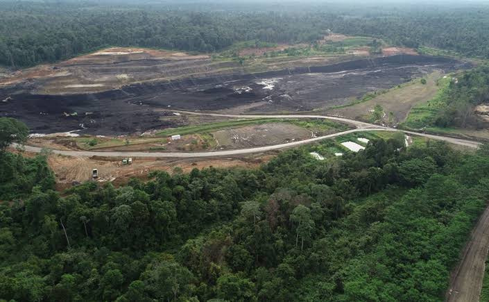 Konsultan IPPKH Termurah untuk Kebutuhan Perizinan Kawasan Hutan Sejumlah proyek pembangunan dan kegiatan usaha membutuhkan penggunaan lahan yang berada di dalam kawasan hutan. Kondisi ini memerlukan pemeriksaan khusus karena pemanfaatan kawasan hutan harus mengikuti ketentuan yang berlaku. Salah satu istilah yang dikenal dalam proses tersebut adalah IPPKH. Konsultan IPPKH Termurah dapat membantu perusahaan memahami kebutuhan dokumen dan tahapan administrasi sesuai karakteristik proyek. PT Bintang Teknik Konsultan menyediakan layanan konsultasi teknis dan perizinan untuk membantu perusahaan mengidentifikasi kebutuhan awal penggunaan kawasan hutan. Apa Itu IPPKH? IPPKH merupakan singkatan dari Izin Pinjam Pakai Kawasan Hutan, yaitu istilah yang dikenal dalam pengaturan penggunaan kawasan hutan untuk kegiatan tertentu. Dalam perkembangan regulasi, istilah yang digunakan saat ini adalah Persetujuan Penggunaan Kawasan Hutan (PPKH). Karena itu, perusahaan perlu memastikan nomenklatur dan mekanisme yang berlaku untuk rencana kegiatannya. Pemeriksaan status lahan menjadi langkah penting sebelum perusahaan menentukan jenis permohonan yang diperlukan. Siapa yang Membutuhkan Konsultan IPPKH? Kebutuhan konsultasi dapat muncul pada proyek yang direncanakan berada di kawasan hutan dan memerlukan penggunaan kawasan tersebut sesuai ketentuan. Contohnya dapat mencakup kegiatan infrastruktur, energi, pertambangan, atau fasilitas penunjang tertentu. Namun, kelayakan dan persyaratan penggunaan kawasan bergantung pada lokasi serta jenis kegiatan. Melalui Konsultan IPPKH Termurah, perusahaan dapat memperoleh pendampingan untuk: Mengidentifikasi kebutuhan awal penggunaan kawasan hutan. Meninjau informasi lokasi dan rencana kegiatan. Memeriksa dokumen legalitas perusahaan. Mengidentifikasi kebutuhan data teknis dan peta. Memahami tahapan administrasi yang relevan. Dengan demikian, perusahaan dapat mengetahui dokumen yang perlu disiapkan sebelum melanjutkan proses. Dokumen yang Perlu Dipersiapkan Dokumen yang dibutuhkan bergantung pada jenis kegiatan dan ketentuan yang berlaku. Namun, perusahaan dapat mulai menyiapkan identitas badan usaha, informasi lokasi, dan uraian rencana kegiatan. Data spasial, peta lokasi, dokumen perizinan usaha, serta dokumen lingkungan juga mungkin diperlukan. Selanjutnya, persyaratan tambahan ditentukan berdasarkan karakteristik proyek dan evaluasi instansi berwenang. Karena itu, pemeriksaan awal sangat penting untuk memastikan kelengkapan data. Faktor yang Memengaruhi Biaya Pengurusan Biaya konsultasi dapat berbeda sesuai kebutuhan proyek. Beberapa faktor yang memengaruhinya adalah luas area, lokasi, kompleksitas kegiatan, kelengkapan dokumen, dan kebutuhan kajian teknis. Perusahaan sebaiknya meminta estimasi biaya berdasarkan ruang lingkup pekerjaan. Selain itu, pastikan layanan yang ditawarkan menjelaskan tahapan pendampingan secara terperinci. Persetujuan penggunaan kawasan hutan tetap mengikuti ketentuan dan evaluasi pemerintah. Karena itu, hasil serta waktu penerbitannya tidak dapat dijamin oleh konsultan. Konsultasikan Kebutuhan Kawasan Hutan Anda PT Bintang Teknik Konsultan membantu perusahaan mengidentifikasi kebutuhan dokumen dan persyaratan awal terkait penggunaan kawasan hutan. Jika Anda mencari Konsultan IPPKH Termurah, hubungi PT Bintang Teknik Konsultan untuk mendiskusikan lokasi, rencana kegiatan, persyaratan, dan estimasi biaya sesuai kebutuhan proyek Anda.
