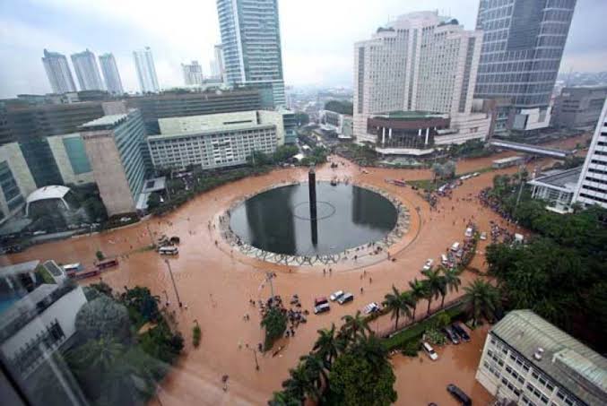 Konsultan PEIL Banjir untuk Mendukung Perencanaan Elevasi Bangunan Lokasi pembangunan menjadi salah satu faktor penting dalam menentukan desain dan ketinggian bangunan. Area yang berdekatan dengan saluran air, memiliki riwayat genangan, atau berada di kawasan rawan banjir membutuhkan perhatian terhadap kondisi elevasi dan drainase. Dalam proses tersebut, Konsultan PEIL Banjir dapat membantu pemilik proyek memahami kebutuhan teknis dan persyaratan dokumen yang berlaku. Perencanaan elevasi yang tepat dapat mendukung pengambilan keputusan sejak tahap awal pembangunan. Namun, penentuan elevasi perlu didasarkan pada data dan ketentuan yang relevan, bukan hanya perkiraan visual kondisi lahan. Hubungan PEIL dengan Risiko Banjir PEIL dalam konteks bangunan dapat berkaitan dengan acuan elevasi tertentu yang digunakan dalam perencanaan teknis. Pada lokasi yang berpotensi mengalami banjir, informasi mengenai ketinggian lahan, jalan, saluran drainase, dan kondisi lingkungan dapat menjadi pertimbangan penting. Data tersebut membantu tim perencana mengevaluasi hubungan antara bangunan dan lingkungan sekitarnya. Meskipun demikian, PEIL bukan satu-satunya dasar untuk menilai risiko banjir. Analisis hidrologi, kondisi drainase, karakteristik lahan, dan data pendukung lainnya dapat diperlukan sesuai kompleksitas proyek. Peran Konsultan PEIL Banjir Pendampingan konsultan dapat membantu pemilik proyek mengidentifikasi kebutuhan dokumen dan memahami tahapan yang harus dipersiapkan. Ruang lingkup pekerjaan perlu disesuaikan dengan kebutuhan proyek dan ketentuan pemerintah daerah. Beberapa hal yang dapat dibahas meliputi: Identifikasi persyaratan PEIL berdasarkan lokasi bangunan. Pemeriksaan awal terhadap data dan dokumen yang tersedia. Koordinasi kebutuhan informasi elevasi. Penjelasan tahapan administrasi dan teknis. Identifikasi dokumen tambahan apabila diperlukan. Dengan pendampingan Konsultan PEIL Banjir, pemilik proyek dapat menyusun persiapan secara lebih terarah dan memahami informasi yang perlu dikumpulkan sebelum proses pengajuan. Data yang Perlu Dipersiapkan Persiapan dapat dimulai dengan mengumpulkan informasi mengenai lokasi proyek, kondisi lahan, rencana bangunan, serta dokumen perencanaan yang tersedia. Data elevasi atau informasi teknis lain mungkin diperlukan sesuai ketentuan yang berlaku. Jika lokasi memiliki riwayat genangan atau berdekatan dengan saluran air, informasi tersebut juga dapat membantu proses evaluasi awal. Kebutuhan survei atau kajian tambahan sebaiknya ditentukan berdasarkan karakteristik lokasi dan ruang lingkup pekerjaan. Perlu diperhatikan bahwa dokumen yang lengkap tidak otomatis menjamin persetujuan. Data tetap harus sesuai dengan kondisi aktual dan memenuhi persyaratan yang ditetapkan. Mengapa Persiapan Sejak Awal Penting? Penyesuaian elevasi setelah desain bangunan selesai dapat memengaruhi pekerjaan tanah, akses masuk, sistem drainase, dan hubungan ketinggian dengan lingkungan sekitar. Karena itu, kebutuhan PEIL sebaiknya diperiksa sejak tahap perencanaan. Melalui Konsultan PEIL Banjir, pemilik proyek dapat mendiskusikan kebutuhan dokumen dan informasi teknis sebelum menentukan langkah selanjutnya. Konsultasikan Kebutuhan PEIL Anda PT Bintang Teknik Konsultan membantu perusahaan dan pemilik proyek memahami kebutuhan konsultasi teknis serta persiapan dokumen sesuai ruang lingkup layanan yang tersedia. Hubungi PT Bintang Teknik Konsultan untuk mendiskusikan kebutuhan Konsultan PEIL Banjir berdasarkan lokasi, kondisi lahan, dan rencana pembangunan Anda.