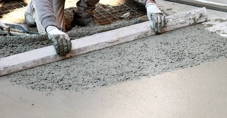 Pengurusan PEIL Bangunan untuk Mendukung Persiapan Pembangunan Dalam perencanaan bangunan, elevasi lahan dan hubungan ketinggian bangunan dengan lingkungan sekitar perlu diperhatikan. Hal ini menjadi semakin penting pada lokasi yang berpotensi mengalami genangan atau memiliki perbedaan ketinggian dengan jalan dan saluran drainase. Jika dipersyaratkan, Pengurusan PEIL Bangunan perlu dipersiapkan sebagai bagian dari pemenuhan ketentuan teknis setempat. Persiapan sejak awal membantu pemilik proyek memahami kebutuhan dokumen dan mengurangi risiko penyesuaian yang tidak direncanakan pada tahap pembangunan berikutnya. Mengapa PEIL Perlu Diperhatikan dalam Pembangunan? Ketinggian lantai bangunan memiliki hubungan dengan akses masuk, kondisi jalan, sistem drainase, dan karakteristik lahan. Jika elevasi tidak direncanakan dengan mempertimbangkan kondisi lingkungan, bangunan dapat menghadapi persoalan seperti genangan atau perbedaan level yang menyulitkan akses. PEIL dapat berkaitan dengan acuan elevasi tertentu sesuai ketentuan daerah. Namun, kebutuhan dokumen dan cara penentuannya perlu dikonfirmasi berdasarkan lokasi serta persyaratan proyek. Informasi elevasi juga tidak menggantikan kajian teknis lain yang mungkin diperlukan untuk menilai kondisi banjir atau drainase secara menyeluruh. Tahapan Pengurusan PEIL Bangunan Tahapan pengurusan dapat berbeda menurut daerah. Namun, pemilik proyek dapat memulai persiapan dengan langkah umum berikut. 1. Identifikasi kebutuhan dokumen Pastikan apakah proyek diwajibkan memiliki dokumen PEIL dan ketentuan apa yang berlaku pada lokasi bangunan. 2. Siapkan informasi proyek Kumpulkan data mengenai alamat, luas lahan, fungsi bangunan, serta dokumen perencanaan yang tersedia. 3. Periksa kebutuhan teknis Identifikasi apakah diperlukan informasi elevasi, survei, atau data pendukung lainnya berdasarkan persyaratan yang berlaku. 4. Lengkapi dokumen administrasi Pastikan seluruh informasi sesuai dengan kondisi aktual dan persyaratan pengajuan. 5. Tindak lanjuti hasil evaluasi Jika terdapat kekurangan dokumen atau kebutuhan klarifikasi, lakukan perbaikan sesuai arahan instansi terkait. Dengan persiapan Pengurusan PEIL Bangunan yang sistematis, pemilik proyek dapat memahami urutan pekerjaan dan menyiapkan kebutuhan lebih awal. Kendala yang Dapat Muncul Kendala dapat terjadi ketika data lahan belum lengkap, dokumen perencanaan belum diperbarui, atau persyaratan daerah belum diperiksa sejak awal. Perubahan desain juga dapat memengaruhi kebutuhan informasi teknis yang digunakan. Untuk mengurangi risiko tersebut, pemilik proyek sebaiknya mengumpulkan data terbaru dan memastikan ruang lingkup pengurusan telah dipahami. Jangan hanya mengandalkan dokumen dari proyek sebelumnya karena kondisi setiap lokasi dapat berbeda. Manfaat Pendampingan Pengurusan PEIL Pendampingan dapat membantu pemilik proyek memahami kebutuhan administrasi, memeriksa kelengkapan dokumen, dan mengidentifikasi tahapan yang perlu dilakukan. Hal ini berguna bagi perusahaan atau pengembang yang harus mengoordinasikan pekerjaan teknis dengan proses administrasi. Meski demikian, hasil pengurusan tetap bergantung pada pemenuhan persyaratan dan evaluasi pihak yang berwenang. Konsultasikan Pengurusan PEIL Bangunan PT Bintang Teknik Konsultan membantu perusahaan dan pemilik proyek memahami kebutuhan konsultasi teknis serta persiapan dokumen sesuai ruang lingkup layanan yang tersedia. Jika Anda membutuhkan informasi tentang Pengurusan PEIL Bangunan, hubungi PT Bintang Teknik Konsultan untuk mendiskusikan lokasi proyek, dokumen yang tersedia, dan persyaratan yang perlu diperiksa.