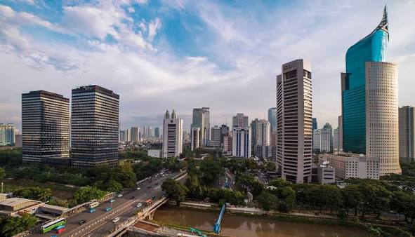 Persyaratan Dokumen PBG yang Sebaiknya Diperiksa Sebelum Pengajuan Salah satu tahap penting sebelum mengurus Persetujuan Bangunan Gedung adalah memeriksa kelengkapan dokumen. Pemahaman mengenai Persyaratan Dokumen PBG membantu pemilik bangunan menyiapkan informasi yang diperlukan dan mengurangi risiko ketidaksesuaian saat proses pengajuan. PBG berkaitan dengan pembangunan maupun perubahan bangunan gedung sesuai ketentuan yang berlaku. Karena itu, dokumen yang disiapkan perlu menggambarkan kondisi lahan, fungsi bangunan, dan rencana teknis secara jelas. Dokumen Apa Saja yang Perlu Disiapkan? Kebutuhan dokumen dapat berbeda berdasarkan fungsi, lokasi, kondisi, dan kompleksitas bangunan. Meski demikian, beberapa kelompok dokumen berikut dapat menjadi acuan awal untuk pemeriksaan. 1. Data pemilik dan informasi bangunan Pemilik perlu menyiapkan identitas atau data badan usaha yang relevan, alamat proyek, fungsi bangunan, serta informasi dasar lainnya. Data tersebut harus konsisten dengan dokumen pendukung yang digunakan. 2. Dokumen terkait tanah Informasi mengenai status dan lokasi tanah perlu diperiksa. Dokumen yang dibutuhkan bergantung pada kondisi kepemilikan serta ketentuan yang berlaku untuk proyek tersebut. 3. Dokumen rencana teknis Rencana teknis dapat mencakup gambar arsitektur, struktur, dan sistem utilitas sesuai kebutuhan bangunan. Penyusunannya perlu memperhatikan fungsi bangunan, kondisi lapangan, serta standar teknis yang relevan. 4. Informasi tata ruang dan ketentuan lokasi Kesesuaian lokasi dengan ketentuan tata ruang juga perlu diperhatikan. Informasi ini dapat membantu menentukan apakah rencana pemanfaatan lahan dan fungsi bangunan sesuai dengan ketentuan yang berlaku. Daftar tersebut bukan daftar final untuk semua proyek. Pemeriksaan lebih lanjut diperlukan untuk menetapkan Persyaratan Dokumen PBG yang benar-benar sesuai dengan kondisi bangunan. Cara Memeriksa Kelengkapan Dokumen Sebelum mengajukan permohonan, lakukan pemeriksaan secara bertahap. Mulailah dengan mencocokkan identitas pemilik, alamat lokasi, fungsi bangunan, dan informasi luas bangunan. Setelah itu, periksa apakah gambar teknis sudah sesuai dengan rencana yang akan dilaksanakan. Jika terdapat perbedaan data atau dokumen yang belum tersedia, catat kebutuhan perbaikannya. Hindari mengandalkan asumsi karena ketidaksesuaian kecil dapat memengaruhi proses pemeriksaan. Pemilik bangunan juga sebaiknya menyimpan dokumen secara teratur, baik dalam bentuk digital maupun salinan yang diperlukan. Pengarsipan yang baik memudahkan koordinasi dengan tenaga ahli dan pihak yang menangani pengajuan. Mengapa Pendampingan Dokumen Diperlukan? Memahami Persyaratan Dokumen PBG bisa menjadi tantangan, terutama bagi pemilik bangunan yang baru pertama kali mengurus perizinan. Pendampingan dapat membantu memetakan dokumen yang tersedia, mengidentifikasi kekurangan, dan menjelaskan tahapan persiapan berdasarkan kebutuhan proyek. PT Bintang Teknik Konsultan membantu pemilik bangunan meninjau kebutuhan administrasi dan teknis PBG. Hubungi PT Bintang Teknik Konsultan untuk mendiskusikan Persyaratan Dokumen PBG sesuai jenis bangunan dan kondisi proyek Anda. Dengan persiapan yang terarah, proses pengajuan dapat dilakukan secara lebih tertib.