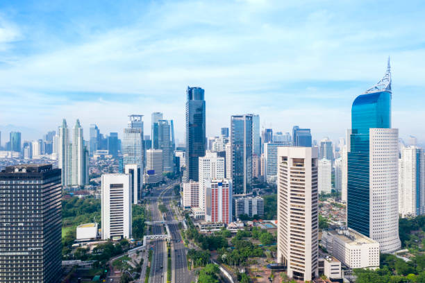 Biaya Pengurusan PBG dan Hal yang Perlu Dihitung Sebelum Mengajukan Sebelum mengajukan Persetujuan Bangunan Gedung, pemilik bangunan sebaiknya menyiapkan anggaran secara menyeluruh. Memahami Biaya Pengurusan PBG sejak awal membantu pemilik memperkirakan kebutuhan dana, membandingkan layanan, dan menghindari pengeluaran yang tidak direncanakan. Besaran biaya tidak selalu sama untuk setiap proyek. Perhitungannya dapat dipengaruhi oleh karakteristik bangunan, kebutuhan dokumen teknis, lokasi, serta lingkup pekerjaan yang harus dilakukan. Faktor yang Memengaruhi Biaya PBG Ada beberapa aspek yang perlu diperiksa sebelum memperkirakan Biaya Pengurusan PBG. 1. Fungsi dan karakteristik bangunan Bangunan rumah tinggal, kantor, gudang, tempat usaha, dan fasilitas industri memiliki kebutuhan yang berbeda. Fungsi, luas, kompleksitas, serta kondisi bangunan dapat memengaruhi dokumen yang harus disiapkan. 2. Kelengkapan dokumen awal Apabila data lahan, informasi bangunan, dan dokumen teknis sudah tersedia, pekerjaan persiapan mungkin lebih sederhana. Sebaliknya, dokumen yang belum lengkap dapat memerlukan koordinasi atau penyusunan tambahan. 3. Kebutuhan tenaga ahli Proyek tertentu membutuhkan dukungan tenaga ahli untuk menyiapkan atau meninjau dokumen teknis. Kebutuhan tersebut perlu dipastikan berdasarkan karakteristik bangunan dan ketentuan yang berlaku. 4. Lingkup jasa pendampingan Biaya layanan konsultan dapat berbeda tergantung pekerjaan yang disepakati. Ada layanan yang berfokus pada konsultasi dan pemeriksaan dokumen, sedangkan layanan lain dapat mencakup pendampingan lebih luas selama proses pengajuan. 5. Komponen biaya di luar jasa Selain biaya konsultan, pemilik perlu menanyakan apakah terdapat biaya resmi atau pengeluaran lain yang relevan dengan proyek. Setiap komponen harus dijelaskan secara terpisah agar tidak terjadi kesalahpahaman. Cara Menyiapkan Anggaran dengan Lebih Baik Sebelum memilih penyedia jasa, mintalah penjelasan tertulis mengenai ruang lingkup pekerjaan. Pastikan Anda mengetahui dokumen yang menjadi tanggung jawab konsultan, dokumen yang harus disediakan pemilik, serta pekerjaan tambahan yang mungkin dikenakan biaya terpisah. Jangan langsung memilih penawaran terendah. Bandingkan rincian layanan, pengalaman, kejelasan komunikasi, dan transparansi biaya. Penawaran yang terlihat murah belum tentu mencakup seluruh kebutuhan proyek. Perlu diingat, Biaya Pengurusan PBG tidak dapat ditentukan secara akurat hanya berdasarkan satu informasi, seperti luas bangunan. Data proyek perlu ditinjau terlebih dahulu agar perkiraan biaya lebih sesuai dengan kondisi sebenarnya. Konsultasikan Kebutuhan Bangunan Anda PT Bintang Teknik Konsultan membantu pemilik bangunan dan pelaku usaha memahami kebutuhan dokumen serta lingkup pendampingan PBG. Melalui konsultasi awal, faktor yang memengaruhi Biaya Pengurusan PBG dapat dibahas berdasarkan informasi proyek yang tersedia. Siapkan data dasar bangunan, lokasi, fungsi, dan dokumen yang sudah dimiliki sebelum berkonsultasi. Hubungi PT Bintang Teknik Konsultan untuk memperoleh penjelasan mengenai kebutuhan pekerjaan dan perkiraan biaya sesuai kondisi proyek Anda.