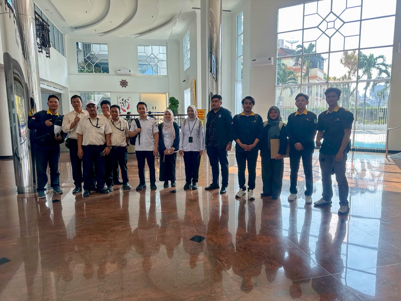 Sertifikat Laik Fungsi Termurah untuk Bangunan Gedung Bangunan gedung perlu memenuhi persyaratan keselamatan dan kelayakan sebelum digunakan sesuai fungsinya. Pemilik bangunan juga perlu memastikan kondisi bangunan sesuai dengan ketentuan teknis yang berlaku. Salah satu dokumen penting dalam proses tersebut adalah Sertifikat Laik Fungsi (SLF). Sertifikat Laik Fungsi Termurah membantu pemilik bangunan memahami kebutuhan pemeriksaan dan dokumen yang perlu dipersiapkan. PT Bintang Teknik Konsultan menyediakan layanan konsultasi teknis dan perizinan untuk membantu pemilik bangunan mempersiapkan kebutuhan SLF sesuai kondisi bangunan. Apa Itu Sertifikat Laik Fungsi? Sertifikat Laik Fungsi atau SLF merupakan sertifikat yang menyatakan bahwa bangunan gedung laik untuk digunakan sesuai fungsinya setelah memenuhi persyaratan yang ditetapkan. Pemeriksaan dapat mencakup aspek keselamatan, kesehatan, kenyamanan, dan kemudahan bangunan. Namun, kebutuhan teknis dapat berbeda berdasarkan fungsi, kondisi, dan karakteristik bangunan. Karena itu, pemilik bangunan perlu memeriksa persyaratan yang berlaku sebelum mengajukan permohonan. Mengapa SLF Penting? SLF membantu memastikan bahwa bangunan telah memenuhi persyaratan kelaikan fungsi. Selain itu, proses pemeriksaan dapat membantu mengidentifikasi bagian bangunan yang memerlukan perbaikan. Melalui Sertifikat Laik Fungsi Termurah, pemilik bangunan dapat memperoleh pendampingan untuk: Mengidentifikasi persyaratan SLF. Memeriksa kelengkapan dokumen bangunan. Meninjau kebutuhan pemeriksaan teknis. Mengidentifikasi kekurangan yang perlu diperbaiki. Memahami tahapan pengajuan sesuai ketentuan. Dengan demikian, persiapan dokumen dan pemeriksaan dapat dilakukan secara lebih terarah. Dokumen yang Perlu Dipersiapkan Dokumen yang diperlukan bergantung pada jenis bangunan dan kondisi administrasinya. Namun, beberapa dokumen awal dapat disiapkan sebelum proses pemeriksaan. Contohnya meliputi dokumen perizinan bangunan yang tersedia, gambar teknis, data pemilik bangunan, dan informasi mengenai fungsi bangunan. Dokumen pendukung lain mungkin diperlukan berdasarkan hasil pemeriksaan. Karena itu, pemeriksaan awal penting untuk mengetahui kelengkapan persyaratan. Faktor yang Memengaruhi Biaya SLF Biaya pengurusan SLF dapat berbeda untuk setiap bangunan. Faktor yang memengaruhinya meliputi luas bangunan, fungsi, kondisi teknis, kelengkapan dokumen, dan kebutuhan pemeriksaan. Perusahaan sebaiknya melakukan konsultasi sebelum menentukan anggaran. Dengan begitu, ruang lingkup pekerjaan dapat disesuaikan dengan kondisi bangunan. Perlu diingat, penerbitan SLF mengikuti proses pemeriksaan dan evaluasi sesuai ketentuan yang berlaku. Konsultasikan Kebutuhan SLF Anda PT Bintang Teknik Konsultan membantu pemilik bangunan memahami persyaratan dan mempersiapkan dokumen untuk pengurusan SLF. Jika Anda membutuhkan Sertifikat Laik Fungsi Termurah, hubungi PT Bintang Teknik Konsultan. Dapatkan informasi mengenai tahapan, persyaratan, dan estimasi biaya sesuai kondisi bangunan Anda.