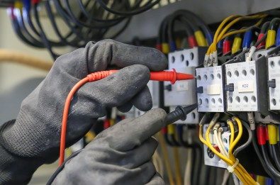 Jasa Pengurusan SLO untuk Memenuhi Persyaratan Instalasi Listrik Instalasi listrik memiliki peran penting dalam mendukung kegiatan rumah tangga, gedung komersial, dan operasional industri. Karena itu, aspek keselamatan dan kelayakan instalasi perlu diperhatikan sebelum instalasi digunakan sesuai ketentuan yang berlaku. Jasa Pengurusan SLO membantu pemilik instalasi memahami proses pemenuhan Sertifikat Laik Operasi (SLO). Pendampingan ini dapat membantu perusahaan mempersiapkan data dan mengetahui tahapan pemeriksaan yang diperlukan. Apa Itu Sertifikat Laik Operasi? Sertifikat Laik Operasi atau SLO merupakan bukti bahwa instalasi tenaga listrik telah memenuhi persyaratan laik operasi berdasarkan pemeriksaan dan ketentuan yang berlaku. SLO berkaitan dengan aspek keselamatan dan kesesuaian instalasi. Oleh sebab itu, pemilik instalasi perlu memastikan bahwa kondisi teknisnya memenuhi persyaratan sebelum digunakan sesuai peruntukannya. Melalui Jasa Pengurusan SLO, pemilik instalasi dapat memperoleh arahan mengenai dokumen, pemeriksaan, serta proses sertifikasi yang relevan dengan jenis instalasi. Siapa yang Membutuhkan SLO? Kebutuhan SLO dapat berkaitan dengan instalasi tenaga listrik pada bangunan, fasilitas komersial, maupun kegiatan industri. Persyaratan dan prosesnya dapat berbeda sesuai jenis instalasi, kapasitas, serta ketentuan yang berlaku. Beberapa informasi yang sebaiknya dipersiapkan meliputi: Identitas pemilik atau penanggung jawab instalasi. Alamat dan lokasi instalasi. Data teknis serta kapasitas instalasi. Dokumen pendukung yang tersedia. Informasi mengenai kondisi instalasi. Data tersebut membantu proses pemeriksaan awal. Namun, persyaratan lengkap perlu dikonfirmasi sesuai karakteristik instalasi. Mengapa Pendampingan SLO Diperlukan? Proses sertifikasi tidak hanya berkaitan dengan kelengkapan administrasi. Kondisi teknis instalasi juga perlu diperhatikan agar sesuai dengan persyaratan keselamatan. Dengan menggunakan Jasa Pengurusan SLO, perusahaan dapat memahami tahapan yang perlu dijalankan dan mengidentifikasi dokumen yang masih harus dilengkapi. Meski demikian, penerbitan SLO tetap bergantung pada hasil pemeriksaan dan pemenuhan persyaratan. Layanan PT Bintang Teknik Konsultan PT Bintang Teknik Konsultan membantu perusahaan memahami kebutuhan teknis dan administrasi dalam proses perizinan. Kami mengutamakan komunikasi yang jelas serta pendampingan yang disesuaikan dengan kebutuhan proyek. Jika Anda membutuhkan Jasa Pengurusan SLO, hubungi PT Bintang Teknik Konsultan untuk mendiskusikan kebutuhan instalasi dan memperoleh informasi awal mengenai proses yang relevan.